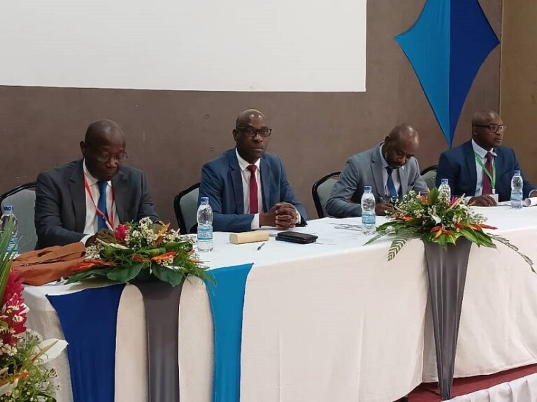 Image de Santé. Du 27 au 29 juin 2024, le troisième congrès de la Société d’Urologie de Côte d’Ivoire (SUCI) s'est tenu à Abidjan Cocody, rassemblant des experts nationaux et internationaux pour discuter des défis et des innovations dans le domaine de l'urologie. Ce rendez-vous crucial a mis en lumière les enjeux majeurs de la santé urologique et a formulé des recommandations pour améliorer les soins aux patients dans le pays. Diagnostic de l'État des Soins Urologiques Le congrès a débuté par un état des lieux des pratiques urologiques en Côte d'Ivoire, identifiant les pathologies les plus prévalentes et les obstacles rencontrés dans le traitement des patients. Les discussions ont souligné l'urgence de traiter efficacement des maladies telles que le cancer de la prostate, la fistule obstétricale, et la lithiase urinaire, qui ont un impact significatif sur la qualité de vie des populations. Les sessions du congrès ont été l'occasion pour les praticiens de partager les dernières avancées scientifiques et technologiques. Des experts de divers horizons ont présenté leurs recherches, leurs études de cas et les nouvelles méthodes de traitement qui pourraient être adaptées au contexte ivoirien. Ces échanges ont permis d'enrichir la compréhension des meilleures pratiques et des innovations pouvant être intégrées dans les protocoles de soin locaux. Abroulaye Fofana, président du comité scientifique, a souligné l'importance cruciale d'harmoniser les traitements du cancer de la prostate à travers le pays. « Il est essentiel de standardiser nos approches pour garantir que chaque patient reçoive le meilleur soin possible, peu importe où il se trouve en Côte d’Ivoire », a-t-il déclaré. Il a également appelé à une augmentation des campagnes de sensibilisation pour encourager les dépistages précoces. La fistule obstétricale a été un autre point focal du congrès. M. Fofana a insisté sur la nécessité de renforcer les mesures préventives, notamment en améliorant l'accès aux soins de qualité pour les femmes enceintes. Il a plaidé pour une collaboration accrue entre les services de santé maternelle et les spécialistes en urologie pour prévenir cette complication dévastatrice. Stratégies pour la Gestion de la Lithiase Urinaire Concernant la lithiase urinaire, le congrès a mis en avant la nécessité de fournir des équipements médicaux de pointe pour le diagnostic et le traitement. « La disponibilité de technologies avancées est cruciale pour améliorer les résultats de santé et minimiser les souffrances des patients », a expliqué M. Fofana. Le congrès a conclu sur un appel à la mobilisation générale des acteurs de santé et des autorités publiques. Pour améliorer de manière significative les soins urologiques en Côte d'Ivoire, une stratégie intégrée impliquant la sensibilisation, la prévention, et l'amélioration de l'accès aux technologies médicales est essentielle. L'édition 2024 du congrès de la SUCI a été un tournant pour la prise en charge des maladies urologiques en Côte d'Ivoire, plaçant la barre haut pour l'amélioration continue des soins de santé. En rassemblant les connaissances et les ressources, les experts ont tracé la voie vers un avenir où les maladies urologiques sont gérées avec plus d'efficacité et de compassion. « L’union fait la force, et c’est ensemble que nous pourrons relever les défis de l’urologie en Côte d’Ivoire », a conclu Abroulaye Fofana. Cette vision collaborative peut-elle transformer les soins urologiques dans d'autres régions du monde ?