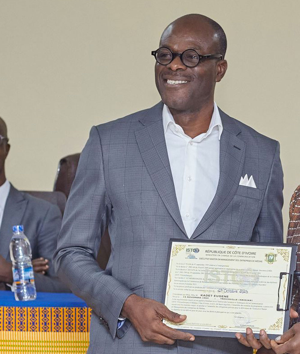 Image de TV/Films/Séries. La presse ivoirienne est en deuil. Eugène Kadet, journaliste et éditeur de presse, est décédé le jeudi 4 juillet 2024 dans une clinique à Abidjan, après avoir combattu une longue maladie pulmonaire. Son décès marque la fin d'une carrière dédiée à l'information et à la promotion de la solidarité au sein des médias privés en Côte d'Ivoire. Un parcours exemplaire dans le journalisme Eugène Kadet était une figure éminente du journalisme ivoirien. Spécialiste en stratégies médias et communication, il a consacré sa vie à informer et à éduquer le public. Il était à la tête de la SIPPRAC, la société éditrice de l'hebdomadaire "La Retraite Active", un journal qui a su captiver ses lecteurs grâce à sa rigueur et à sa pertinence. En plus de ses fonctions éditoriales, Eugène Kadet a joué un rôle crucial au sein de la Mutuelle générale des agents des médias privés de Côte d'Ivoire (MS-Médias). En tant qu'administrateur de cette mutuelle, il a œuvré pour améliorer les conditions de vie et de travail des journalistes ivoiriens, en mettant en place des systèmes de santé et de solidarité. Le communiqué du Groupement des éditeurs de presse de Côte d'Ivoire (GEPCI), dont il était membre, a exprimé la profonde tristesse de la communauté journalistique : « Le président (du GEPCI) Zohoré Lassane, a la profonde douleur de vous annoncer le décès du frère, éditeur de presse, M. Eugène Kadet, survenu à la suite d'une longue maladie. Il présente ses condoléances à la famille de la presse. Yako à tous ! ». Ces mots reflètent l'impact durable de Kadet sur ses collègues et la communauté qu'il a servie avec dévouement. Eugène Kadet a commencé sa carrière au sein du journal gouvernemental Fraternité Matin, où il a rapidement gravi les échelons grâce à son talent et à son engagement. Son passage à Fraternité Matin a été marqué par une série d'articles et de reportages qui ont contribué à façonner le paysage médiatique ivoirien. Combat contre la maladie Depuis deux ans, Eugène Kadet luttait contre une maladie pulmonaire qui l'a finalement emporté. Malgré sa condition, il a continué à travailler avec passion, ne laissant jamais sa maladie entraver son dévouement au journalisme et à la cause des médias privés. La nouvelle de son décès a suscité de nombreuses réactions au sein de la presse ivoirienne. Des journalistes, des éditeurs et des lecteurs ont exprimé leur tristesse et leur gratitude pour le travail et l'héritage de Kadet. « Eugène était un modèle pour nous tous, un homme de principes et de conviction », a déclaré un collègue proche. Le décès d'Eugène Kadet laisse un vide immense dans la presse ivoirienne. Son engagement, son professionnalisme et sa vision continueront d'inspirer les générations futures de journalistes. Alors que nous réfléchissons à l'impact de sa carrière, nous devons nous demander : comment pouvons-nous honorer et poursuivre l'héritage d'Eugène Kadet dans le paysage médiatique ivoirien ?