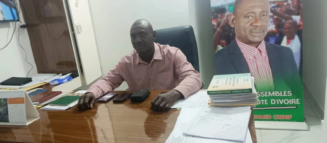 Image de Politique. Le président du Rassemblement Démocratique Ivoirien (RDI), Chérif Hamed Haïdara, a récemment pris position contre la transhumance politique en Côte d'Ivoire, un phénomène qu'il juge néfaste pour la démocratie et la confiance des électeurs. Lors d'une conférence de presse tenue à Abidjan le 8 juillet 2024, il a exprimé ses préoccupations et ses espoirs pour les élections de 2025. État des Lieux de la Politique Ivoirienne Chérif Hamed Haïdara a profité de cette occasion pour faire le bilan des activités de son parti, le RDI, affirmant son ancrage sur le terrain et son écoute attentive des aspirations des citoyens ivoiriens. "Nous avons de grandes ambitions pour ce pays," a-t-il déclaré, soulignant l'importance d'un engagement politique sincère et dédié au bien-être national plutôt qu'à des intérêts personnels. Haïdara a clarifié la position de son parti concernant les alliances politiques, en prenant l'exemple du soutien du RDI à Kandia Camara lors des élections municipales à Abobo. Bien que Camara fût candidate du parti du Président Alassane Ouattara, son projet correspondait aux visions du RDI. "On peut soutenir le RHDP, le PDCI-RDA, le PPA-CI ou tout autre parti politique ivoirien, apprécier certaines actions, mais on doit rester fidèle à nos principes," a-t-il insisté. Le phénomène de transhumance politique a été vivement critiqué par Haïdara, qu'il compare à un "mercato hivernal" dans le football, où les joueurs changent d'équipe pour des raisons souvent opportunistes. "En politique, c'est plutôt la conviction qui doit motiver à adhérer à une formation," a expliqué Haïdara. Il a appelé les politiciens à respecter le mandat pour lequel ils ont été élus et les valeurs de leurs partis, évoquant la nécessité d'une plus grande honnêteté et constance dans l'engagement politique. Appel à l'Intégrité et au Respect des Engagements Haïdara a exhorté les citoyens et les politiciens à cultiver des valeurs d'intégrité et de respect de la parole donnée, critiquant ceux qui ne tiennent pas leurs promesses après avoir prêté serment. "La conséquence, c'est la médiocrité du service public et la misère du contribuable ivoirien," a-t-il déploré, invitant à un changement de mentalité ou, à défaut, à la démission de ceux qui ne peuvent pas honorer leurs engagements. Dans un appel vibrant à la classe politique ivoirienne, Chérif Hamed Haïdara a mis l'accent sur la nécessité de préserver la confiance des électeurs et de servir le pays avec loyauté et intégrité. Alors que la Côte d'Ivoire se prépare pour les élections de 2025, la question demeure : comment les leaders politiques peuvent-ils renforcer la confiance du public dans un climat marqué par la transhumance politique?