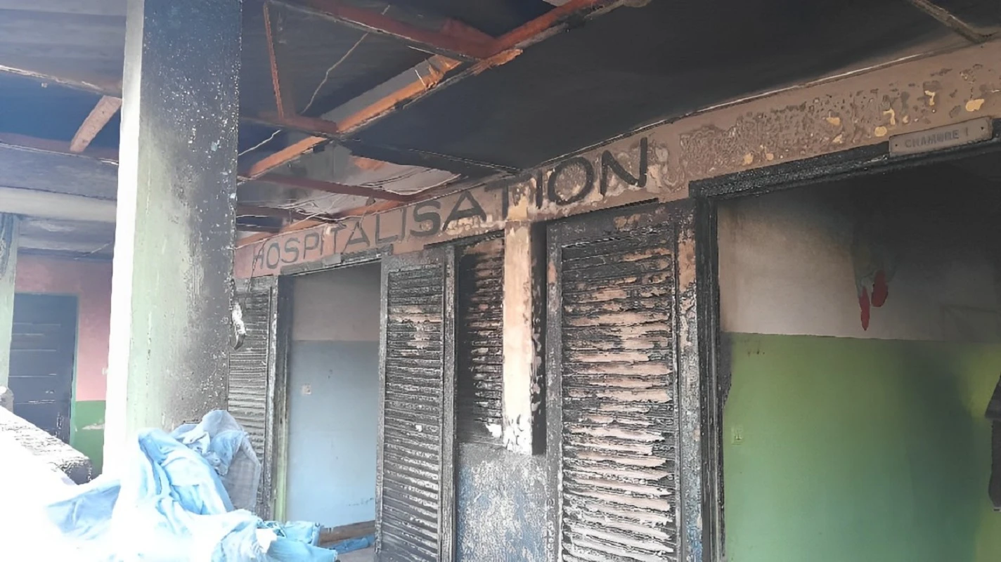 Image de Faits Divers. Le Centre Hospitalier Régional (CHR) d'Agboville a été le théâtre d'un acte de violence choquant le dimanche 7 juillet 2024, lorsqu'un homme franco-ivoirien, en protestation contre la mort prématurée de son neveu, a incendié le service de pédiatrie. Aidé par un complice armé, cet acte désespéré a causé des dommages matériels importants mais, par chance, n'a pas entraîné de pertes humaines. Les Événements de la Tragédie La journée avait débuté normalement pour le personnel du CHR d'Agboville, mais la situation a basculé en fin de soirée. Vers 19 heures, un homme visiblement bouleversé a fait irruption dans le service de pédiatrie, demandant à voir un médecin. Devant l'absence de réponse satisfaisante, sa frustration s'est transformée en colère destructrice. Sous la menace d'une arme, lui et son complice ont aspergé le service d'essence et y ont mis le feu, provoquant une rapide propagation des flammes. Alors que les flammes commençaient à engloutir le service, des visiteurs et des riverains ont courageusement improvisé une intervention, réussissant à maîtriser le feu avant l'arrivée des pompiers. Grâce à leur action rapide, tous les patients présents ont été évacués en sécurité, évitant une tragédie bien plus grande. L'homme responsable de l'incendie, submergé par la douleur de la perte de son neveu, a ouvertement accusé le personnel médical de négligence. Selon lui, un manque de professionnalisme et une insouciance auraient directement contribué à la mort tragique de l'enfant. Ces allégations ont incité les autorités à lancer une enquête complète pour clarifier les circonstances entourant à la fois la mort de l'enfant et l'incendie. Sécurité Hospitalière en Question Cet incident soulève des questions cruciales sur la sécurité dans les établissements de santé. La réaction violente, bien que extrême, met en évidence le besoin urgent de renforcer les mesures de sécurité dans les hôpitaux, de manière à protéger à la fois les patients et le personnel contre de potentielles menaces. Le service de pédiatrie du CHR d'Agboville reste gravement endommagé et sera inopérant pendant une durée indéterminée. Au-delà des coûts de réparation, l'incident a porté un coup dur à la réputation de l'institution et pourrait avoir des implications longues sur la confiance du public envers la gestion hospitalière. Cet acte dramatique d'incendie au CHR d'Agboville est un rappel douloureux que dans le domaine de la santé, les émotions peuvent parfois conduire à des réactions extrêmes. Alors que la communauté et les autorités cherchent à panser les plaies et à reconstruire, une question demeure : comment les hôpitaux peuvent-ils mieux gérer les attentes et les émotions des familles endeuillées pour prévenir de telles tragédies à l'avenir?