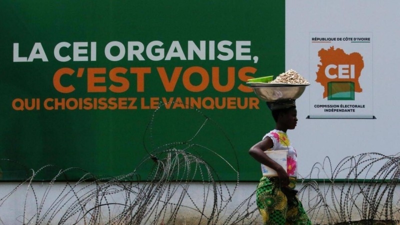 Image de Politique. À l'approche de l'élection présidentielle de 2025, la Commission Électorale Indépendante (CEI) de Côte d'Ivoire prend des mesures innovantes pour garantir la transparence et la confiance du processus électoral. En collaboration avec la Plateforme de la Presse Numérique de Côte d'Ivoire (PNCI), la CEI a lancé une série de formations spécialisées pour ses agents, axées sur l'exploitation efficace des outils de communication digitale. Renforcement des Capacités en Communication Digitale Du 18 au 22 juin 2024, le secrétariat général de la CEI a été le cadre d'un atelier intensif visant à améliorer les compétences de ses agents dans divers domaines cruciaux de la communication numérique. L'objectif est double : maîtriser les réseaux sociaux pour une diffusion efficace des informations et produire des contenus web attractifs qui engagent et informent correctement les électeurs. Un aspect crucial de cette formation a été l'apprentissage de techniques de fact-checking pour combattre la propagation de fausses nouvelles, particulièrement virulente en période électorale. Les agents de la CEI sont désormais mieux équipés pour identifier et rectifier les informations erronées qui pourraient compromettre l'intégrité du processus électoral. Stratégie de Communication Améliorée En exploitant le potentiel des médias numériques, la CEI entend non seulement améliorer sa capacité à communiquer en temps réel mais aussi à interagir directement avec les citoyens. Cette proximité numérique permettra à l'organisation de répondre rapidement aux préoccupations des électeurs, renforçant ainsi la confiance dans les mécanismes électoraux. L'adoption de technologies de communication avancées est une étape vers l'amélioration de la transparence de la CEI. Avec des outils numériques à sa disposition, la commission peut non seulement fournir des mises à jour constantes sur le déroulement des élections mais également permettre un suivi en temps réel des résultats, minimisant ainsi les chances de contestation du processus électoral. En se tournant vers la digitalisation, la CEI de Côte d'Ivoire pose les fondations pour une élection présidentielle plus transparente et inclusive en octobre 2025. Ces efforts pour renforcer la confiance publique à travers des innovations numériques sont essentiels pour la stabilité politique future. Cependant, une interrogation demeure : dans quelle mesure la digitalisation peut-elle réellement éliminer les défis traditionnels rencontrés dans les processus électoraux?