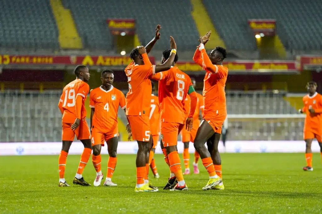 Image de Football. La cérémonie officielle du tirage au sort pour les éliminatoires de la Coupe d'Afrique des Nations (CAN) 2025 a récemment eu lieu, révélant les groupes et le calendrier des matchs à venir. Champions en titre de la dernière édition de la CAN en 2023, les Éléphants de Côte d'Ivoire connaissent désormais leurs adversaires pour cette nouvelle campagne. Les dates des rencontres de la Côte d’Ivoire sont désormais fixées, promettant des affrontements passionnants et cruciaux pour leur qualification. La Composition des Groupes et les Adversaires La Côte d'Ivoire a été placée dans un groupe compétitif comprenant la Zambie, le Tchad, et la Sierra Leone. Ces adversaires, bien que variés dans leurs styles et leurs forces, représenteront chacun un défi unique pour les Éléphants. Le premier match se déroulera à domicile contre la Zambie, offrant une opportunité idéale pour débuter la campagne sur une note positive. Le coup d'envoi des éliminatoires sera donné avec une rencontre face à la Zambie. Ce match, prévu entre le 2 et le 10 septembre 2024, sera crucial pour poser les bases d'une campagne réussie. Les supporters ivoiriens attendent avec impatience cette confrontation, espérant que leur équipe nationale puisse réitérer les performances exceptionnelles qui ont conduit à leur sacre en 2023. Déplacements Stratégiques et Rencontres Décisives Après leur match d'ouverture contre la Zambie, les Éléphants se rendront au Tchad pour la deuxième journée des éliminatoires. Ce déplacement sera suivi d'une série de rencontres importantes : - 3ème et 4ème journées (7 au 15 octobre 2024) - Côte d’Ivoire vs Sierra Leone - Sierra Leone vs Côte d’Ivoire - 5ème et 6ème journées (11 au 19 novembre 2024) - Zambie vs Côte d’Ivoire - Côte d’Ivoire vs Tchad Chaque match jouera un rôle déterminant dans la quête de qualification pour la CAN 2025. Les déplacements au Tchad et en Sierra Leone seront particulièrement surveillés, car ils peuvent souvent s'avérer complexes en raison des conditions locales et de la dynamique des matchs à l'extérieur. Sous la direction du coach Emerse Faé, les Éléphants se préparent intensément pour cette campagne. Le statut de champions en titre ajoute une pression supplémentaire, mais également une motivation immense pour l'équipe. "Nous sommes prêts à défendre notre titre avec détermination et à montrer que nous méritons notre couronne continentale," a déclaré Faé lors d'une récente conférence de presse. L'Importance du Soutien des Supporters Le soutien des supporters ivoiriens sera crucial tout au long de cette campagne. Les fans, qui ont célébré avec ferveur le triomphe de 2023, sont prêts à encourager leur équipe pour réitérer cet exploit. Les stades seront sans aucun doute remplis de passion et de chants, créant une atmosphère électrique pour chaque rencontre. Alors que les Éléphants de Côte d'Ivoire s'apprêtent à entamer leur parcours vers la CAN 2025, la question reste ouverte : pourront-ils maintenir leur suprématie sur le continent africain et défendre avec succès leur titre de champions ? Les prochains mois nous révéleront si l'équipe peut surmonter les défis et continuer à briller sur la scène internationale.