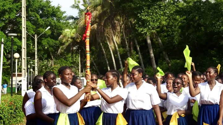 Image de Études/Devoirs. Lundi 8 juillet 2024 a marqué un moment décisif pour de nombreux lycéens ivoiriens avec la proclamation des résultats du baccalauréat. Avec un taux de réussite national de 34,17%, cette année a été particulièrement éprouvante pour beaucoup, mais certains établissements ont réussi à se distinguer par des performances exceptionnelles, affichant des taux de réussite impressionnants qui témoignent de leur excellence et de leur engagement envers l'éducation. Phares de l'Éducation en Côte d'Ivoire Lycée Sainte Marie de Cocody : Un Modèle de Réussite En tête de ce palmarès, le Lycée Sainte Marie de Cocody brille avec un taux de réussite de 100% toutes séries confondues. Établissement public pour jeunes filles et véritable institution depuis sa création en 1962, le lycée Sainte Marie ne cesse d'illustrer son excellence académique, cultivant une tradition de succès qui perdure. ÉTIMOÉ et MAKORÉ : L'École des Familles Juste derrière, les établissements ÉTIMOÉ et MAKORÉ à Bingerville se partagent la deuxième place. Ces écoles privées, bien qu'accueillant un nombre restreint d'élèves, démontrent une qualité d'enseignement remarquable avec un taux de réussite de 100% dans les séries A et C, et presque parfait dans la série D. Leur approche pédagogique centrée sur les besoins spécifiques de chaque élève est un modèle de réussite éducative. Lycée Scientifique de Yamoussoukro : Un Bastion de l'Excellence Scientifique Le lycée scientifique de Yamoussoukro, connu pour être le premier lycée d'excellence de la Côte d’Ivoire, occupe fièrement la troisième place avec un taux de réussite de 98,85%. Fondé en 1975, cet établissement public a une forte tradition dans l'enseignement des sciences, ce qui se reflète dans les performances exceptionnelles de ses élèves. Lycée d'Excellence Alassane Ouattara de Grand-Bassam Le Lycée d'Excellence Alassane Ouattara à Grand-Bassam, inauguré en 2019, se positionne en quatrième place avec un taux de réussite global de 98,21%. Ses infrastructures modernes et son environnement propice à l'apprentissage font de lui un lieu d'éducation de premier choix, préparant les jeunes Ivoiriens à relever les défis académiques et professionnels. Lycée Classique d’Abidjan : Un Héritage de Rigueur et de Diversité Clôturant le top 5, le Lycée Classique d’Abidjan affiche un taux de réussite de 81,24%. Fondé en 1945, ce lycée public, surnommé ‘’les caïmans’’, accueille près de 4000 élèves et maintient une rigueur académique qui favorise l'excellence, particulièrement dans les séries A1, A2 et C. Implications et Perspectives Ces établissements, par leurs résultats, ne sont pas seulement des lieux d'apprentissage; ils sont des vecteurs de transformation sociale et de développement personnel. Ils montrent que l'investissement dans la qualité de l'éducation, l'adéquation des programmes et la formation des enseignants sont des clés pour relever le niveau académique national. Les performances de ces lycées soulèvent également une question importante sur l'équité dans l'accès à l'éducation de qualité en Côte d'Ivoire. Alors que ces institutions excèlent, de nombreux autres lycées peinent à atteindre un taux de réussite acceptable, reflétant un clivage qui nécessite une attention urgente des politiques éducatives. Le baccalauréat 2024 restera dans les annales comme une année de défis mais aussi de grandes réussites pour certains lycées en Côte d'Ivoire. Ces établissements d'excellence ne cessent de prouver que l'éducation de qualité est un pilier fondamental pour le développement futur du pays. Face à ces inégalités persistantes en matière d'éducation, quelle stratégie le ministère de l'Éducation nationale devrait-il adopter pour garantir une qualité d'enseignement uniforme sur tout le territoire ?