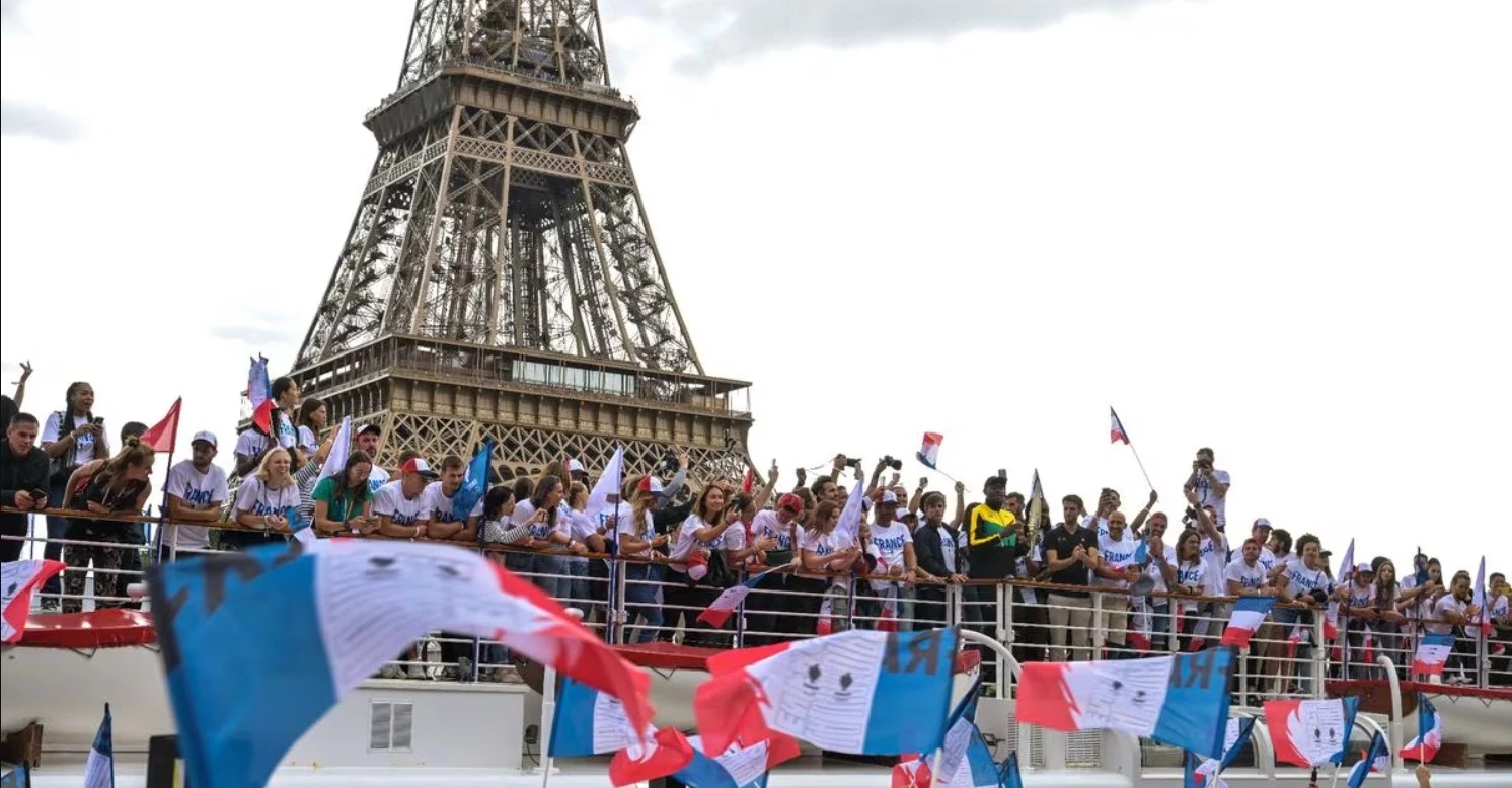 Image de Sport. Les Jeux Olympiques d'été de 2024, qui se tiendront du 26 juillet au 11 août à Paris, constituent un événement majeur pour le monde sportif. La Côte d'Ivoire, avec une délégation de 13 athlètes, se prépare à faire une impression durable dans la capitale française. Ces compétiteurs, choisis pour leur excellence dans l'athlétisme, le judo, le taekwondo, et l'escrime, portent les espoirs d'une nation et les rêves de gloire sur la scène mondiale. L'Éclat de l'Athlétisme Ivoirien La discipline de l'athlétisme verra la participation de sept athlètes ivoiriens, menés par la célèbre sprinteuse Marie Josée Ta Lou-Smith. Avec des participations prévues dans les épreuves du 100 m, 200 m et relais 4x100 m, Ta Lou-Smith est un pilier de vitesse et d'endurance. "Chaque course est un pas de plus vers la réalisation de mes rêves olympiques," confie Ta Lou-Smith, dont la détermination reflète l'esprit de toute l'équipe. Maboundou Koné et Jessika Gbaï Lauren Maca ajouteront leur énergie dans les courses de 100 m et 200 m, promettant des performances électrisantes. Les vétérans comme Murielle Ahouré-Demps et les talents émergents tels que Whitney Tié, Cheickna Traoré et Arthur Cissé Gué complètent cette équipe diversifiée et dynamique. L'athlétisme ivoirien, avec son riche héritage de succès internationaux, espère continuer sur cette lancée. L'entraineur principal de l'équipe, citant la préparation rigoureuse et l'esprit combatif des athlètes, souligne : "Nous visons non seulement des podiums, mais aussi des records personnels et nationaux." Le Taekwondo Ivoirien en Quête de Médailles Le taekwondo, avec trois compétiteurs exceptionnels, cherche à renforcer la stature olympique de la Côte d'Ivoire. Cheick Sallah Cissé, déjà champion olympique, vise une autre médaille dans la catégorie +80 kg. "Mon objectif est clair : défendre mon titre et inspirer les jeunes Ivoiriens," déclare Cissé. Ruth Gbagbi, double médaillée de bronze, compétira dans la catégorie +67 kg avec l'espoir de convertir le bronze en or. La jeune Astan Bathily, dans la catégorie -67 kg, représente l'avenir prometteur du taekwondo ivoirien. L'Escrime et le Judo : Nouveaux Horizons pour la Côte d'Ivoire Dans l'arène de l'escrime, Esteban Maxine Isabel et Jérémy Fafa Keryhuel se préparent à démontrer leur finesse et leur stratégie. "L'escrime est plus qu'un sport; c'est un art de la précision et du timing," explique Isabel, soulignant l'importance de chaque duel. Judo: Force et Technique Combinées Zouleiha Abzetta Dabonné représentera la Côte d'Ivoire dans le judo, une discipline exigeant une combinaison de force mentale et physique. Dabonné, avec son palmarès impressionnant, est déterminée à se distinguer. "Je porte mes aspirations et celles de mon pays chaque fois que je monte sur le tatami," affirme-t-elle. À mesure que Paris 2024 approche, l'excitation monte pour la délégation ivoirienne. Chaque athlète, armé de détermination et soutenu par une nation, s'apprête à entrer dans l'arène olympique non seulement pour concourir mais pour inspirer. Avec des ambitions claires et un soutien robuste, ces étoiles ivoiriennes sont prêtes à briller sur la scène mondiale. Dans quelle mesure ces athlètes influenceront-ils l'avenir du sport en Côte d'Ivoire et au-delà, inspirant la prochaine génération à poursuivre l'excellence?