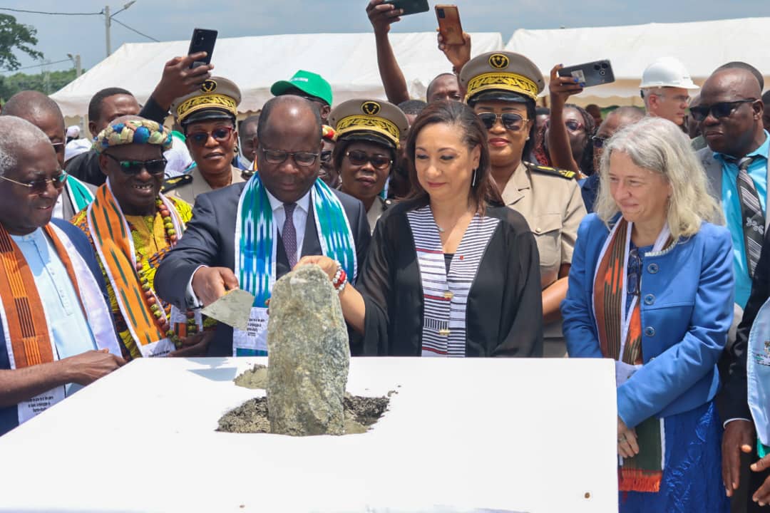 Image de Culture. Le jeudi 4 juillet 2024, un jalon crucial a été posé à Singrobo-Ahouaty avec la première pierre de son futur musée archéologique. Cet événement, marqué par la présence du ministre de la Culture et de la Francophonie, Françoise Remarck, et de l’ambassadrice de Suisse, Anne Lugon-Moulin, promet de transformer la localité en un centre névralgique de culture et d'histoire. Le musée devrait non seulement enrichir la connaissance du patrimoine ivoirien mais aussi stimuler le développement économique local. Un Projet de Coopération Internationale La construction du musée est le fruit d'une collaboration exemplaire entre la Côte d’Ivoire et la Suisse, établie six mois auparavant. Ce partenariat a culminé dans la création de ce site, destiné à devenir un emblème national du patrimoine historique et culturel. "Cette collaboration illustre notre engagement commun à préserver et valoriser notre riche patrimoine culturel tout en renforçant les liens entre nos deux pays," a déclaré Anne Lugon-Moulin lors de la cérémonie. Le financement du musée illustre un modèle de partenariat public-privé innovant. Outre les contributions des gouvernements ivoirien et suisse, l’entreprise privée ivoirienne Hydro Energy SAS joue un rôle clé dans le financement du projet. Ce modèle garantit non seulement la viabilité économique du musée mais ouvre aussi la voie à de futures collaborations entre le secteur public et le secteur privé dans des initiatives culturelles. Le Musée Archéologique de Singrobo-Ahouaty est prévu pour abriter des collections étendues, des périodes paléolithiques jusqu’à l’époque coloniale. "Le musée servira de centre éducatif, offrant aux visiteurs des insights précieux sur les périodes historiques diverses de notre pays," explique Françoise Remarck. En rendant l'histoire accessible, le musée espère inspirer les nouvelles générations et renforcer l'identité culturelle nationale. Développement Économique et Touristique L'implantation de ce musée à Singrobo-Ahouaty est stratégique, visant à booster l'attractivité de la région. "Nous envisageons un accroissement significatif du tourisme, ce qui devrait stimuler l’économie locale et créer de nouvelles opportunités d'emplois, notamment pour nos jeunes," a affirmé Pierre Dimba, président du Conseil régional de l’Agneby-Tiassa. En plus de générer des revenus, le musée prévoit d'engager la communauté locale dans diverses activités du musée, favorisant ainsi l’autonomisation économique. Lors de son discours, Françoise Remarck a appelé à l'engagement de toutes les couches de la société de Singrobo-Ahouaty et de la diaspora. "Votre participation active est essentielle pour le succès de ce projet. Nous vous invitons à soutenir et à vous impliquer dans les différentes phases de développement de ce musée," a-t-elle déclaré, soulignant l'importance de l'appropriation locale du projet pour son succès à long terme. Le projet bénéficie également du soutien continu des chercheurs et des académiciens, notamment des archéologues de l’Université d’Abidjan, qui joueront un rôle clé dans la conservation et la présentation des artefacts. Cette collaboration académique garantit que le musée reste une institution de savoir et de recherche de premier plan. Avec la mise en place du Musée Archéologique de Singrobo-Ahouaty, un nouveau chapitre s'ouvre pour la Côte d’Ivoire, un chapitre où culture, histoire et développement économique se conjuguent pour le bénéfice de tous. Ce projet promet non seulement de préserver le riche héritage archéologique de la nation, mais aussi de catalyser la croissance dans une région prête à embrasser son passé pour enrichir son avenir. Quelles nouvelles perspectives ce musée ouvrira-t-il pour les jeunes générations et les chercheurs désireux de plonger dans l'histoire profonde de la Côte d'Ivoire?