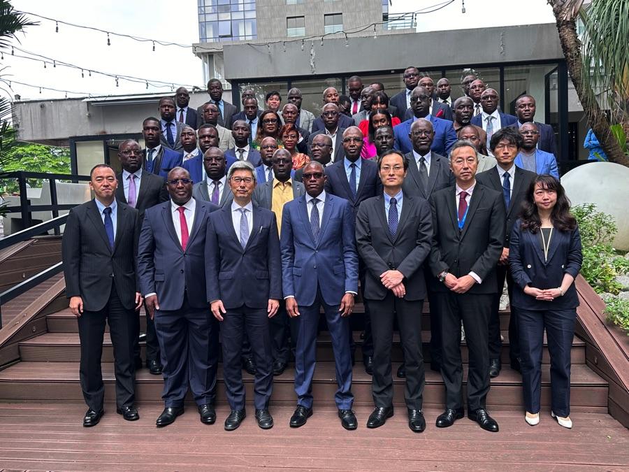 Image de Politique. Le mardi 9 juillet 2024, une session d'échange technique cruciale s'est tenue à Abidjan-Plateau, orchestrée par Yéo Nahoua, Directeur de Cabinet du Ministère de l’Économie, du Plan et du Développement de Côte d'Ivoire. Cette rencontre, placée sous le signe de la coopération internationale, a réuni des représentants de l'Agence Japonaise de Coopération Internationale (JICA) et diverses parties prenantes nationales. L'objectif principal était de discuter de l'augmentation des investissements japonais en Côte d'Ivoire, soulignant un partenariat long et fructueux entre les deux nations. Une Collaboration Historique Depuis l’établissement des relations diplomatiques le 31 décembre 1966, le Japon a été un partenaire clé dans le développement ivoirien, comme l’a souligné Yéo Nahoua. "Nous valorisons profondément le soutien continu du Japon dans des secteurs critiques tels que le transport, l'énergie, l'assainissement, et bien d'autres. Ce soutien a été essentiel pour nos progrès socio-économiques," a déclaré Nahoua. Le partenariat a non seulement renforcé les infrastructures mais a également joué un rôle vital dans le développement des ressources humaines et la gouvernance. Le soutien du Japon a coïncidé avec une période de croissance économique remarquable en Côte d’Ivoire. "Grâce à l’aide de partenaires fiables comme le Japon, notre pays a enregistré des taux de croissance impressionnants, parmi les plus élevés en Afrique," a ajouté Nahoua. Ces résultats témoignent de la robustesse de la politique économique ivoirienne et de son alignement avec l’aide internationale pour le développement. Lors de la session, Sugiyama Hiroki, Chargé d'Affaires de l'Ambassade du Japon en Côte d'Ivoire, a réaffirmé l'engagement de son pays à intensifier la coopération bilatérale. "Nous sommes impatients de renforcer nos liens lors de la prochaine réunion ministérielle de la TICAD à Tokyo et le sommet de la TICAD 9 en 2025 à Yokohama," a-t-il exprimé. Cette déclaration met en lumière l'importance stratégique de la Côte d'Ivoire pour le Japon dans le cadre de sa politique africaine. Le Forum Économique Japon-Afrique Un événement majeur annoncé est le Forum économique public-privé Japon-Afrique qui se tiendra en Côte d'Ivoire avant la fin de l'année. Ce forum vise à explorer de nouvelles avenues de coopération économique entre le Japon, la Côte d'Ivoire, et d'autres nations africaines, alignant les investissements japonais avec les objectifs de développement africains. Wakabayashi Motoharu, représentant résident de la JICA, a souligné l'engagement de son institution à promouvoir des activités économiques durables en Côte d'Ivoire. "Notre objectif est de soutenir la croissance socio-économique du pays à travers des initiatives durables qui bénéficient à long terme à la population ivoirienne," a-t-il déclaré. Cette approche s'aligne avec les priorités du Plan National de Développement 2026-2030 de la Côte d'Ivoire, prévoyant des projets qui favorisent une croissance inclusive et respectueuse de l'environnement. La session d'échange technique à Abidjan a non seulement renforcé les fondations de la coopération ivoiro-japonaise mais a également ouvert des perspectives prometteuses pour l'avenir. Avec des plans ambitieux pour intensifier les investissements et des engagements mutuels pour le développement durable, la relation entre la Côte d'Ivoire et le Japon est prête à entrer dans une nouvelle ère de partenariat stratégique. Quel impact ces initiatives renforcées auront-elles sur la stabilité économique et le développement social de la Côte d'Ivoire à long terme?