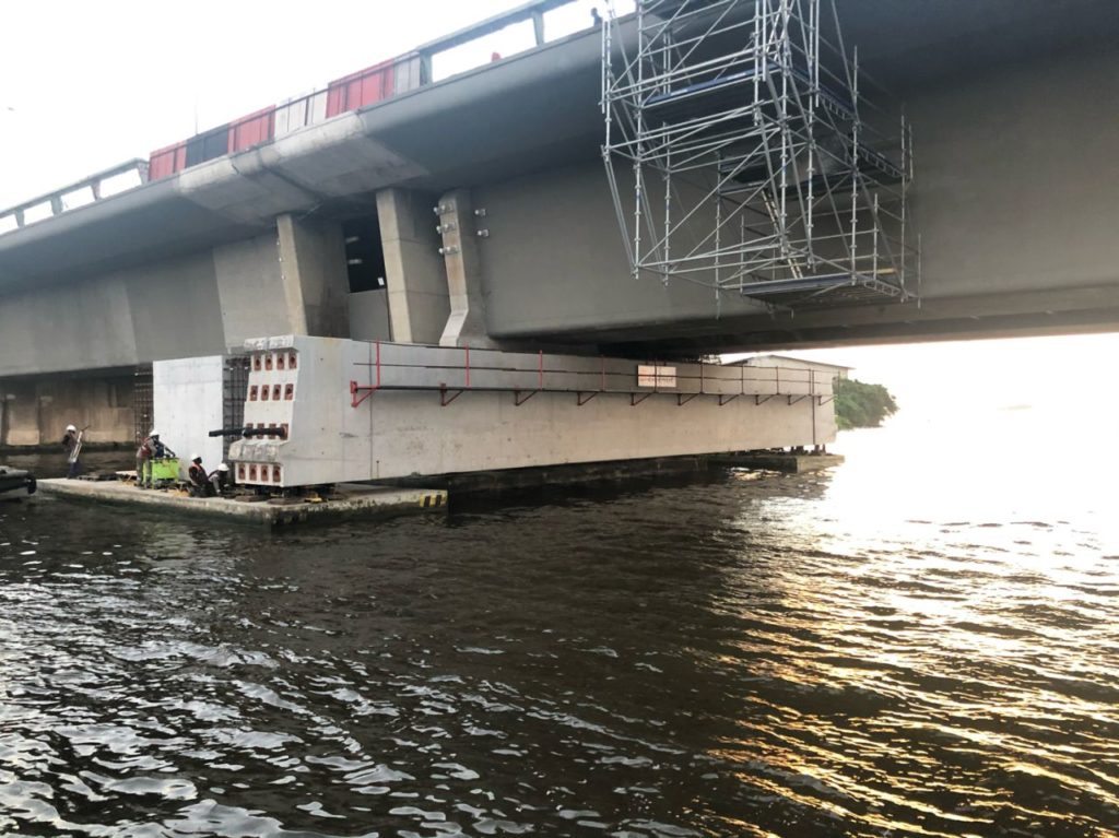 Image de Faits Divers. Le Pont De Gaulle, habituellement un symbole de l'effervescence urbaine d'Abidjan, s'est transformé en scène de désolation ce matin du 9 juillet 2024. Un événement tragique a secoué les passants et paralysé la circulation lorsqu'un homme a brusquement mis fin à son passage sur le pont en plongeant dans la lagune. Ce geste désespéré a non seulement provoqué un embouteillage massif mais aussi une vaste opération de recherche et de sauvetage. Un Acte Soudain et Inexpliqué Vers 9 heures du matin, un individu, encore non identifié, a stationné sa Mercedes sur le côté du Pont de Gaulle, est sorti de son véhicule et s'est précipité vers le parapet avant de sauter dans les eaux sombres de la lagune. La scène, observée par de nombreux témoins, a immédiatement suscité alertes et appels aux services d'urgence. Les passants, abasourdis par la rapidité et la gravité de l'acte, ont rapidement contacté les forces de l'ordre. "C'était surréaliste, comme si on regardait une scène d'un film, sauf que c'était bien réel," rapporte un témoin encore sous le choc. Peu après, pompiers, policiers et plongeurs spécialisés se sont rendus sur les lieux pour commencer les opérations de recherche. Des équipes de sauvetage ont été déployées pour tenter de retrouver l'homme, considérant la complexité de la zone et les courants de la lagune. "Nos équipes font tout leur possible pour localiser la personne disparue. Nous restons vigilants et persistants malgré les défis posés par l'environnement," explique un responsable des opérations de secours. Le drame a également causé un important embouteillage, perturbant sérieusement la circulation dans une des artères les plus fréquentées de la ville. Des déviations ont été mises en place pour alléger la congestion, tandis que les forces de l'ordre tentaient de maintenir l'ordre et de faciliter les opérations de sauvetage. Contexte et Conséquences Cet incident soulève des questions importantes concernant la sécurité sur les ponts et les mesures préventives pour dissuader de tels actes désespérés. Les autorités envisagent de renforcer la surveillance et d'installer des barrières de sécurité plus efficaces pour prévenir d'éventuelles tragédies futures. La nature apparemment impulsive de cet acte met en lumière la nécessité de discuter ouvertement des problèmes de santé mentale et de l'importance de l'accès aux services de soutien psychologique. "Cet incident est un rappel douloureux que nous devons être plus attentifs aux signes de détresse chez les individus autour de nous," affirme un psychologue local. La disparition de cet homme dans des circonstances aussi tragiques est un moment de profonde réflexion pour la communauté. Alors que les efforts de recherche continuent, cet événement triste rappelle la fragilité de la vie humaine et l'importance de l'attention et du soutien communautaire face aux luttes individuelles. Ce drame, survenu en plein cœur d'Abidjan, laisse une ville en deuil et en quête de réponses. Dans quelle mesure notre société est-elle équipée pour reconnaître et répondre aux signes de détresse psychologique chez les individus avant qu'il ne soit trop tard ?