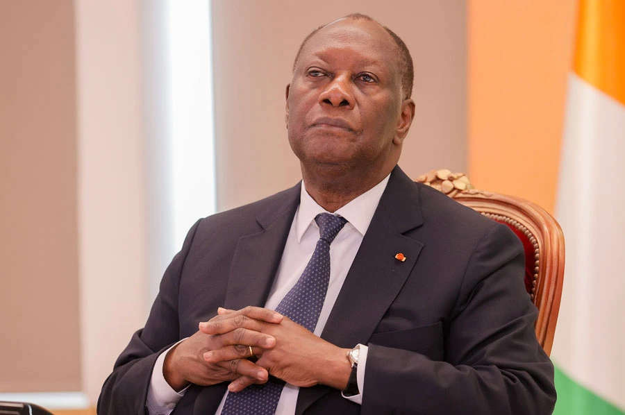 Image de Politique. Dans une démarche résolue de réforme de la gouvernance des entreprises publiques en Côte d'Ivoire, le président Alassane Ouattara a décidé de limoger les directeurs généraux de deux institutions clés : le Conseil Coton-Anacarde et la Radiodiffusion Télévision Ivoirienne (RTI). Cette action, prise à la lumière des récents audits qui ont révélé des lacunes significatives dans la gestion de ces entités, marque un tournant dans la politique de transparence et d’efficacité promue par le gouvernement. Révocation des Directeurs : Un Signal Fort Contre la Mauvaise Gestion La décision du président Ouattara de relever de leurs fonctions Dr Adama Coulibaly du Conseil Coton-Anacarde et son homologue de la RTI a été annoncée officiellement par le porte-parole du gouvernement, Amadou Coulibaly, après le Conseil des ministres du 10 juillet 2024. "Les résultats des audits commandés par le Président ont mis en évidence des dysfonctionnements et des problèmes de gestion et de gouvernance qui ne peuvent être tolérés dans un secteur aussi vital," a-t-il précisé lors de la conférence de presse. Sous l’impulsion du vice-président Tiémoko Meylet, les contrôles ont été intensifiés pour assurer que les entreprises publiques opèrent selon les standards de transparence et d’efficience requis. Ces audits ne sont pas seulement des mesures punitives mais visent à instaurer une culture de responsabilité et de rigueur au sein des structures étatiques. L’éviction des deux directeurs généraux soulève des questions importantes sur les pratiques administratives au sein des entreprises publiques en Côte d'Ivoire. "Ces actions sont nécessaires pour aligner ces institutions avec nos objectifs nationaux de développement et d'intégrité," a expliqué le ministre lors de son allocution. En conséquence, les conseils d’administration des deux entités se réuniront sous peu pour désigner des intérimaires qui poursuivront les réformes engagées. Défis et Perspectives Future Cette initiative de révocation s’inscrit dans une série de mesures que le gouvernement envisage de prendre pour renforcer la gouvernance des entreprises publiques. Les défis restent cependant considérables, notamment en termes de réadaptation des politiques internes et de redéfinition des stratégies pour éviter de futurs écueils. Les répercussions de ces changements vont bien au-delà des entités concernées. Elles envoient un message clair à toutes les entreprises publiques que la performance et la transparence sont impératives. Cette démarche pourrait également rassurer les investisseurs internationaux et les partenaires de développement sur la stabilité et la fiabilité du secteur public ivoirien. En prenant des mesures fermes contre la mauvaise gestion, le président Ouattara et son gouvernement montrent leur engagement envers une administration publique plus efficace et transparente. Alors que la Côte d'Ivoire continue de se positionner comme un leader économique en Afrique, ces ajustements pourraient-ils être le catalyseur nécessaire pour une transformation plus large du secteur public ? Quelles autres réformes seront nécessaires pour garantir une gouvernance publique à la hauteur des aspirations du peuple ivoirien ?