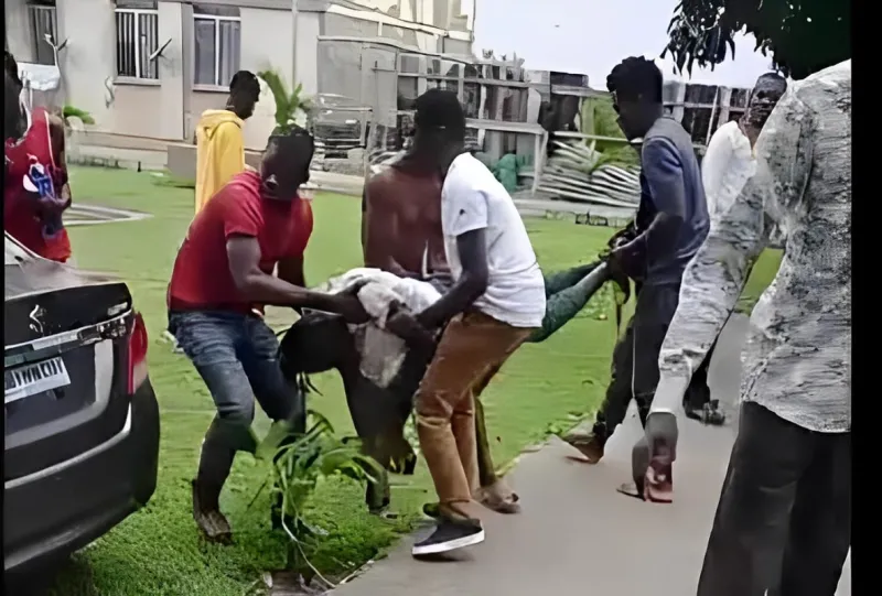 Image de Faits Divers. La matinée du mercredi 10 juillet 2024 a été marquée par un événement tragique à la Cité universitaire de Port Bouet 2, commune de Port Bouet. Bazié Wilfried Samuel B.D., un jeune homme de 24 ans originaire de Gagnoa, s’est donné la mort en se jetant du 3ème étage d’un des bâtiments de la résidence. Cet acte désespéré a plongé la communauté universitaire dans une profonde consternation et soulevé de multiples questions sur les circonstances ayant conduit à une telle tragédie. Un séjour entre amis qui tourne au drame Arrivé le vendredi 5 juillet pour une visite d’une semaine chez son ami Ouédraogo D., étudiant en master 2 de philosophie, Bazié semblait initialement bien se porter. Toutefois, les choses ont rapidement pris une tournure sombre après une conversation téléphonique avec sa fiancée en Italie le samedi suivant. Selon les témoignages recueillis, cet appel a marqué un changement radical dans son comportement, le plongeant dans une profonde détresse émotionnelle. Le comportement de Bazié a rapidement évolué vers des signes alarmants de dépression, poussant ses proches à contacter son père pour venir à son aide. Malgré la présence rassurante de ce dernier, les tentatives pour stabiliser l’état de Bazié ont été vaines. Le matin du drame, confronté à une douleur insupportable, il a choisi de mettre fin à ses jours sous les yeux impuissants de ceux qui tentaient de le secourir. Le drame a atteint son paroxysme lorsque, malgré une intervention rapide et l'évacuation de Bazié vers le CHU de Treichville, il a succombé à ses blessures. La nouvelle de son décès a été un choc pour tous, amplifiant la tristesse et les interrogations au sein de la cité universitaire et au-delà. En quête de réponses La disparition de Bazié soulève des questions cruciales sur les facteurs de risque et les signaux d’alerte associés à la santé mentale, particulièrement chez les jeunes adultes. Son cas, caractérisé par une détérioration rapide et fatale de son état psychologique, met en lumière le besoin urgent de sensibilisation et de moyens d'intervention plus efficaces dans la prévention du suicide. La réaction de la communauté universitaire et la douleur partagée par la famille et les amis de Bazié témoignent de l'impact dévastateur que de tels événements peuvent avoir sur un cercle plus large. Cela souligne l'importance d'une prise en charge communautaire et d'un soutien accru pour les personnes en détresse psychologique. La mort tragique de Bazié Wilfried Samuel B.D. rappelle douloureusement les défis auxquels sont confrontés de nombreux jeunes aujourd'hui. Dans le sillage de cette perte, il est impératif de renforcer les réseaux de soutien psychologique et de sensibiliser davantage au bien-être mental. Comment notre société peut-elle mieux identifier et soutenir ceux qui souffrent en silence, avant qu'il ne soit trop tard ?