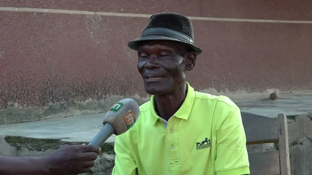 Image de Football. Le monde du football ivoirien est en deuil suite à l'annonce du décès de Zagoli Golié Marcel, ancien gardien de but emblématique des Éléphants de Côte d'Ivoire. La nouvelle, tombée ce vendredi 12 juillet, a bouleversé les amateurs de football et les anciens coéquipiers de celui qui a tant marqué l'histoire du sport ivoirien. Malgré les soins prodigués et les efforts pour lutter contre une maladie tenace, Zagoli Golié s'est éteint à l'âge de 63 ans. Cet article revient sur la carrière et la vie de ce grand joueur, ainsi que sur l'impact de sa disparition. Une Carrière Dédiée au Football Ivoirien Zagoli Golié Marcel est une figure incontournable du football ivoirien. Gardien de but au talent indéniable, il a su s'imposer comme le dernier rempart des Éléphants, l'équipe nationale de Côte d'Ivoire. Sa carrière a débuté dans les clubs locaux, notamment l'AS Bouaké et l'Africa Sports d'Abidjan, où ses performances ont rapidement attiré l'attention. Ses réflexes impressionnants, sa lecture du jeu et son charisme sur le terrain lui ont valu une place de choix dans la sélection nationale. Sous les couleurs des Éléphants, Zagoli Golié a vécu des moments de gloire et de défis. Son engagement et son dévouement pour l'équipe nationale étaient sans faille. "Il était le cœur de notre défense, toujours prêt à se sacrifier pour l'équipe," se souvient un ancien coéquipier. Ses prestations lors des compétitions internationales ont souvent été saluées, faisant de lui un modèle pour les jeunes générations de footballeurs ivoiriens. Malheureusement, les dernières années de Zagoli Golié ont été marquées par la maladie. Affaibli et hospitalisé à plusieurs reprises, il a néanmoins bénéficié du soutien du ministre délégué des Sports et du Cadre de vie, qui a pris en charge ses soins au CHU de Treichville. Malgré ces efforts, la maladie a finalement eu raison de lui. Son décès a été un choc pour ses proches, ses anciens coéquipiers et les nombreux fans de football en Côte d'Ivoire. Zagoli Golié laisse derrière lui un héritage riche et inspirant. "Il a consacré toute sa vie au football ivoirien, et son influence dépasse largement les frontières de notre pays," a déclaré un représentant de la Fédération Ivoirienne de Football. En tant que mentor et modèle, il a inspiré de nombreux jeunes joueurs à suivre leurs rêves et à s'engager pleinement dans le sport. Ses contributions ne se limitent pas à ses exploits sur le terrain; il a également joué un rôle crucial dans le développement du football en Côte d'Ivoire. Réactions et Hommages Depuis l'annonce de son décès, les hommages affluent de toutes parts. Des personnalités du monde du sport, des politiques, et des fans anonymes ont exprimé leur tristesse et leur admiration pour l'homme et le joueur qu'était Zagoli Golié. "Sa disparition est une perte immense pour notre pays. Il restera à jamais dans nos cœurs," a déclaré le président de la Fédération Ivoirienne de Football. De nombreux messages de condoléances ont également été publiés sur les réseaux sociaux, témoignant de l'affection et du respect que lui portaient les Ivoiriens. Les obsèques de Zagoli Golié devraient rassembler une foule nombreuse, désireuse de rendre un dernier hommage à cette légende du football. La cérémonie, prévue dans les prochains jours, sera l'occasion pour ses proches, ses anciens coéquipiers et les fans de se recueillir et de célébrer sa vie et sa carrière. "Nous devons nous souvenir de lui comme d'un homme courageux et déterminé, qui a toujours donné le meilleur de lui-même," a déclaré un de ses anciens entraîneurs. Zagoli Golié a toujours été un modèle pour les jeunes footballeurs ivoiriens. Son parcours, marqué par le travail acharné, la discipline et la passion, continue d'inspirer les nouvelles générations. "Il nous a appris que rien n'est impossible avec du travail et de la détermination," a confié un jeune gardien de but. Sa mémoire vivra à travers les nombreux joueurs qu'il a inspirés et les valeurs qu'il a incarnées tout au long de sa carrière. La disparition de Zagoli Golié soulève également des questions sur le soutien et l'accompagnement des anciens sportifs en Côte d'Ivoire. Nombreux sont ceux qui plaident pour une meilleure prise en charge médicale et sociale des joueurs après leur carrière. "Nous devons tirer les leçons de cette tragédie pour mieux protéger nos anciens sportifs," a souligné un journaliste sportif. Zagoli Golié Marcel était plus qu'un gardien de but exceptionnel; il était une icône du football ivoirien et un modèle de persévérance et de dévouement. Son décès laisse un vide immense dans le cœur de ceux qui l'ont connu et admiré. Alors que la nation pleure cette perte, elle se souvient également de ses exploits et de l'héritage qu'il laisse derrière lui. En ces moments de deuil, une question demeure : comment la Côte d'Ivoire peut-elle honorer la mémoire de ses héros sportifs tout en soutenant les générations futures ?