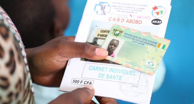 Image de Politique. La Côte d'Ivoire franchit une nouvelle étape majeure dans l'organisation de son système de santé avec l'adoption d'un décret innovant. Désormais, le numéro d'immatriculation de la Couverture Maladie Universelle (CMU) sera utilisé comme identifiant unique dans tous les établissements sanitaires, qu'ils soient publics ou privés. Cette décision, annoncée par le ministre de la Communication et porte-parole du gouvernement, Amadou Coulibaly, a été prise lors du conseil des ministres du 10 juillet 2024. Cette mesure vise à uniformiser et sécuriser les soins prodigués aux patients tout au long de leur parcours thérapeutique. Une Réforme Nécessaire pour l'Uniformisation des Soins L'adoption du numéro de la CMU comme identifiant de santé répond à un besoin pressant d'uniformisation dans le secteur médical ivoirien. Jusqu'à présent, chaque établissement pouvait utiliser différents numéros et systèmes pour identifier et suivre les patients, créant ainsi des disparités et des complications dans la gestion des dossiers médicaux. "Ce décret vise à assurer l'uniformité et la sécurité des soins durant le parcours thérapeutique des usagers dans les différents systèmes d'information des établissements sanitaires, qu'ils soient publics ou privés", a expliqué Amadou Coulibaly. L'introduction de ce numéro unique est perçue comme une avancée significative pour le secteur de la santé. En remplaçant tous les autres numéros utilisés jusqu'à présent, le numéro de la CMU permettra une meilleure gestion des dossiers patients, facilitant ainsi leur prise en charge et le référencement des données de santé. "Le numéro d'immatriculation de la CMU remplace tout autre numéro utilisé dans les établissements sanitaires publics et privés pour la constitution du dossier du patient, sa prise en charge et le référencement des données sur la santé de ce patient," a précisé le ministre. Pour permettre une transition en douceur vers ce nouveau système, le gouvernement a donné aux usagers et aux établissements sanitaires un délai de 24 mois pour se conformer à ces nouvelles dispositions. Cette période de transition est essentielle pour mettre en place les infrastructures nécessaires et former le personnel à l'utilisation du nouveau système. "Nous devons nous assurer que tous les établissements disposent des moyens techniques et humains pour adopter ce changement," a souligné un représentant du ministère de la Santé. Les Enjeux de la Sécurité des Données Un des principaux avantages de l'utilisation du numéro de la CMU comme identifiant de santé réside dans la sécurité des données des patients. La centralisation et l'uniformisation des informations permettront de mieux protéger les données sensibles contre les risques de perte ou de vol. "Avec un identifiant unique, nous réduisons les risques de confusion et de fraude, garantissant ainsi une meilleure protection des données des patients," a indiqué un expert en sécurité informatique. Pour les patients, cette réforme signifie un accès plus fluide et plus sécurisé aux soins. Grâce à un identifiant unique, ils n'auront plus besoin de se soucier des multiples numéros et documents nécessaires lors des consultations. "Ce changement va simplifier notre parcours de soins et nous permettre de recevoir des soins plus cohérents et plus rapides," a témoigné un patient. De plus, en facilitant le partage d'informations entre les établissements, le numéro de la CMU permettra une meilleure coordination des soins. Cependant, la mise en œuvre de cette réforme ne sera pas sans défis. Les établissements devront adapter leurs systèmes informatiques pour intégrer le nouveau numéro de la CMU. Cela impliquera des investissements en matériel et en formation, ce qui pourrait représenter une contrainte pour certains établissements, notamment les plus petits ou ceux situés dans des zones rurales. "Il est crucial que le gouvernement apporte un soutien technique et financier pour aider tous les établissements à se conformer à cette nouvelle réglementation," a insisté un responsable d'hôpital. Les professionnels de santé joueront également un rôle clé dans la réussite de cette transition. Ils devront s'adapter aux nouveaux outils et procédures, ce qui nécessitera une formation adéquate et continue. "Nous devons nous assurer que tout le personnel de santé est bien formé à l'utilisation du numéro de la CMU pour éviter toute confusion ou erreur dans la prise en charge des patients," a déclaré un représentant syndical des professionnels de santé. La collaboration et l'engagement de tous les acteurs du secteur seront essentiels pour garantir le succès de cette réforme. D'autres pays ont déjà mis en place des systèmes similaires avec succès. Par exemple, en France, le numéro de sécurité sociale sert d'identifiant unique pour les soins de santé, facilitant ainsi la gestion des dossiers médicaux et la coordination des soins. L'expérience de ces pays montre que, malgré les défis initiaux, les avantages à long terme sont significatifs, tant pour les patients que pour les professionnels de santé. "Nous pouvons tirer des enseignements précieux des expériences internationales pour adapter et optimiser notre propre système," a suggéré un consultant en santé publique. L'Impact sur les Assurances et les Mutuelles L'adoption du numéro de la CMU comme identifiant de santé aura également des répercussions sur les assurances et les mutuelles de santé. Ces organismes devront aligner leurs systèmes et leurs procédures sur le nouveau standard, ce qui pourrait améliorer la fluidité des remboursements et la gestion des prestations. "Cette réforme va harmoniser les processus entre les établissements de santé et les assureurs, ce qui est une bonne nouvelle pour les assurés," a commenté un représentant d'une grande mutuelle. Pour de nombreux usagers du système de santé, cette réforme était attendue depuis longtemps. "Nous avons souvent rencontré des problèmes de coordination des soins et de gestion des dossiers médicaux. Cette réforme vient répondre à un besoin réel," a exprimé un patient. En offrant une solution simple et efficace, le numéro de la CMU comme identifiant unique pourrait transformer l'expérience des soins en Côte d'Ivoire. En outre, cette réforme ouvre la voie à de nouvelles perspectives pour le système de santé ivoirien. En centralisant les informations, il sera plus facile de mener des analyses et des recherches pour améliorer la qualité des soins. "Avec des données plus cohérentes et accessibles, nous pourrons mieux comprendre les besoins de santé de la population et adapter nos politiques en conséquence," a expliqué un chercheur en santé publique. Cette avancée pourrait également favoriser l'innovation et l'intégration de nouvelles technologies dans le secteur de la santé. L'adoption du numéro de la CMU comme identifiant unique dans les établissements sanitaires en Côte d'Ivoire est une réforme ambitieuse et nécessaire. Elle promet de renforcer l'uniformité et la sécurité des soins, tout en simplifiant le parcours des patients. Cependant, sa mise en œuvre nécessitera des efforts concertés de la part du gouvernement, des établissements de santé et des professionnels. Cette transition pose une question essentielle : comment garantir que cette réforme bénéficiera à tous les Ivoiriens, indépendamment de leur situation géographique ou socio-économique ?