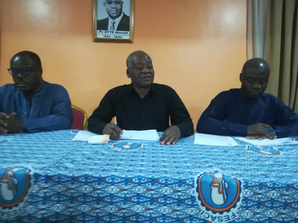 Image de Faits Divers. La Fédération des Syndicats Autonomes de Côte d'Ivoire (FESACI) traverse actuellement une crise majeure. Initialement prévu pour les 13 et 14 juillet 2024, le Congrès ordinaire de la FESACI-Centrale générale a été reporté à fin septembre par ordonnance judiciaire. Cette décision fait suite à des accusations graves de détournement de fonds au sein de l'organisation syndicale, exacerbées par le décès de son ancien secrétaire général confédéral, Traoré Dohia, en octobre 2023. Des Accusations de Détournement Lors d'une conférence de presse tenue le 11 juillet au siège de la centrale, le secrétaire général confédéral par intérim, Kouamé Koffi Kra Félix, a révélé que plus de 200 millions de FCFA avaient disparu des caisses de la FESACI sans aucune justification. "En complicité avec le trésorier général, qui 'm’a qualifié de SGC intérimaire', ils ordonnançaient les dépenses en délivrant les chèques sur lesquels je devais simplement apposer ma signature, en tant qu’exécutant," a déclaré Kra Félix. Il a également indiqué que le trésorier général avait refusé de lui fournir les relevés bancaires et autres documents comptables. Kra Félix a exprimé ses soupçons quant à un possible détournement, soulignant que depuis la maladie du secrétaire général Dohia en mars 2023, le solde disponible sur le compte de la FESACI-CG était de seulement 67 000 FCFA en février 2024. "Je pense qu’il y a eu détournement," a-t-il affirmé. Il a attribué la responsabilité de cette situation à Traoré Yakouba, secrétaire général adjoint, et a mentionné que ces difficultés financières, ainsi que le refus du trésorier général de produire les rapports financiers et moraux, avaient conduit à la tenue de l’Assemblée générale extraordinaire du 11 mai 2024. Face à la gravité des accusations, la justice ivoirienne a été saisie de l’affaire. Le tribunal de première instance a ordonné, par ordonnance de référé en date du 10 juillet 2024, le report du congrès aux 28 et 29 septembre prochains et un audit judiciaire pour clarifier les responsabilités et tirer les conséquences avant la tenue du 7e congrès ordinaire. "Vu la gravité des faits," a souligné Kra Félix, il est impératif que cette enquête soit menée de manière rigoureuse et transparente. Les Réactions et Appels à l'Unité Les tentatives pour obtenir la version des faits du trésorier général cité nommément par les accusateurs sont restées infructueuses. En attendant les résultats de l’audit judiciaire, Kra Félix a lancé un appel à la solidarité et à la mobilisation de tous les syndicalistes face à ces difficultés. "Nous devons rester unis pour surmonter les obstacles et garantir la bonne tenue du prochain congrès dans les règles établies," a-t-il encouragé, insistant sur l'importance de la cohésion et de l'intégrité au sein de la FESACI. Cette crise au sein de la FESACI survient à un moment critique pour le syndicalisme en Côte d'Ivoire. Les allégations de détournement de fonds jettent une ombre sur la crédibilité de l'organisation et soulèvent des questions sur la gestion des ressources au sein des syndicats. Le report du congrès, bien que nécessaire, retarde les discussions et les décisions importantes concernant les droits et les conditions de travail des travailleurs ivoiriens. "La transparence et la responsabilité doivent être au cœur de nos actions," a rappelé un membre influent de la centrale syndicale. En préparation du congrès reporté, les membres de la FESACI se concentrent sur l'audit judiciaire et la clarification des comptes. Cette période de transition est également vue comme une opportunité pour réévaluer les structures internes et les mécanismes de contrôle afin d'éviter de futurs scandales. "Il est temps de renforcer notre organisation et de nous assurer que de tels incidents ne se reproduisent plus," a déclaré un autre responsable syndical. Le Rôle des Syndicats dans la Société Ivoirienne Les syndicats jouent un rôle crucial dans la défense des droits des travailleurs et la promotion de meilleures conditions de travail. La crise actuelle à la FESACI met en lumière les défis auxquels sont confrontées les organisations syndicales en matière de gouvernance et de transparence. Il est essentiel que la FESACI, et les syndicats en général, restaurent la confiance de leurs membres et du public. "Notre mission est de protéger les intérêts des travailleurs, et pour cela, nous devons être irréprochables," a insisté Kra Félix. Le congrès de septembre sera un moment décisif pour la FESACI. Les attentes sont élevées quant aux résultats de l'audit judiciaire et aux mesures qui seront prises pour améliorer la gestion et la transparence au sein de l'organisation. "Nous devons saisir cette opportunité pour refonder notre syndicat sur des bases solides et éthiques," a déclaré un délégué syndical. Les discussions porteront également sur les stratégies à adopter pour renforcer les droits des travailleurs et faire face aux défis économiques et sociaux actuels. La crise actuelle au sein de la FESACI est une épreuve pour le syndicalisme ivoirien, mais elle offre également une occasion de renouveau et de réforme. Le report du congrès et l'audit judiciaire en cours sont des étapes nécessaires pour restaurer la confiance et assurer une gestion transparente et responsable des ressources. Alors que les syndicalistes se préparent pour le congrès de septembre, une question demeure : comment la FESACI peut-elle se réinventer pour mieux servir les travailleurs ivoiriens et garantir une gouvernance exemplaire à l'avenir ?