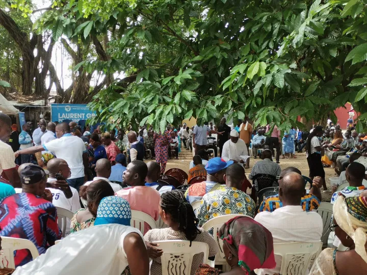 Image de Faits Divers. Le Parlement Nady Bamba de Yopougon Gesco a été la cible d'une attaque à la machette le jeudi 11 juillet 2024 aux alentours de 22 heures. Cet incident grave a suscité l'indignation et la crainte au sein de la communauté politique ivoirienne, particulièrement parmi les sympathisants du Parti des Peuples Africains - Côte d'Ivoire (PPA-CI), fondé par l'ancien président Laurent Gbagbo. Selon les témoignages, des jeunes supposés proches du parti au pouvoir, le Rassemblement des Houphouëtistes pour la Démocratie et la Paix (RHDP), seraient à l'origine de cette agression. Une Attaque Violente et Ciblée Quelques militants et sympathisants du PPA-CI s'étaient rassemblés au Parlement Nady Bamba pour discuter de l'actualité politique. À 21h55, le lieu de rencontre a été pris d'assaut par un groupe de jeunes armés de machettes. "Toutes les chaises que Stéphane Kipré (cadre du PPA-CI) a données ont été cassées. Ils ont emporté la sonorisation et machetté certains militants," a déclaré un témoin oculaire de l'attaque. À l'heure actuelle, aucun bilan officiel n'a été communiqué concernant les blessés ou les morts. Les parlements et agoras sont des lieux emblématiques de libre expression en Côte d'Ivoire, ayant connu leur apogée sous le régime de Laurent Gbagbo. Ces espaces permettent aux populations d’échanger librement sur les questions politiques et sociales. Avec l'éclatement de la rébellion en 2002, ces lieux se sont multipliés, notamment à Abidjan, pour défendre la légitimité du président Gbagbo et les institutions de la République. L'attaque du Parlement Nady Bamba intervient dans un contexte de tensions politiques croissantes, exacerbées par des avertissements récents de la presse proche du RHDP. Ces avertissements mettent en garde contre un possible "retour des agoras et parlements," perçus comme des foyers de contestation par certains membres du parti au pouvoir. Le 6 juillet dernier, le PPA-CI a annoncé la "redynamisation des Parlements et Agoras," renforçant les inquiétudes quant à une recrudescence des tensions politiques à l'approche des élections présidentielles de 2025. Les parlements et agoras, principalement présents dans la commune de Yopougon, sont régulièrement accusés par le parti au pouvoir de servir de plateformes pour des discours incendiaires. En avril 2011, peu après la chute du régime de Laurent Gbagbo, le maire du Plateau, affilié au RHDP, avait ordonné la destruction de la "Sorbonne" d'Abidjan, un lieu de rassemblement clé pour les Jeunes patriotes et les idéologues de la Refondation. L'attaque récente ravive les souvenirs de ces événements et alimente les craintes d'une nouvelle vague de violence politique. Réactions et Appels au Calme Suite à l'attaque, plusieurs voix se sont élevées pour condamner cet acte de violence et appeler au calme. Les leaders du PPA-CI ont dénoncé cette agression, affirmant qu'elle vise à museler l'opposition et à intimider les militants. De leur côté, les autorités locales et les responsables du RHDP n'ont pas encore réagi officiellement à ces accusations. Les appels à une enquête indépendante se multiplient pour faire la lumière sur les responsables de cette attaque et éviter toute escalade. Les parlements et agoras ont joué un rôle crucial dans la vie politique ivoirienne, surtout pendant les périodes de crise. Créés à l'initiative des Jeunes patriotes sous la présidence de Laurent Gbagbo, ces espaces ont servi de tribunes pour défendre les positions du gouvernement et mobiliser la base populaire. Toutefois, ils ont également été critiqués pour avoir parfois encouragé des discours violents et polarisants. Leur résurgence actuelle est vue par certains comme une tentative de recréer un espace de débat et de mobilisation en prévision des prochaines élections. Alors que les élections présidentielles de 2025 approchent, la Côte d'Ivoire se trouve à un carrefour critique. Les tensions politiques et les actes de violence comme l'attaque du Parlement Nady Bamba soulignent la fragilité de la situation. Le défi pour les leaders politiques et la société civile sera de garantir des élections pacifiques et transparentes, tout en préservant les espaces de libre expression et de débat public. L'attaque à la machette sur le Parlement Nady Bamba de Yopougon est un triste rappel des défis persistants en matière de stabilité politique en Côte d'Ivoire. Alors que le pays se prépare pour les prochaines élections, il est crucial de promouvoir le dialogue et de condamner fermement toute forme de violence. Cette situation pose une question fondamentale : comment la Côte d'Ivoire peut-elle renforcer ses institutions démocratiques et garantir des élections pacifiques dans un climat de tensions croissantes ?