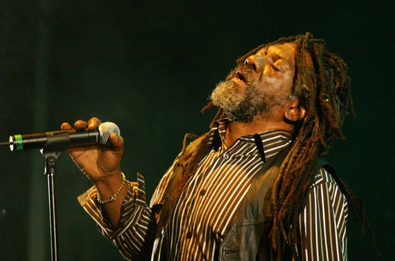 Image de Musique/Radio. Winston McAnuff, connu sous le nom d’Electric Dread, est un artiste reggae jamaïcain de renommée internationale. Il s'apprête à enflammer la scène ivoirienne lors d’un concert exceptionnel prévu pour la soirée du 19 juillet 2024 à l’espace Azk Live, à Cocody-Blockhauss. Cet événement, très attendu, promet d’être un moment inoubliable pour les amateurs de reggae, avec une prestation qui s'étendra jusqu’à l’aube. Un Retour Triomphal à Abidjan Cinq ans après son dernier passage en Côte d'Ivoire, Winston McAnuff revient pour une deuxième prestation, témoignant ainsi de l'importance d'Abidjan sur la scène reggae mondiale. Son concert de 2019 au Parker Place reste gravé dans les mémoires des fans, et cette nouvelle performance promet de raviver la même énergie et passion. Pour ce concert, Winston McAnuff sera accompagné par les Majesty Roots, un des orchestres reggae les plus réputés de la place. Ensemble, ils revisiteront une carrière prolifique, de "Pick Hits to Click" (197 à "Big Brothers" (201. Avec près de 50 ans de carrière et une dizaine d’albums à son actif, McAnuff offrira un voyage musical à travers les décennies, célébrant les classiques du reggae roots. La première partie du spectacle sera assurée par des artistes locaux de renom tels que Jah Biley, Marco Almamy, General Dimitry et Jah Light. Ces talents ivoiriens, bien connus des aficionados du reggae, contribueront à chauffer l’ambiance avant l’arrivée de l’Electric Dread. Leur participation souligne l'importance de la scène reggae locale et son dynamisme. La venue de Winston McAnuff confirme une fois de plus le statut d’Abidjan comme une plaque tournante du reggae en Afrique. La ville a accueilli de nombreux grands noms du genre et continue d’attirer des artistes de renommée mondiale. "Abidjan est une ville où le reggae trouve un public passionné et fidèle," affirme Johanna Okon, figure incontournable de la scène reggae ivoirienne, qui espère que ce concert sera aussi mémorable que celui de 2019. Né en 1957 à Christiana, en Jamaïque, Winston McAnuff a reçu son surnom d’Electric Dread grâce à un album éponyme sorti en 1986. Ce nom lui a été attribué par le public en raison de ses prestations scéniques électrisantes. Tout au long de sa carrière, McAnuff a su marquer les esprits avec son énergie débordante et son engagement profond envers la musique reggae. Un Concert pour les Amateurs de Reggae Roots Ce concert à l’espace Azk Live s'adresse particulièrement aux amateurs de reggae roots old school. McAnuff, avec sa voix puissante et son charisme naturel, interprétera ses plus grands succès, emportant le public dans un tourbillon de rythmes et de mélodies authentiques. "C’est un honneur de pouvoir partager ma musique avec un public aussi passionné," a déclaré McAnuff lors d’une récente interview. Les concerts live de Winston McAnuff sont réputés pour leur intensité et leur authenticité. Chaque performance est unique, portée par une interaction constante avec le public. "Lorsque je suis sur scène, je ressens une connexion profonde avec chaque personne dans la salle," confie l’artiste. Cette magie du live est ce qui rend chaque concert de McAnuff si spécial et attendu. Le concert promet d'être une nuit inoubliable, rassemblant des fans de tous horizons pour célébrer la musique reggae. Les billets se vendent rapidement, signe de l’enthousiasme suscité par l’événement. "Nous attendons une affluence record," indique l’organisateur du concert, soulignant l’importance de l’événement pour la scène musicale d’Abidjan. La venue de Winston McAnuff à Abidjan est plus qu’un simple concert; c’est un événement qui célèbre la richesse et la diversité de la musique reggae. En revisitant une carrière de près de 50 ans, McAnuff rappellera à ses fans pourquoi il est une légende vivante du reggae. Alors que les préparatifs battent leur plein, une question reste en suspens : comment ce concert influencera-t-il la scène reggae ivoirienne et renforcera-t-il encore davantage le statut d'Abidjan comme capitale africaine du reggae ?