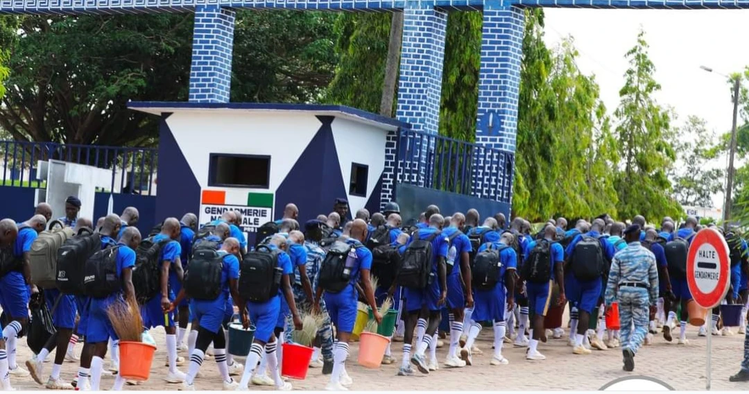 Image de Carrière. Le Commandant Supérieur de la Gendarmerie Nationale de Côte d'Ivoire a officiellement ouvert les inscriptions pour le concours d'entrée 2024, annonçant le début d'une compétition qui attire chaque année des milliers de jeunes Ivoiriens désireux de servir leur nation. Cet événement, crucial pour le renouvellement et le maintien de la qualité au sein de la force, est encadré par des critères stricts et des dates clés que chaque candidat doit scrupuleusement respecter. Éligibilité et Préparation : Les Clés de la Réussite Pour aspirer à une carrière dans la Gendarmerie Nationale, les candidats doivent répondre à plusieurs exigences précises : - Nationalité : Le concours est exclusivement ouvert aux citoyens ivoiriens, affirmant ainsi le principe de souveraineté et de service national. - Âge : Les postulants doivent être âgés de 18 à 25 ans au 31 décembre 2024, garantissant ainsi vigueur et maturité nécessaires aux exigences du métier. - Formation : Un minimum de formation est requis, symbolisé par la détention du Brevet d'Études du Premier Cycle ou d’un diplôme équivalent, assurant une base éducative solide. - Condition physique : Des critères physiques spécifiques sont également demandés, incluant une taille minimale de 1,68 m pour les hommes et 1,66 m pour les femmes, critère essentiel pour les opérations terrain. Dates Importantes - Ouverture des Préinscriptions : Les candidats peuvent s'inscrire à partir du 12 juillet 2024. - Clôture des Préinscriptions : La fenêtre d'inscription ferme impérativement le 28 juillet 2024, sans possibilité de dérogation. La procédure de préinscription s'effectue exclusivement en ligne via le site officiel de la Gendarmerie Nationale. Il est impératif pour les candidats de fournir des informations précises et complètes pour éviter toute disqualification ultérieure. Le Concours : Plus qu'une Sélection, Un Engagement Le concours de gendarmerie ne se limite pas à une simple évaluation des compétences académiques ou physiques ; il teste également la résilience, l'intégrité et l'engagement des candidats envers les valeurs de la République et de la Gendarmerie. Les candidats retenus à l'issue du concours seront soumis à une formation intense et complète, conçue pour les préparer aux divers défis que présente le métier de gendarme. Cette formation couvre autant les aspects techniques que éthiques du métier. Une carrière dans la Gendarmerie Nationale offre non seulement une stabilité d'emploi mais aussi des opportunités d'avancement basées sur le mérite et l'expérience. C'est une voie professionnelle valorisante et respectée, cruciale pour la sécurité et l'ordre public. Devenir gendarme, c'est choisir de servir et protéger la société. C'est un engagement qui dépasse le cadre professionnel pour toucher à l'essence même du civisme et du dévouement envers son pays. Le concours de gendarmerie 2024 est plus qu'une opportunité de carrière ; c'est une invitation à participer activement à la sécurité et à la stabilité de la Côte d'Ivoire. Pour les jeunes Ivoiriens, c'est une chance de démontrer leur engagement envers leur communauté et leur nation. À l'heure où la sécurité nationale est plus que jamais une priorité, comment les nouvelles recrues peuvent-elles influencer positivement la perception de la gendarmerie auprès de la population civile?