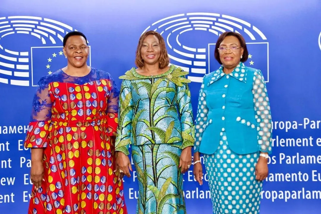 Image de Politique. Le 12 juillet 2024, Strasbourg a été le théâtre d'un événement remarquable qui a rassemblé des femmes de pouvoir et d'influence de partout dans le monde. Le Forum Universel du Leadership Féminin a vu des participantes de stature internationale, y compris la Présidente du Sénat de Côte d'Ivoire, Mme Kandia CAMARA. Lors de cet événement, ces dirigeantes ont exploré des initiatives visant à renforcer la coopération et le partage de connaissances à travers l'Afrique et au-delà, soulignant l'importance cruciale du rôle des femmes dans les sphères politiques et économiques mondiales. Un Carrefour de Leaders Influents Mme Camara a échangé des idées avec ses homologues, Madame Paulette MISSAMBO du Gabon et Madame Mabel Memory CHINOMONA du Zimbabwe. Ensemble, elles ont envisagé des projets ambitieux tels que la création de l’Association des Sénats d’Afrique et une Association des Présidentes de chambres parlementaires, des initiatives qui pourraient transformer la gouvernance et le leadership sur le continent africain. Ces discussions ont mis en lumière un engagement commun à renforcer la coopération entre les pays africains et à favoriser un partage d’expériences et de bonnes pratiques, essentiel pour l'avancement des femmes dans des rôles de leadership. Le forum a offert une plateforme dynamique pour discuter, inspirer et promouvoir le leadership féminin. Avec des conférences inspirantes, des ateliers pratiques et des opportunités de réseautage, l'événement a mis en avant des thèmes tels que "Émergence politique et impact économique : Les axes de tous les possibles du leadership féminin dans un monde en mutation". La Présidente Camara a souligné l'importance de l'impact économique des femmes leaders, notant que les entreprises dirigées par des femmes tendent à être plus performantes et innovantes. "L'émancipation économique des femmes entraîne une augmentation de la productivité, une diversification des talents et une réduction des inégalités", a-t-elle affirmé, mettant en exergue le potentiel des femmes à enrichir et diversifier l'économie globale. Reconnaissance et Inspiration Mme Camara a été honorée lors de la cérémonie de remise des prix du forum, recevant un prix spécial pour son action et son engagement en faveur du leadership féminin. Cette reconnaissance sert de témoignage à son travail acharné et à son dévouement à la cause des femmes dans la gouvernance. En conclusion, Mme Camara a invité ses pairs à intensifier la lutte contre les stéréotypes et les préjugés qui freinent la progression des femmes dans la société. Elle a appelé à une sensibilisation accrue et à une unité d'action pour démanteler les barrières systémiques, ouvrant la voie à un avenir plus inclusif et prospère. Le Forum Universel du Leadership Féminin à Strasbourg a non seulement souligné l'importance du leadership féminin dans le monde en mutation d'aujourd'hui mais a aussi posé les jalons pour des initiatives substantielles qui pourraient redéfinir le paysage politique et économique africain. La vision partagée par ces femmes puissantes promet de catalyser des changements significatifs, favorisant un environnement plus équitable pour les générations futures. Comment les sociétés peuvent-elles mieux soutenir et mettre en œuvre les initiatives proposées par les leaders féminins pour garantir un impact durable et significatif sur le développement global?