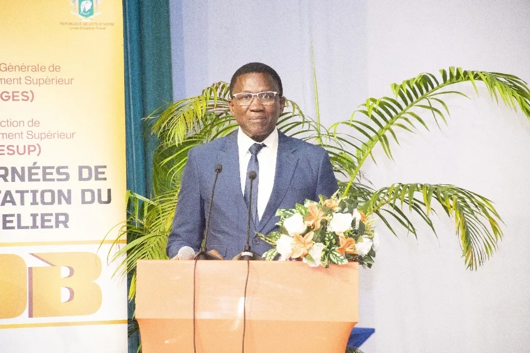 Image de Études/Devoirs. Du 10 au 12 juillet 2024, la salle Kodjo Ebouclé du palais de la culture Bernard Dadié de Treichville a vibré au rythme de la 7ème édition des Journées de l’Orientation du Bachelier (JOB). Cet événement annuel, qui s'est tenu sous le thème « L’Intelligence Artificielle, un levier pour la compétitivité de l’Enseignement Supérieur », a non seulement rassemblé les acteurs clés du système éducatif ivoirien mais a aussi servi de tremplin pour des discussions cruciales sur l'intégration de l'IA dans l'enseignement supérieur. L'Éveil de l'Intelligence Artificielle dans l'Enseignement Supérieur Lors de la cérémonie de clôture, Djimbala DIAKITÉ, Directeur de cabinet adjoint et représentant du ministre de l’Enseignement supérieur et de la Recherche scientifique, a mis en exergue les défis et les opportunités que l'IA représente pour le système éducatif. « L'IA n'est pas seulement un outil de modernisation mais aussi un catalyseur de compétitivité pour notre enseignement supérieur », a-t-il souligné, rappelant à l'audience que cette technologie peut grandement améliorer la performance et l'efficacité des méthodes d'enseignement et de gestion académique. Un moment fort du JOB a été l'appel lancé aux fondateurs d'établissements privés à s'inscrire dans le processus d'homologation des diplômes. Cette démarche vise à garantir que les institutions offrent des formations qui répondent aux normes éducatives nationales et internationales, assurant ainsi une reconnaissance adéquate des qualifications obtenues par les étudiants. DR Elogne ZORO, enseignant-chercheur à l’École Normale Supérieure (ENS), a ouvert le bal des conférences en discutant de la manière dont l'IA peut transformer les méthodologies d'enseignement et d'apprentissage. Suivant cette introduction, un panel dirigé par Prof Abou FOFANA et Dr Abdou MAÏGA a exploré des sujets variés allant de l'homologation des diplômes à l'orientation des nouveaux bacheliers, mettant en lumière l'importance d'une orientation précise et éclairée pour les étudiants. L'importance du rôle des parents dans le processus d'orientation a également été soulignée, les invitant à collaborer étroitement avec la Direction de l’Enseignement Supérieur pour mieux comprendre les options de carrière viables et accréditées pour leurs enfants. Cette collaboration est essentielle pour que les choix d'orientation soient bien informés et alignés avec les réalités du marché de l'emploi tant national qu'international. Perspectives Futures L'avenir de l'enseignement supérieur en Côte d'Ivoire semble prometteur avec l'intégration de l'IA comme outil d'aide à la décision. Cette technologie offre la possibilité de personnaliser l'apprentissage, d'améliorer les systèmes de gestion universitaire et de développer des programmes d'études qui sont en phase avec les exigences globales et les besoins industriels. Toutefois, l'adaptation à cette technologie avancée pose des défis significatifs, notamment en termes de ressources, de formation des enseignants, et d'infrastructures. La nécessité de former des enseignants capables de manier efficacement ces outils devient donc une priorité. La 7ème édition des JOB a non seulement mis en lumière les potentialités de l'IA dans l'enseignement supérieur mais a également tracé la voie pour un système éducatif plus inclusif et compétitif. En encourageant l'homologation des diplômes et en intégrant des technologies avancées comme l'IA, la Côte d'Ivoire se positionne comme un leader potentiel dans l'éducation en Afrique. À mesure que l'enseignement supérieur en Côte d'Ivoire embrasse l'IA, quelles stratégies devraient être mises en place pour assurer que tous les étudiants bénéficient équitablement de ces avancées technologiques?