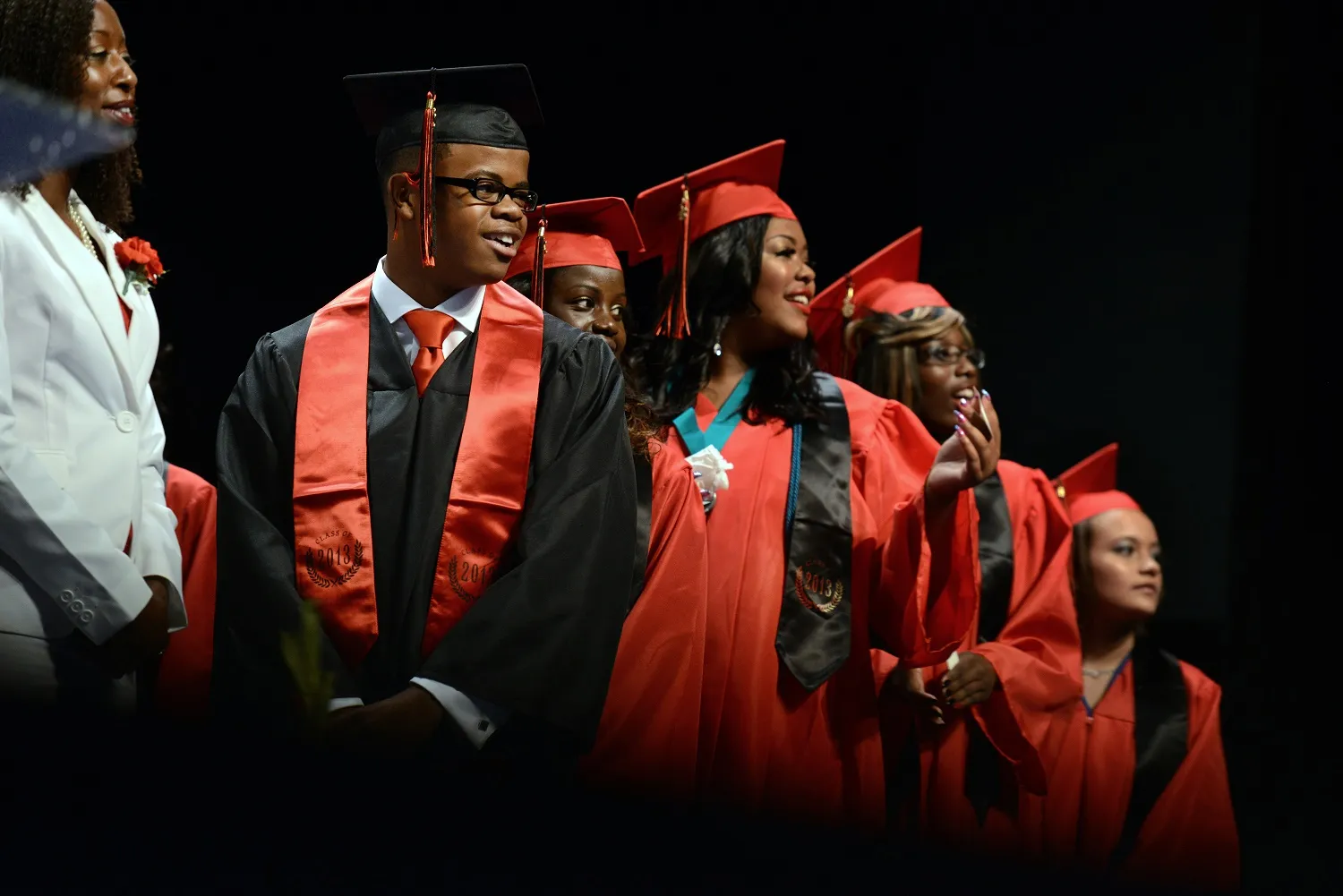 Image de Études/Devoirs. À l'aube de leur parcours universitaire, les nouveaux bacheliers de Côte d'Ivoire se voient offrir une porte ouverte vers des horizons internationaux. Le 12 juillet 2024, Abidjan-Cocody a été le théâtre d'un événement majeur: le Grand Salon international d'orientation des lycéens et des étudiants, orchestré par la structure marocaine « My Campus Fair » en étroite collaboration avec les ministères de l’Éducation et de l’Enseignement supérieur de Côte d'Ivoire. Cette initiative marque un tournant décisif dans la vie de nombreux jeunes ivoiriens, leur offrant non seulement des orientations précieuses mais aussi l’accès à 150 bourses d’études au Maroc, promettant ainsi un avenir radieux. Un pont entre deux nations L'événement, présidé par le ministre de la Communication et porte-parole du gouvernement, Amadou Coulibaly, a souligné l'importance cruciale de l'orientation académique et professionnelle pour les jeunes diplômés. « Chers parents, chers élèves, une orientation réussie est synonyme de travail acharné, d'investissement et de temps précieux, essentiels à une vie épanouie et réussie pour nos jeunes », a déclaré M. Coulibaly lors de la cérémonie d'ouverture. Cette déclaration met en lumière l'engagement du gouvernement à soutenir les aspirations éducatives des jeunes Ivoiriens. Le partenariat entre la Côte d'Ivoire et le Maroc, illustré par cette collaboration avec « My Campus Fair », est un exemple éloquent de la coopération Sud-Sud en matière d'éducation. Abdelmalek Kettani, l'ambassadeur du Maroc en Côte d'Ivoire, a renforcé cet axe en annonçant la mise à disposition de 150 bourses pour les étudiants désireux de poursuivre leurs études supérieures au Maroc. Cette initiative est non seulement un geste de bonne volonté mais aussi un acte stratégique visant à renforcer les liens bilatéraux et à enrichir les compétences des futures générations. Les bourses offertes ouvrent des perspectives d'études dans diverses disciplines, permettant aux étudiants ivoiriens d'accéder à des formations de qualité reconnues internationalement. Vafi Doumbia, représentant du ministre de l’Enseignement supérieur, souligne que cette cérémonie est « une opportunité capitale pour la prise de décisions éclairées concernant les filières d'études et les carrières futures ». L'éducation transfrontalière est souvent vue comme un levier puissant pour le développement personnel et professionnel, mais aussi comme un moyen de tisser des liens culturels et académiques durables entre pays. Perspectives et défis Toutefois, l'accès à ces bourses et la réussite dans un environnement éducatif étranger comportent des défis, notamment en termes d'adaptation culturelle et linguistique. Les étudiants seront confrontés à la nécessité de naviguer dans un nouveau système éducatif tout en s'acclimatant à une culture différente. Cela nécessite non seulement une préparation académique rigoureuse mais aussi un soutien psychologique et logistique pour assurer une transition et une intégration réussies. Le Grand Salon international d'orientation a donc ouvert des portes et élargi les horizons pour les jeunes bacheliers ivoiriens, leur permettant de projeter leurs ambitions au-delà des frontières nationales. Grâce à l'engagement des gouvernements ivoirien et marocain, ces étudiants ont maintenant accès à un éventail d'opportunités qui pourraient définir leur avenir professionnel et personnel. Alors que ces jeunes talents s’apprêtent à franchir le seuil de cette aventure académique, quelle sera leur contribution au tissu socio-économique de la Côte d'Ivoire à leur retour, et comment peuvent-ils utiliser cette expérience internationale pour influencer positivement leur communauté ?