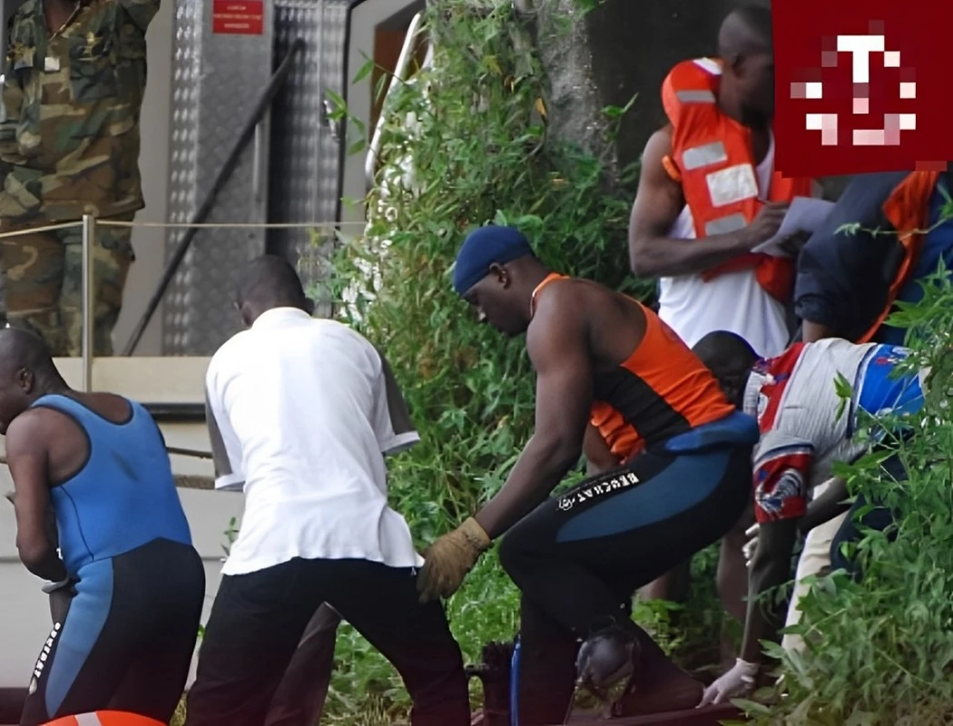 Image de Faits Divers. Le jeudi 11 juillet 2024, la communauté d'Attécoubé et au-delà a été secouée par la nouvelle de la découverte du corps sans vie de l’adjudant-chef Koko Kouamé Francis. Deux jours après son geste désespéré depuis le Pont de Gaulle, les équipes de recherche ont retrouvé le commandant de la Brigade d’Attécoubé dans les eaux lagunaires du Plateau. Ce drame soulève des questions poignantes sur les circonstances de son acte et les pressions endurées par ceux qui servent. Chronologie d'un Drame Le mardi 9 juillet, le commandant Koko s'est rendu tragiquement célèbre en se jetant du Pont de Gaulle, un acte qui a immédiatement déclenché une opération de recherche intense. Les premières informations suggèrent une série d'événements tumultueux précédant le suicide, incluant une altercation avec sa conjointe et un incident de la circulation qui aurait exacerbé un état de détresse déjà prononcé. La recherche de l’adjudant-chef a impliqué des équipes diverses, y compris les sapeurs-pompiers militaires et la gendarmerie nationale, témoignant de l'importance de l'individu. Malgré leurs efforts soutenus, ce n'est que deux jours plus tard que le dénouement tragique a été confirmé, laissant la famille et les collègues de Koko dans une profonde affliction. Koko Kouamé Francis était reconnu pour son dévouement et son intégrité professionnelle. En tant que commandant, il était responsable non seulement de la sécurité mais aussi du bien-être de ses subordonnés, une tâche souvent lourde de conséquences et de stress. À 49 ans, marié et père de quatre enfants, la perte de Koko laisse une lacune immense non seulement au sein de sa famille mais aussi parmi ses collègues. Cette tragédie met en lumière les défis psychologiques auxquels sont confrontés les membres des forces de l'ordre, souvent sous-estimés ou méconnus du grand public. Réflexions sur la Santé Mentale et le Soutien Institutionnel La mort de Koko Kouamé Francis rappelle la nécessité cruciale de soutien psychologique et émotionnel pour les forces de sécurité. Les stigmates associés aux problèmes de santé mentale sont particulièrement marqués dans ce milieu, où la force et la résilience sont hautement valorisées. Cet incident tragique pourrait servir de catalyseur pour reconsidérer les politiques de bien-être au sein des forces armées, soulignant l'importance d'une prise en charge holistique des personnels, qui inclut leur santé mentale. Le décès de l’adjudant-chef Koko Kouamé Francis reste une perte déchirante pour sa famille, ses amis et ses collègues. Il est aussi un rappel douloureux des risques personnels inhérents aux carrières dans les forces de l'ordre et de la nécessité de soutien adapté. Alors que la communauté pleure un héros, elle doit aussi réfléchir aux meilleures façons de protéger ceux qui nous protègent. Comment la société et les institutions peuvent-elles mieux soutenir les membres des forces de l'ordre pour prévenir des tragédies similaires à celle de l’adjudant-chef Koko Kouamé Francis ?