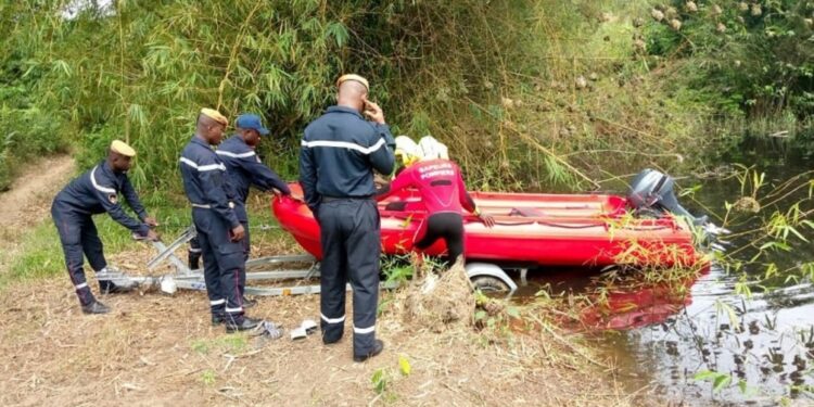 Image de Faits Divers. Dans le paisible village d'Atéhou, situé dans la sous-préfecture de Guessiguié en Côte d’Ivoire, la tranquillité a été brusquement perturbée par une tragédie qui a secoué toute la communauté. Cinq corps sans vie, dont trois enfants, ont été repêchés des eaux tumultueuses d'un cours d'eau local par les sapeurs-pompiers civils de la région d'Agneby-Tiassa. Ce drame soulève de nombreuses questions sur la sécurité aquatique et les mesures de prévention des noyades dans les zones rurales ivoiriennes. Une Découverte Macabre Le vendredi 12 juillet, la tranquillité du village d'Atéhou a été troublée par la disparition de plusieurs de ses habitants. Après l'alerte donnée par des témoins, les équipes de secours ont entamé une recherche frénétique qui a mené, le lendemain, à la découverte du premier corps, celui d'un enfant d'environ huit ans. "Le choc a été profond et la douleur palpable dans chaque maison du village", confie un habitant encore sous le coup de l'émotion. Les efforts incessants des sapeurs-pompiers ont permis, au cours du weekend, de repêcher quatre autres corps - une femme, deux enfants et un homme. Selon les témoignages recueillis sur place, il semblerait qu'une sixième personne soit encore portée disparue. Les opérations de recherche et de sauvetage, bien que marquées par le deuil, témoignent de la détermination et du courage des équipes de secours. "Nos hommes ne ménagent aucun effort pour retrouver la dernière victime", affirme le chef des pompiers, soulignant l'engagement de ses équipes face à cette tragédie. Les noyades dans les cours d'eau ne sont pas rares dans les régions rurales de Côte d’Ivoire, où la surveillance et les infrastructures de sécurité sont souvent insuffisantes. Les circonstances exactes entourant ces décès restent floues, mais les premières enquêtes suggèrent qu'un événement imprévu pourrait avoir précipité cette tragédie. Les autorités locales appellent à une prise de conscience et à l'adoption de mesures préventives plus strictes pour éviter que de tels incidents ne se reproduisent. Réactions et Mesures Préventives La réaction de la communauté et des autorités face à cette catastrophe a été rapide. Des initiatives sont en cours pour renforcer la sécurité autour des points d'eau et éduquer les résidents aux dangers potentiels. "Il est crucial que nous tirions les leçons de ce drame pour prévenir toute récurrence", déclare un responsable local. Des programmes de formation aux premiers secours et des campagnes de sensibilisation sont prévus pour équiper les villageois des connaissances nécessaires à la prévention des noyades. Cette tragédie met en lumière la nécessité d'une stratégie intégrée pour améliorer la sécurité des cours d'eau dans les zones rurales. Les efforts conjoints des autorités, des organisations non gouvernementales et des communautés locales sont essentiels pour mettre en place des infrastructures et des programmes éducatifs efficaces. La collaboration est la clé pour transformer les abords des cours d'eau en lieux sûrs pour tous les habitants. Le drame de Guessiguié reste un sombre rappel des risques liés aux cours d'eau, particulièrement dans les zones moins surveillées. Alors que la communauté d'Atéhou pleure ses disparus, elle cherche également des moyens pour que leur perte ne soit pas vaine. Comment la société ivoirienne peut-elle s'unir pour garantir que la sécurité aquatique devienne une priorité incontestable dans toutes ses régions?