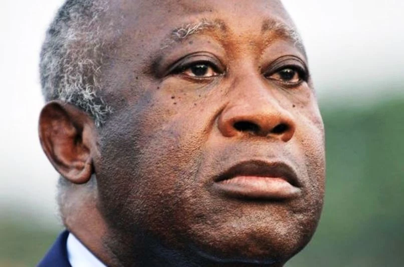 Deuxième Image de Politique. À l'horizon des élections présidentielles de 2025 en Côte d'Ivoire, l'ancien président Laurent Gbagbo orchestre une stratégie audacieuse pour renverser le gouvernement actuel dirigé par Alassane Ouattara. Sous le slogan provocateur de « tout sauf Ouattara et alliés », Gbagbo appelle à une coalition politique large et déterminée pour réaliser une alternance au pouvoir. Depuis la ville symbolique de Bonoua, il lance un appel vibrant à l'unité et à l'action. La Déclaration de Bonoua « Il faut que nous nous arrangions pour que ce gouvernement ne soit plus là en 2025 », a déclaré Gbagbo lors d'un rassemblement politique à Bonoua. Cet appel n'est pas seulement un cri de ralliement ; il est une stratégie réfléchie visant à unir les différentes forces d'opposition dans un front commun contre le gouvernement Ouattara. Gbagbo, bien que supprimé de la liste électorale et rendu inéligible, reste une figure centrale dans la politique ivoirienne. Il comprend que son combat pour le changement ne peut être porté seul et invite donc tous les acteurs politiques partageant son objectif à le rejoindre. La proposition de Gbagbo est claire : former une coalition solide capable de présenter un front uni aux élections. « Je veux profiter de la terre de Bonoua pour dire à tous les hommes politiques que j’ouvre les bras. Tous ceux qui veulent un rassemblement clair, politique et sain pour battre ce gouvernement, je les attends », a-t-il proclamé. Cette stratégie d'union sacrée est perçue comme la voie la plus viable pour une alternance politique radicale. Cependant, Gbagbo reste prudent, conscient des risques de trahison et des manœuvres politiques sournoises : « Attention ! Il ne faut pas essayer de faire de la roublardise avec nous. On ne me roule pas. Il faut être clair, il faut être net, il faut loyal ! », a-t-il insisté, mettant en garde contre les doubles jeux en politique. Réactions et Soutiens Potentiels L'appel de Bonoua a suscité de nombreuses réactions au sein de la sphère politique ivoirienne. La présence symbolique de Bonoua, fief de l'ex-première dame Simone Gbagbo, ajoute une couche d'intrigue politique. Bien que les relations entre Laurent Gbagbo et Simone Ehivet soient compliquées depuis leur séparation, des rumeurs de réconciliation politique ont été alimentées par des déclarations récentes de Simone Ehivet. Son parti pourrait être parmi les premiers à répondre à l'appel de Gbagbo, marquant une possible réunification des forces loyalistes de l'ère Gbagbo. Depuis son retour à Abidjan après un séjour carcéral à La Haye, Laurent Gbagbo n'a pas cessé d'être une force politique active. La fondation du Parti des peuples africains – Côte d'Ivoire (PPA-CI) en 2021, après avoir été évincé de son ancien parti, le Front populaire ivoirien (FPI), montre sa détermination à rester influent dans la politique nationale. Son opposition au régime d’Alassane Ouattara est manifeste et il saisit chaque opportunité pour critiquer la gouvernance actuelle, tout en préparant le terrain pour un retour potentiel au pouvoir. La démarche de Laurent Gbagbo pour rassembler l'opposition en vue des élections de 2025 souligne une stratégie politique complexe et un appel désespéré à un changement. En incitant à une union contre le régime actuel, il pose les bases d'une campagne électorale potentiellement transformative pour la Côte d'Ivoire. Mais cette alliance sera-t-elle suffisante pour déloger Ouattara du pouvoir ? Et surtout, comment la population ivoirienne réagira-t-elle à ce front uni proposé par un ancien président qui a déjà marqué l'histoire politique du pays ?