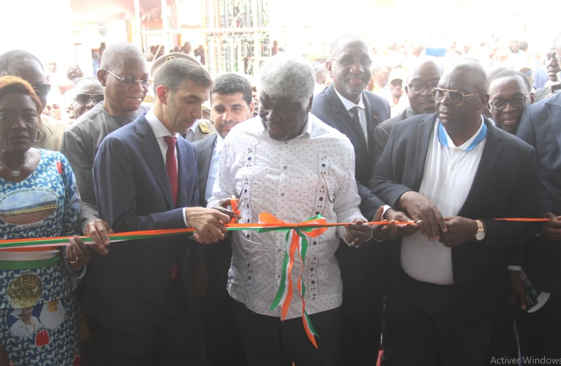 Image de Société. Le vendredi 12 juillet 2024, la Côte d'Ivoire a franchi une nouvelle étape importante dans le renforcement de son secteur industriel avec l'inauguration d'une usine de transformation de noix de cajou à Boundiali, dans le nord du pays. Cette nouvelle installation, la quatrième de ce type ouverte cette année, symbolise une stratégie ambitieuse de valorisation des produits locaux et marque un tournant décisif dans l'exploitation de la filière cajou, essentielle à l'économie nationale. Un Projet d'Envergure Nationale Sous la supervision du Premier Ministre Robert Beugré Mambé, l'usine a été érigée pour un coût estimé à 15 milliards FCFA et possède la capacité de transformer jusqu'à 50 tonnes de noix de cajou par jour. Ce projet d'envergure reflète l'engagement de la Côte d'Ivoire à augmenter la valeur ajoutée de ses exportations agricoles, en favorisant une croissance économique plus durable et inclusive. Le Premier Ministre Mambé a souligné que le processus de décorticage manuel des noix de cajou, nécessitant une main-d'œuvre importante, permettrait de générer environ 15 000 emplois directs et indirects. « Cette initiative est un moteur de croissance industrielle et une source importante de création d'emplois dans la région de Boundiali, contribuant à réduire le chômage et à améliorer les conditions de vie locales », a-t-il déclaré. Le gouvernement ivoirien voit dans cette usine une incarnation de sa stratégie visant à transformer localement les produits agricoles et à générer des emplois. « Elle s'inscrit parfaitement dans notre vision de faire de la Côte d'Ivoire un leader mondial dans la transformation de noix de cajou », a affirmé un représentant du gouvernement lors de l'inauguration. Cette approche est soutenue par des collaborations internationales robustes, illustrées par l'implication du groupe émirati Al Sayegh Group dans la réalisation du projet. Renforcement de la Filière Cajou La Côte d'Ivoire, l'un des principaux producteurs mondiaux de noix de cajou, consolide sa position sur le marché international grâce à l'augmentation de ses capacités de transformation locale. Cette stratégie réduit la dépendance du pays vis-à-vis des exportations de matières premières non transformées, ce qui augmente les revenus générés par cette filière stratégique. Mariatou Koné, Député-Maire de Boundiali, a exprimé son enthousiasme lors de l'inauguration, soulignant que cette usine représente un jalon crucial pour la diversification et l'industrialisation de l'économie ivoirienne. « L'ouverture de cette usine à Boundiali est un signe de notre détermination à exploiter pleinement notre potentiel agricole pour stimuler la croissance économique et améliorer le bien-être de notre population », a-t-elle précisé. L'inauguration de l'usine de transformation de noix de cajou à Boundiali est bien plus qu'une simple ouverture d'une infrastructure industrielle ; c'est le symbole d'une nation qui se redéfinit à travers le prisme de l'innovation et de l'autosuffisance économique. En mettant en avant la transformation locale, la Côte d'Ivoire ne se contente pas de répondre aux besoins immédiats de son économie mais jette également les bases d'un avenir prospère. Face à ces avancées, une question demeure : Comment ces efforts de transformation locale influenceront-ils la position de la Côte d'Ivoire sur le marché mondial des produits agricoles dans les prochaines années ?