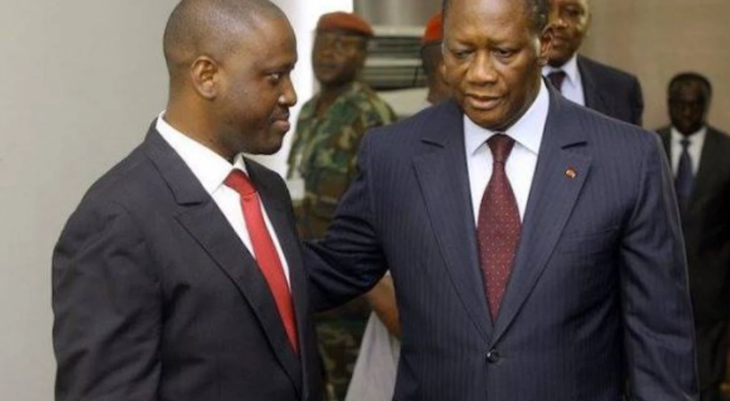 Image de Politique. Dans un climat de réconciliation politique inattendue, Guillaume Soro, ancien Premier ministre de Côte d'Ivoire, a partagé des détails poignants de sa santé lors d'un échange téléphonique avec le Président Alassane Ouattara. Cette conversation, révélée par *Jeune Afrique*, non seulement marque un moment de détente entre deux figures jadis opposées mais soulève également des inquiétudes concernant l'état de santé de l'ex-leader politique. Retour sur un Passé Complexe Guillaume Soro, un acteur clé de la politique ivoirienne, a traversé des périodes de forte turbulence avec le chef de l'État actuel, Alassane Ouattara. Anciens alliés devenus adversaires, leur relation a été marquée par des affrontements tant verbaux que politiques, culminant lors de la crise post-électorale de 2020. La récente conversation entre les deux hommes, cependant, semble indiquer un apaisement notable, Soro ayant même présenté des excuses pour ses actions et paroles passées, des excuses que Ouattara a acceptées. C'est dans ce contexte de réconciliation que Soro a révélé souffrir d'une maladie grave nécessitant des soins complexes. Bien que des rumeurs aient circulé concernant un potentiel cancer, rien n'a été officiellement confirmé. La perte de poids notable de Soro, visible lors d'un rendez-vous en novembre 2023 avec le général nigérien Abdourahmane Tchiani, a alimenté diverses spéculations sur son état de santé. Des proches de Soro ont tenté de dissiper les rumeurs, affirmant qu'il était en bonne santé et que sa perte de poids était le résultat d'un régime sportif rigoureux. Des Soucis de Santé Préexistants? Des sources proches du régime Ouattara ont précédemment mentionné que Soro souffrait d'hypertension et de diabète, ajoutant une couche de complexité à son profil médical. Toutefois, ces affirmations ont été contrebalancées par des déclarations de ses proches collaborateurs, qui insistent sur le fait que Soro est en excellente santé, attribuant sa transformation physique à son engagement envers un mode de vie sain. La nouvelle de la maladie de Soro a provoqué une vive inquiétude chez le président Ouattara, qui a rapidement pris des mesures pour assurer que son ancien adversaire reçoive l'attention médicale nécessaire. Ouattara a même sollicité l'aide d'Abdourahamane Tiani pour veiller à ce que Soro soit correctement pris en charge au Niger, où il réside actuellement. Cette révélation inattendue non seulement humanise deux figures souvent perçues uniquement à travers le prisme de la politique mais rappelle également les défis personnels auxquels sont confrontés les leaders. La maladie de Soro, si elle est confirmée, pourrait non seulement influencer ses capacités à participer activement à la politique mais aussi affecter les dynamiques politiques en Côte d'Ivoire. Alors que Soro semble se rapprocher de Ouattara, peut-on espérer une ère de politique plus empathique et moins conflictuelle en Côte d'Ivoire ?