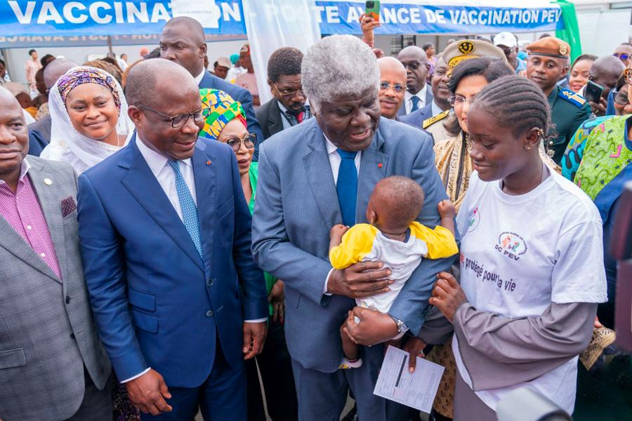 Image de Santé. Dans une démarche significative pour la santé publique, le Premier Ministre ivoirien, Robert Beugré Mambé, a inauguré ce lundi 15 juillet 2024, à Abidjan-Abobo, l'intégration du vaccin antipaludique dans le Programme Élargi de Vaccination (PEV) destiné aux enfants de 6 à 23 mois. Cette initiative vise à réduire les cas graves de paludisme et à diminuer la mortalité infantile liée à cette maladie endémique. Un Enjeu de Santé Publique Crucial Le paludisme, principal fléau de santé publique en Côte d'Ivoire, est responsable d'une lourde charge de morbidité et de mortalité, en particulier chez les plus jeunes. Le lancement de ce vaccin représente donc une avancée majeure dans la lutte contre cette maladie. Selon le Premier Ministre Mambé, "Un enfant est un don précieux. C’est pourquoi, je vous demande de livrer la guerre au paludisme en faisant vacciner les enfants de 6 à 23 mois." La stratégie de déploiement du vaccin antipaludique s'étendra progressivement pour couvrir toutes les régions du pays, ciblant initialement 250 000 enfants durant la première phase. Cette étape cruciale permettra d'évaluer l'efficacité du programme et d'ajuster les méthodes de distribution en fonction des résultats obtenus et des retours de la population. Le Chef du gouvernement a également exprimé sa gratitude envers les partenaires internationaux et les organisations qui ont soutenu la Côte d'Ivoire dans la mise en œuvre de ce projet vital. Cette collaboration souligne l'importance de la solidarité internationale dans la lutte contre les maladies transmissibles et la promotion de la santé globale. La Gratuité et Accessibilité du Vaccin Le ministre de la Santé, de l’Hygiène publique et de la Couverture Maladie Universelle, Pierre Dimba, a confirmé que le vaccin sera administré gratuitement dans tous les établissements de santé publique. Il a aussi encouragé les populations à maintenir les bonnes pratiques de prévention, telles que l'utilisation de moustiquaires imprégnées et la gestion de l'environnement pour éliminer les gîtes larvaires des moustiques. Une campagne d'éducation et de sensibilisation accompagne le lancement du vaccin pour garantir que les parents et les tuteurs sont pleinement informés des avantages de la vaccination et des mesures complémentaires de prévention du paludisme. Cette initiative comprend également des programmes dans les écoles, les centres de santé communautaires et à travers les médias nationaux. En 2024, près de 16 millions de moustiquaires imprégnées ont été distribuées en Côte d'Ivoire, démontrant l'engagement continu du gouvernement à combattre le paludisme. La combinaison de la vaccination et de la prévention vise à créer un environnement plus sûr pour les enfants et à réduire le fardeau économique de cette maladie sur les familles et les systèmes de santé. L'intégration du vaccin antipaludique dans le PEV est un pas en avant significatif dans la lutte contre le paludisme en Côte d'Ivoire. Cette mesure pourrait non seulement sauver des vies mais aussi améliorer la qualité de vie de nombreux enfants ivoiriens. Avec ce progrès, la Côte d'Ivoire se positionne comme un leader dans la lutte contre le paludisme en Afrique. Alors que la Côte d'Ivoire avance dans cette nouvelle phase de lutte contre le paludisme, quelles autres initiatives pourrait-elle envisager pour éradiquer cette maladie et améliorer la santé publique à long terme?