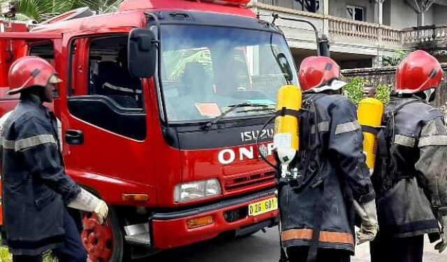 Image de Société. En Côte d'Ivoire, le dialogue entre les sapeurs-pompiers civils et les autorités prend une tournure décisive. L'assemblée générale extraordinaire du Syndicat des Agents Actifs de la Protection Civile de Côte d’Ivoire (SAAPC-CI) a été une vitrine des diverses préoccupations de ces héros souvent invisibles. À l'ordre du jour : amélioration des conditions de travail et reconnaissance accrue de leur professionnalisme. Des revendications bien fondées Lors de cette rencontre majeure, tenue le samedi 13 juillet 2024, les sapeurs-pompiers ont abordé une liste de demandes précises visant à améliorer significativement leur quotidien professionnel. Parmi celles-ci, la révision des horaires de travail, une augmentation conséquente des primes trimestrielles, et un changement dans l'appellation de leur métier, passant de "pompier civil" à "pompier professionnel". "Nous souhaitons que notre métier soit reconnu à sa juste valeur et que nos conditions de travail reflètent l'importance et le risque de nos interventions quotidiennes," souligne le lieutenant Baba Claude, secrétaire général du SAAPC-CI. Un point de discorde a également été soulevé concernant les prélèvements effectués par un autre syndicat, le SYNAPC-CI, sur les membres du SAAPC-CI qui n'en font pas partie. "C'est inacceptable, et nous sommes prêts à aller en justice si ces prélèvements arbitraires ne cessent pas immédiatement," affirme le lieutenant Claude. Cette situation met en lumière les tensions internes et la nécessité d'une régulation plus claire dans la gestion syndicale. Le Comité Sectoriel du Dialogue Social en première ligne Face à ces revendications, le Comité Sectoriel du Dialogue Social (CSDS) est appelé à jouer un rôle crucial. Ce comité est la plateforme où se négocient les modifications des conditions de travail et où doivent se prendre les décisions les plus justes pour les deux parties. "Nous attendons du CSDS qu'il agisse rapidement pour formaliser les nouveaux horaires et ajuster les primes comme promis. Notre patience a des limites," précise le secrétaire du SAAPC-CI. En plus des enjeux financiers et administratifs, les pompiers réclament une reconnaissance plus tangible de leur bravoure. La demande de port de galons spécifiques est symbolique de cette quête de reconnaissance. "Chaque galon sur notre uniforme devrait raconter l'histoire de notre engagement et de nos sacrifices," explique un jeune pompier lors de l'assemblée. Les sapeurs-pompiers civils de Côte d’Ivoire continuent de jouer un rôle essentiel dans la sécurité des citoyens, souvent au péril de leur propre vie. Leur appel pour une amélioration des conditions de travail est un cri du cœur pour plus de respect et de considération pour leur profession. Alors que les discussions avancent, l'issue de ces négociations sera déterminante pour l'avenir de la sécurité civile dans le pays. Comment la société ivoirienne peut-elle mieux soutenir ses sapeurs-pompiers pour garantir à la fois leur sécurité et leur efficacité?