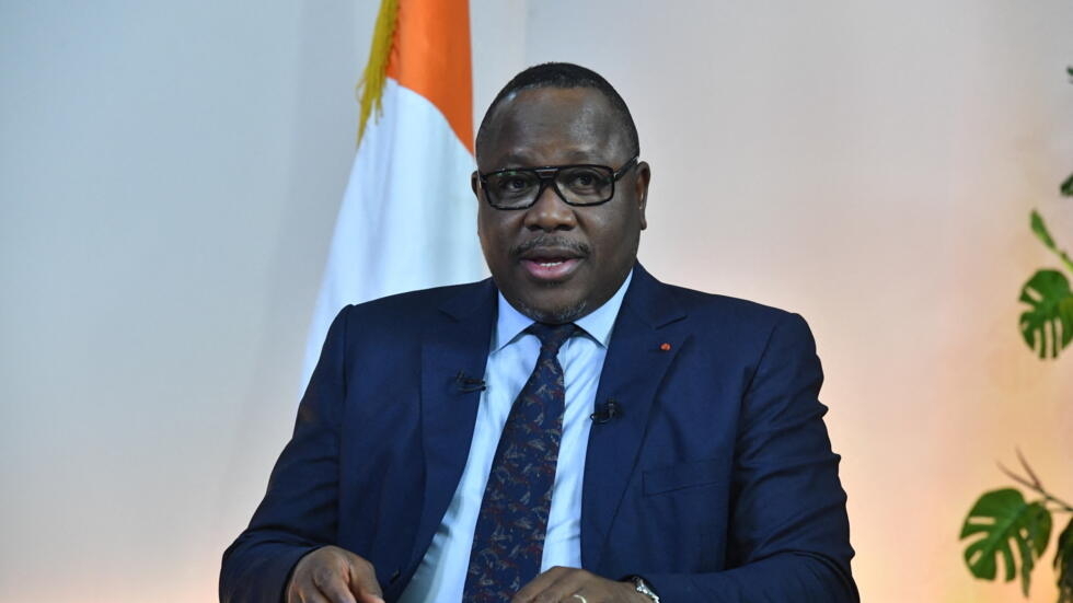 Image de Politique. À l'approche des élections présidentielles de 2025 en Côte d'Ivoire, le président de la Commission électorale indépendante (CEI), Ibrahime Coulibaly-Kuibiert, a annoncé une période cruciale de révision de la liste électorale prévue entre fin septembre et début octobre 2024. Cette initiative se tient dans un contexte de préparation minutieuse visant à assurer un scrutin juste, crédible et inclusif. Consolidation du processus électoral Lors d'une intervention à l'Institut national de formation des agents de santé (INFAS) de Treichville, M. Coulibaly-Kuibiert a souligné l'importance capitale de l'inscription sur les listes électorales. « Participer au processus démocratique est un droit fondamental et un devoir civique », a-t-il déclaré aux étudiants, insistant sur la légitimité et l'importance de chaque vote dans la consolidation de la démocratie ivoirienne. La révision de la liste électorale est une étape déterminante pour garantir l'intégrité du processus électoral. Selon le président de la CEI, cette révision est essentielle pour "éliminer les incohérences et assurer une représentation équitable de tous les électeurs éligibles". Cette démarche répond également aux préoccupations soulevées par divers partis d'opposition, qui réclament un audit complet pour éviter les fraudes et les manipulations. Sensibilisation et mobilisation En préparation du scrutin de 2025, la CEI met en œuvre une vaste campagne de sensibilisation à l'échelle nationale. L'objectif est d'encourager une participation massive et informée des citoyens, et de prévenir toute forme de violence électorale. "Venez choisir vos candidats à travers une élection paisible. Il n’y a pas place pour la violence", a insisté M. Coulibaly-Kuibiert, rappelant l'importance de la voie démocratique. Avec les élections prévues dans moins de dix-sept mois, la Côte d'Ivoire se trouve à un carrefour crucial. Les défis ne sont pas minces, notamment en termes de logistique, de sécurité et de transparence. La CEI, sous la houlette de son président, s'efforce de rassurer la population et les observateurs internationaux quant à sa capacité à organiser des élections exempts de toute irrégularité. La période de révision de la liste électorale est plus qu'une formalité administrative; elle est le symbole de l'engagement de la Côte d'Ivoire envers une gouvernance démocratique et transparente. Alors que le pays continue de guérir des plaies de conflits passés, la prochaine élection présidentielle est vue non seulement comme un test de la maturité politique de la nation, mais aussi comme une chance de renforcer la stabilité et la paix à long terme. Dans ce contexte d'espoir et de préparation, quelle pourrait être la contribution des jeunes Ivoiriens à la consolidation de la démocratie dans leur pays lors des élections à venir ?