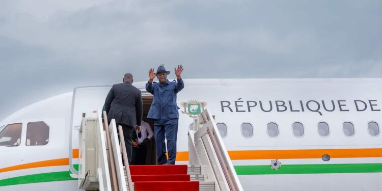 Image de Politique. Dans le cadre de la consolidation des relations diplomatiques et économiques entre la Côte d’Ivoire et la France, le président ivoirien Alassane Ouattara a entrepris un voyage officiel à Paris ce mercredi 17 juillet. Ce déplacement, hautement symbolique, s'inscrit dans une série de dialogues bilatéraux visant à renforcer les liens entre Abidjan et les capitales européennes. Avant son départ, le président Ouattara a eu des échanges significatifs avec Annalena Baerbock, la ministre allemande des Affaires étrangères, soulignant ainsi l’importance de la Côte d’Ivoire sur l’échiquier international. Contexte du Voyage Le départ d'Alassane Ouattara pour la France intervient dans un contexte géopolitique où la Côte d’Ivoire, porte d'entrée de l'Afrique de l'Ouest, joue un rôle pivot dans les relations entre l'Afrique et l'Europe. Cette visite est perçue comme une opportunité pour discuter de projets de coopération et d’investissement, notamment dans les domaines de l'infrastructure, de l'éducation, et de la santé. Le voyage du président ivoirien est essentiellement axé sur le renforcement des relations bilatérales, l'attraction des investissements français et la coopération en matière de développement durable. "La Côte d'Ivoire et la France ont toujours entretenu des relations privilégiées. Ce voyage est une démarche stratégique pour ouvrir de nouvelles voies de coopération mutuellement bénéfiques," a déclaré le porte-parole de la présidence avant le départ du président. Outre les accords économiques, les discussions porteront également sur la sécurité et la stabilité régionale, des sujets d'une importance capitale compte tenu des récents bouleversements politiques dans la région. La Côte d'Ivoire, ayant elle-même connu des périodes de tensions, cherche à assurer un environnement stable pour favoriser le développement économique et social. Rencontres Prévues et Attentes Bien que l’agenda officiel de la visite n'ait pas été pleinement divulgué, il est prévu que le président Ouattara rencontre son homologue français, Emmanuel Macron, ainsi que plusieurs hauts dirigeants d’entreprises françaises et des représentants de la diaspora ivoirienne. Ces rencontres sont cruciales pour tisser des liens économiques plus forts et pour discuter des enjeux liés à l’immigration, l'éducation et la technologie. Cette visite est accueillie avec un intérêt particulier tant en Côte d’Ivoire qu'en France. Les communautés d'affaires et les observateurs politiques anticipent des annonces qui pourraient influencer positivement les relations bilatérales. "Nous attendons de cette visite qu'elle débouche sur des engagements concrets qui stimuleront notre économie et renforceront nos institutions," espère un analyste politique ivoirien. Le départ du président Alassane Ouattara pour la France marque un moment important pour la diplomatie et le développement économique de la Côte d’Ivoire. À travers ce périple, le pays affirme son rôle de leader régional et son engagement envers des partenariats internationaux solides. Quels impacts cette visite pourrait-elle avoir sur la position géostratégique de la Côte d'Ivoire en Afrique et au-delà ?