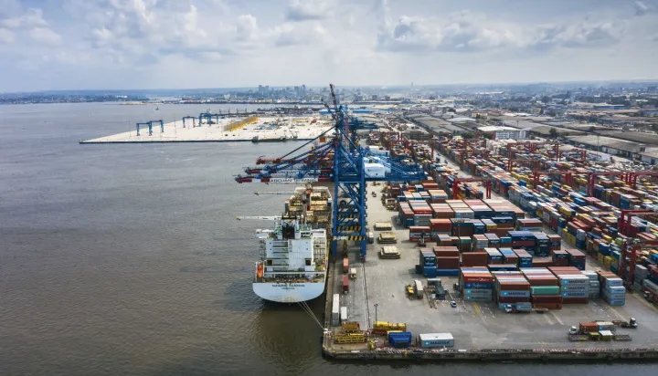 Image de Société. Dans le récent classement mondial des ports à conteneurs pour 2023, le port autonome d'Abidjan marque une stabilité relative en améliorant sa position par rapport aux années précédentes, tout en restant modeste à l'échelle globale. Ce rapport, publié par la Banque mondiale et S&P Global Market Intelligence, révèle non seulement les progrès du port ivoirien mais aussi les défis considérables qui persistent dans un secteur crucial pour l'économie de l'Afrique de l'Ouest. Stabilité et Progression dans un Contexte Difficile L'indice mondial de performance des ports à conteneurs (CPPI) de 2023 analyse les données de plus de 182,000 escales de navires, reflétant environ 238.2 millions de mouvements de conteneurs et 381 millions d'EVP. Cette étude globale englobe 405 ports, se focalisant sur ceux ayant enregistré au moins 24 escales valides durant l'année. Avec une position de 29e en Afrique et 342e mondialement, le port d'Abidjan montre une amélioration continue depuis 2021, une preuve de sa capacité à surmonter les obstacles et à s'adapter aux exigences du commerce maritime international. Cette progression est notable malgré un contexte économique global marqué par l'instabilité et les répercussions de la pandémie de COVID-19. Bien qu'Abidjan ait progressé, d'autres ports en Afrique de l'Ouest, tels que ceux de Conakry, Freetown et Takoradi, affichent des performances supérieures. Cette situation met en évidence les disparités régionales et soulève des questions sur les facteurs contribuant à ces écarts de performance. Facteurs de Succès Régionaux Les ports qui surpassent Abidjan bénéficient souvent d'investissements significatifs dans leurs infrastructures, de meilleures politiques réglementaires et d'une gestion plus efficace. La comparaison régionale illustre l'importance cruciale de l'investissement continu et de la modernisation pour rester compétitif dans ce secteur volatile. Martin Humphreys, économiste principal à la Banque mondiale, souligne que "le transport maritime par conteneurs reste un secteur imprévisible et volatil". Il recommande aux grands ports d'investir dans la résilience, les nouvelles technologies, et les infrastructures vertes pour assurer une plus grande stabilité et durabilité. L'adoption de technologies avancées et de pratiques durables peut non seulement améliorer la performance opérationnelle des ports mais aussi leur permettre de mieux gérer les crises futures, qu'elles soient économiques, sanitaires ou écologiques. Le Port Autonome d'Abidjan, en dépit de ses défis, montre des signes de progrès significatifs dans un environnement international complexe. Ces avancées, bien que modestes, sont cruciales pour le développement économique de la Côte d'Ivoire et de la région ouest-africaine. La trajectoire du port reflète un engagement envers l'amélioration continue et un alignement avec les standards internationaux, essentiels pour sa viabilité à long terme. Quelles stratégies le Port Autonome d'Abidjan devrait-il prioriser pour escalader encore plus dans les classements futurs et répondre efficacement aux défis du commerce maritime mondial?