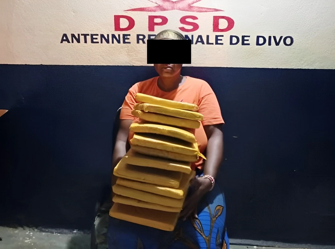 Image de Faits Divers. Le 15 juillet 2024, une nourrice de 27 ans, identifiée sous les initiales C.D., a été appréhendée par la police antidrogue de Divo avec 12 kilogrammes de cannabis en sa possession. Cette arrestation, survenue au corridor d’entrée de Divo sur l’axe Abidjan-Divo, s'inscrit dans le cadre de l’opération "Epervier renforcé". Cet incident, révélateur des défis persistants dans la lutte contre le trafic de stupéfiants en Côte d'Ivoire, suscite de vives réactions et soulève des questions sur les stratégies employées par les trafiquants. Détails de l'Interpellation L’antenne régionale de la Direction de la police des stupéfiants et des drogues (DPSD) de Divo, sous la direction du commissaire principal de police, Zobo Gba Grégoire, a mené cette opération suite à une information anonyme reçue à 18h. Huit agents de la police antidrogue se sont alors rendus au corridor d’entrée de la ville, près du camp de l’ex-ONUCI, pour intercepter un car de transport en commun en provenance d’Abidjan. À 20h30, les agents ont identifié C.D. grâce à sa tenue distinctive et ont procédé à la fouille du véhicule, découvrant deux sachets distincts contenant un total de 12 blocs de cannabis. La Réaction de C.D. Au moment de l'interpellation, la nourrice portait son enfant d’un an et demi dans ses bras, une stratégie qui semble viser à détourner les soupçons. Malgré les efforts de la police pour obtenir des informations supplémentaires, C.D. a refusé de révéler l'identité de son fournisseur, se contentant de déclarer qu’elle s'était ravitaillée dans les environs de la gare d’Adjamé, à Abidjan. La valeur marchande des 12 blocs de cannabis saisis est estimée à 700 000 FCFA. Antécédents et Activités de C.D. Bien que C.D. ait affirmé qu'il s'agissait de sa première tentative de trafic, les autorités avaient des raisons de croire le contraire. Elle était en réalité surveillée depuis un certain temps pour ses activités régulières de trafic de cannabis dans le village de Tagobéri, à Niambézaria, dans le département de Lakota. En plus de son implication dans le trafic de drogues, elle était également connue pour vendre un médicament appelé "Secret de femme". Prise en Charge et Déféré au Parquet Après l'arrestation, C.D. et son enfant ont été déférés au parquet le 17 juillet 2024. Les autorités ont assuré que l'enfant ferait l'objet d'une prise en charge appropriée. Cet aspect humanitaire de l’affaire souligne les défis complexes auxquels sont confrontées les forces de l'ordre dans de tels cas. L'Opération "Epervier Renforcé" Cette interpellation de C.D. n'est pas un cas isolé. Le 11 juin, dans le cadre de la même opération, les agents du commissaire Zobo Gba Grégoire avaient déjà arrêté un certain S.D., se présentant comme planteur au village de Niokoblognoa, avec 25 blocs de cannabis d’un kilo chacun. Ces arrestations illustrent l'engagement continu des forces de l'ordre à lutter contre le trafic de stupéfiants dans la région. Stratégie et Méthodologie L’opération "Epervier renforcé" repose sur des informations anonymes et des surveillances prolongées pour intercepter les trafiquants avant qu'ils ne puissent distribuer leurs produits. Cette approche proactive et préventive montre son efficacité, mais également les défis constants posés par l'innovation des trafiquants. Sensibilisation et Collaboration Les autorités locales et les forces de l’ordre continuent de sensibiliser le public aux dangers du trafic de drogues et de solliciter la coopération de la communauté pour fournir des informations utiles. La collaboration entre la police et les citoyens est essentielle pour maintenir la sécurité et la tranquillité dans la région. Engagement des Autorités Le commissaire Zobo Gba Grégoire a réaffirmé l'engagement de la police à poursuivre ses efforts pour éradiquer le trafic de stupéfiants. "Nous continuerons à utiliser toutes les ressources à notre disposition pour lutter contre ce fléau et protéger nos communautés," a-t-il déclaré. L'arrestation de C.D. et la saisie de 12 kg de cannabis rappellent la persistance du trafic de stupéfiants et l'importance des efforts continus pour y faire face. Les opérations comme "Epervier renforcé" jouent un rôle crucial dans la lutte contre ce fléau, et la vigilance des forces de l'ordre reste une priorité pour assurer la sécurité de tous. Comment les stratégies de lutte contre le trafic de stupéfiants peuvent-elles être améliorées pour mieux prévenir et répondre aux défis posés par les méthodes de plus en plus sophistiquées des trafiquants ?