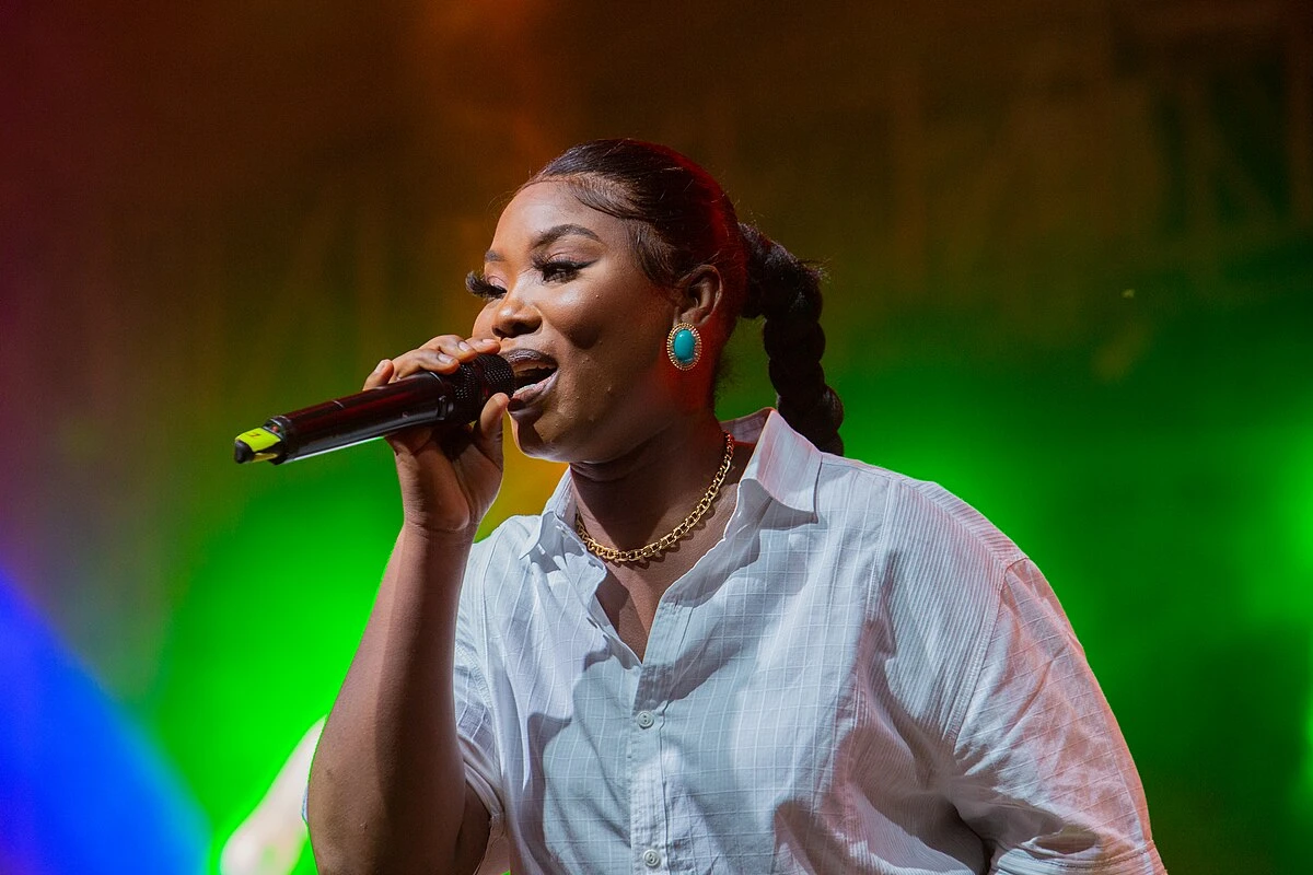 Image de Musique/Radio. Roseline Layo, étoile montante de la scène musicale ivoirienne, a été officiellement désignée pour représenter la Côte d’Ivoire lors de l'édition 2024 du prestigieux Afroland Festival. L'annonce, faite par l'artiste sur sa page Facebook, a suscité un vif enthousiasme parmi ses fans et a confirmé son ascension rapide dans le monde de la musique. Cet événement, qui se tiendra à Fulda, en Allemagne, du 26 au 27 juillet, promet d'être une vitrine exceptionnelle pour le talent africain sur la scène internationale. Une Scène Partagée avec des Légendes de la Musique Africaine Au Afroland Festival 2024, Roseline Layo ne sera pas seulement la voix de la Côte d'Ivoire, mais aussi une des artistes phares parmi une liste impressionnante de talents africains. Elle y retrouvera des artistes de renom tels que Diamond Platnumz, Innoss’B, Ckay, et Victony, enrichissant ainsi un programme déjà éclatant de diversité et de qualité. En l'espace de quatre courtes années, Roseline Layo a gravi les échelons de la notoriété, autant sur la scène locale qu'internationale. Récompensée à plusieurs reprises, notamment lors du Trace Awards et Festival 2023 et du Lili Women Festival 2024, elle a su captiver un public grandissant avec sa voix unique et ses performances vibrantes. Son album, couronné Album de l'année, est une preuve de son talent et de sa capacité à toucher les cœurs à travers les continents. L'Importance du Afroland Festival pour la Carrière de Layo Le Afroland Festival représente plus qu'un simple événement musical pour Roseline Layo; c'est une opportunité de se faire connaître et apprécier par un public encore plus large. Participer à ce festival n'est pas seulement un honneur, mais aussi un défi personnel pour l'artiste qui aspire à laisser une empreinte indélébile sur la scène musicale mondiale. « C'est avec une immense fierté que je porte les couleurs de mon pays à ce festival. C'est une responsabilité que je prends très au sérieux », confie-t-elle. La participation de Roseline Layo au Afroland Festival s'inscrit dans une démarche plus large de valorisation de la culture ivoirienne au-delà des frontières. En incarnant la richesse et la diversité de la musique africaine, Layo ne se contente pas de performer; elle devient une ambassadrice de son patrimoine culturel, jouant un rôle crucial dans la diplomatie culturelle de la Côte d'Ivoire. Alors que Roseline Layo se prépare à monter sur la scène du Afroland Festival 2024, ses admirateurs et supporters anticipent avec impatience ce moment qui promet d'être un jalon important dans sa carrière déjà impressionnante. Avec sa voix, son charisme et sa passion, elle est prête à captiver Fulda et à renforcer son image de porte-étendard de la musique ivoirienne. Comment la représentation de Roseline Layo au Afroland Festival pourrait-elle influencer la perception de la musique africaine sur la scène internationale, et quel impact cela pourrait-il avoir sur les futurs échanges culturels entre la Côte d'Ivoire et le monde ?