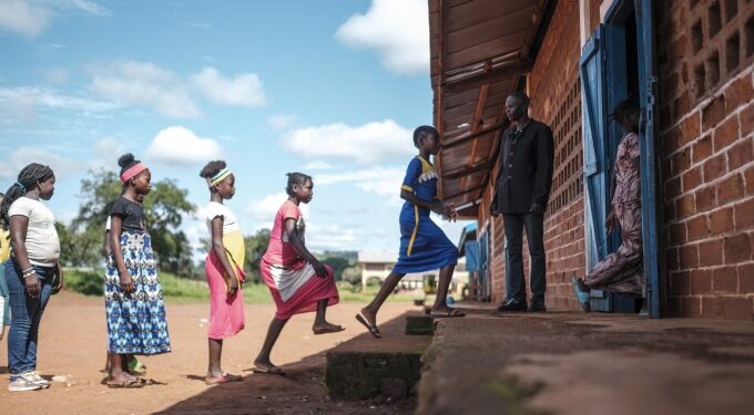 Image de Études/Devoirs. En République Centrafricaine, une initiative majeure du Ministère du Plan et de l'Économie fait parler d'elle : l'attribution de bourses d'études destinées à pallier les disparités d'accès à l'éducation. Ce programme, qui privilégie une approche innovante et inclusive, se positionne comme un pilier de la vision du Président Faustin-Archange Touadéra, dont l'ambition est de propulser le pays vers une émergence économique à l'horizon 2028. Éducation et Égalité : Une Approche Ciblée Ces bourses, d'un montant de 75 000 FCFA pour les filles et 25 000 FCFA pour les garçons, témoignent d'une volonté de réduire les inégalités de genre dans l'accès à l'éducation. Le choix de cette différenciation tarifaire s'ancre dans une politique de "discrimination éducative positive" visant à encourager la scolarisation des filles dans un pays où elles sont souvent les premières victimes des disparités éducatives. L'initiative s'inscrit dans un cadre plus large de réformes engagées par le gouvernement centrafricain pour atteindre des objectifs de développement durable. Selon des déclarations officielles, "ce programme de bourses est une étape cruciale pour braver les défis sécuritaires, éducatifs et sanitaires du pays". Le Ministère souligne également l'importance de cette mesure dans le cadre de la vision présidentielle, qui prône une prise en compte systématique de tous les segments de la société dans les plans de développement économique. Extension et Impact Régional Actuellement, le programme bénéficie aux élèves de la sixième à la troisième dans les zones périphériques de Bangui ainsi que dans plusieurs autres villes telles que Damara, Sibut, Dekoa, Mala, Grimari et Bambari. "Ce n'est qu'un début", assure le ministère, "le programme des bourses sera étendu à d'autres localités dans un futur proche". Ce déploiement progressif vise à couvrir une part plus large de la population étudiante et à maximiser l'impact socio-économique de l'initiative. Le soutien de la Banque Mondiale à ce projet illustre l'importance de la coopération internationale dans les efforts de développement de la Centrafrique. Le ministre du Plan et de l'Économie, Richard Filakota, a lancé une réforme profonde pour assurer une gestion efficace et transparente des fonds. "Il est crucial que les ressources allouées atteignent leurs cibles de manière transparente et efficace", a-t-il déclaré, soulignant le rôle du mécanisme de suivi et d'évaluation dans la réussite du projet. La Centrafrique, en se focalisant sur l'éducation comme moteur de développement, pose les jalons d'une transformation socio-économique ambitieuse. Les défis sont nombreux, mais la détermination des acteurs impliqués et le soutien de la communauté internationale sont des signaux forts en faveur de la réussite de cette entreprise. Ce programme n'est pas seulement un investissement dans l'éducation; c'est un investissement dans l'avenir du pays. Cette initiative soulève une question fondamentale : en favorisant l'égalité d'accès à l'éducation aujourd'hui, la Centrafrique peut-elle espérer atteindre une émergence économique durable à moyen terme ?