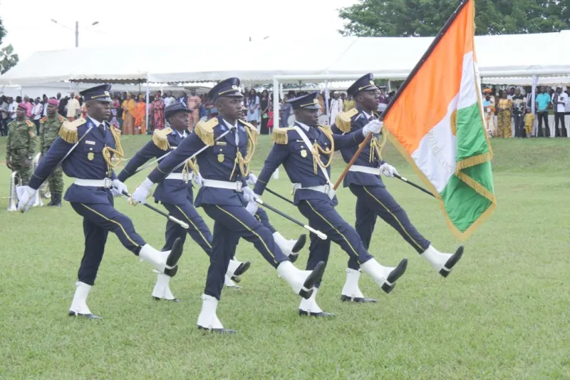 Image de Carrière. Le jeudi 18 juillet 2024 a marqué une étape significative pour l'Académie des Forces Armées de Zambakro à Yamoussoukro, avec la célébration de sa traditionnelle fête de fin d'année. Cette année, l'événement a été particulièrement mémorable avec la remise d'épaulettes à 107 nouveaux officiers, sous les yeux attentifs de figures éminentes telles que le Vice-Président de la République, Tiémoko Meyliet Koné, et le Ministre d'État, Ministre de la Défense, Téné Birahima Ouattara. Un Engagement envers l'Excellence et le Dévouement La cérémonie solennelle a été l'occasion de mettre en avant les valeurs de dévouement et d'engagement qui caractérisent les forces armées ivoiriennes. Les 107 nouveaux sous-lieutenants, comprenant 90 Ivoiriens et 17 étrangers issus de pays africains amis, ainsi que 9 médecins-lieutenants, ont prêté serment d'allégeance, affirmant leur volonté de servir avec honneur et intégrité. Parmi eux, 13 femmes ont été distinguées, soulignant les efforts continus pour promouvoir la diversité et l'égalité des genres au sein des forces armées. Les promotions de cette année ont été baptisées avec des noms symboliques qui reflètent les qualités et les aspirations des nouveaux officiers. La 54e promotion d'élèves officiers d'active et la 18e promotion de médecins élèves officiers ont respectivement reçu les noms de « Fierté » et « Résilience ». Ces choix de noms ne sont pas anodins ; ils incarnent les idéaux que ces jeunes officiers sont censés porter tout au long de leur carrière. Les parrains de la promotion, les Généraux de Division en deuxième session, Kouakou Nicolas et Koné Mambi, ont été choisis pour leur carrière exemplaire et leur dévouement au service de la nation. Un Message de Courage et de Valeur Dans son discours, le Ministre de la Défense a rappelé aux nouveaux officiers l'importance de rester fidèles aux valeurs militaires et de persévérer face aux défis. "Votre nom de promotion, Résilience, symbolise l'unité et l'engagement envers la nation, et il est essentiel que vous demeuriez exemplaires dans votre conduite, en surmontant les épreuves avec courage et intégrité," a-t-il déclaré. Ce message fort vise à inspirer les jeunes officiers à incarner les valeurs de résilience et de fierté dans toutes leurs missions. Le contexte actuel des opérations militaires, marqué par des défis de sécurité croissants et une complexité accrue sur le plan technologique et stratégique, exige des officiers non seulement une compétence technique, mais aussi une capacité à gérer des situations de crise avec sagesse et éthique. Cela est particulièrement pertinent pour les médecins-lieutenants, qui doivent jumeler leur engagement envers le serment d'Hippocrate avec les rigueurs du service militaire. La cérémonie de remise des épaulettes à l'Académie des Forces Armées de Zambakro ne se limite pas à une simple formalité; elle représente la transmission de responsabilités cruciales à une nouvelle génération d'officiers qui façonneront l'avenir des forces armées de la Côte d'Ivoire. Avec leur formation complète et leur engagement éthique, ces jeunes hommes et femmes sont prêts à affronter les défis de demain. En concluant cette journée de célébration et de reconnaissance, une question demeure : comment ces jeunes officiers influenceront-ils l'avenir des opérations militaires dans un contexte global en constante évolution ?