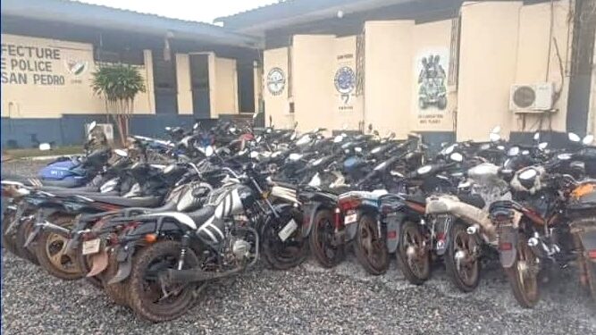 Image de Faits Divers. Le 18 juillet 2024 a marqué le début d'une initiative significative pour améliorer la sécurité routière en Côte d'Ivoire. L'opération « Épervier 9 », lancée à San Pedro dans le district du Bas-Sassandra, représente un tournant dans la lutte contre l'incivisme routier, en particulier le non-respect des règles concernant le port du casque pour les conducteurs d'engins à deux roues. Cette opération vise non seulement à réduire les accidents de circulation, mais également à sensibiliser les usagers aux pratiques sécuritaires sur les routes. Lancement de l’Opération « Épervier 9 » : Une Réponse aux Accidents de Circulation L'opération « Épervier 9 » est la dernière mesure en date dans la série d'initiatives de la Police nationale pour renforcer la sécurité routière en Côte d'Ivoire. Initiée pour répondre à une augmentation préoccupante des accidents impliquant des motos et scooters, cette campagne a pour but principal de s'assurer que tous les conducteurs respectent les réglementations en vigueur, notamment l'obligation du port du casque. Selon le Commissaire Principal de San Pedro, cette opération fait suite à une série d'accidents de la route dont les statistiques révèlent un taux élevé de blessures graves parmi les conducteurs non équipés. "Nous avons constaté une recrudescence des accidents impliquant des motos, et la majorité des victimes n'étaient pas protégées par un casque", explique-t-il. L'opération s'inscrit dans une politique plus large de prévention routière qui inclut des contrôles renforcés et des campagnes de sensibilisation. Le premier jour de l’opération a été marqué par une série de saisies d’engins à deux roues. De nombreux conducteurs ont été surpris en infraction, ce qui a conduit à la confiscation de plusieurs motos et scooters. Les forces de l'ordre ont procédé à ces saisies dans le but de faire comprendre aux usagers l'importance du respect des règles routières. L’objectif de cette opération n’est pas uniquement punitif. Les autorités soulignent que la saisie des véhicules vise avant tout à encourager les usagers à se conformer aux normes de sécurité. "Notre but est de sensibiliser les conducteurs sur la nécessité du port du casque. Nous ne voulons pas simplement retirer des motos, mais plutôt changer les comportements pour prévenir les accidents", déclare un responsable de l'opération. Stratégie de Restitution et Impact Espéré Pour atténuer l’impact sur les usagers et encourager le respect des règles, les autorités ont mis en place une procédure de restitution des motos confisquées. Les propriétaires peuvent récupérer leurs véhicules en présentant les documents nécessaires et en prouvant qu'ils ont désormais un casque. Cette mesure vise à éviter une pénalisation excessive tout en motivant les conducteurs à adopter des comportements plus sûrs. Le Commissaire Principal souligne que cette stratégie est conçue pour réduire les cas graves d'accidents. "En forçant les conducteurs à se conformer aux normes de sécurité, nous espérons voir une diminution significative des blessures graves et des décès sur les routes", ajoute-t-il. L'opération « Épervier 9 » s’inscrit dans une démarche globale de sensibilisation et d’éducation routière. Réactions de la Population et Perspectives d’Avenir Les réactions des citoyens de San Pedro ont été diverses. Certains accueillent positivement l’initiative, la considérant comme une mesure nécessaire pour améliorer la sécurité routière. D’autres, cependant, expriment des préoccupations concernant l’impact des saisies sur leur quotidien et la nécessité de mesures plus éducatives plutôt que punitives. "Je comprends l'importance de porter un casque, mais la saisie des motos peut vraiment perturber nos vies", confie un conducteur qui a vu son véhicule confisqué. Cependant, il ajoute qu'il est prêt à se conformer aux exigences pour garantir sa sécurité et celle des autres. Pour les autorités, il est crucial de maintenir un équilibre entre répression et sensibilisation. Les prochaines étapes de l’opération incluront une analyse des résultats obtenus et une éventuelle extension de l’initiative à d’autres régions si les résultats sont jugés satisfaisants. L'opération « Épervier 9 » marque une étape importante dans la lutte contre les infractions routières en Côte d'Ivoire. En ciblant spécifiquement le non-respect du port du casque pour les conducteurs de motos, les autorités espèrent améliorer la sécurité routière et réduire le nombre d'accidents graves. Alors que cette initiative continue de se déployer, il est essentiel de réfléchir à la manière dont ces mesures peuvent évoluer pour atteindre un équilibre entre répression et prévention. À l’heure où la Côte d’Ivoire intensifie ses efforts pour améliorer la sécurité routière, quelles autres mesures pourraient être mises en place pour garantir non seulement la conformité aux règles, mais aussi une véritable prise de conscience et un changement durable des comportements sur les routes ?