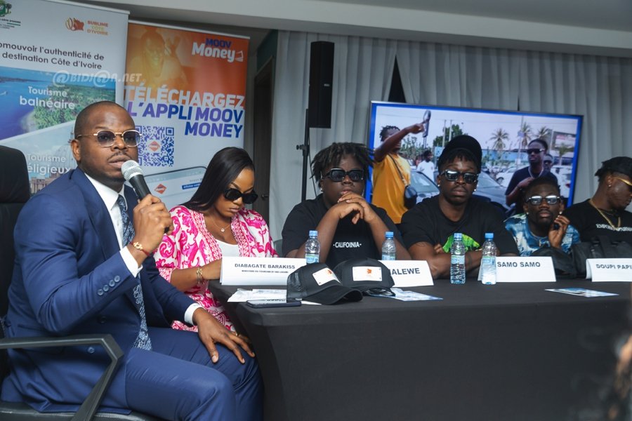 Image de Musique/Radio. Le 3 août 2024, Abidjan se prépare à vibrer au rythme de deux des plus grands noms de la musique ivoirienne actuelle. La Team Paiya, en collaboration avec Ste Milano, s'apprête à offrir un concert qui s'annonce déjà comme un événement mémorable. Prévu à l'Espace Laguna de la Riviera Golf à partir de 16 heures, ce spectacle marquera non seulement leur retour sur scène après une performance remarquée au Casino de Paris le 5 mai dernier, mais également leur première grande prestation à domicile depuis le début de leur carrière. Une Rencontre avec la Presse : Déclarations et Attentes Le vendredi 19 juillet 2024, dans les locaux d’Abidjan.net à Cocody, la conférence de presse organisée pour annoncer cet événement a été le théâtre de déclarations enthousiastes de la part des artistes. Les membres de la Team Paiya, notamment Zagba le Requin et Doupi Papillon, ont exprimé leur excitation et leur détermination à offrir un spectacle inoubliable. Zagba le Requin, dont le nom de scène évoque une certaine audace, a souligné l'importance de cet événement : "Quand on a débuté, on a été négligé, on ne savait pas que notre musique allait avoir cette portée lors de la CAN. C’est grâce aux Ivoiriens. Alors c’est notre devoir de transmettre la même énergie que nous avons donnée lors de la CAN et cela sera bien fait et toujours bien, car la Team Paiya sera là pour mettre le feu." Ce concert est bien plus qu'une simple performance pour les membres du groupe. Selon Doupi Papillon, cette scène sera l'occasion pour les Ivoiriens de savourer leurs titres populaires ainsi que des morceaux inédits de leur prochaine sortie. "Nous avons une discographie moyenne mais riche d’ambiance, qui nous a propulsés au sommet de notre art. Ce sera l'occasion pour notre public de découvrir des exclusivités et de redécouvrir nos titres les plus appréciés." Le soutien institutionnel pour cet événement a été souligné par Diabagaté Barakiss, qui a représenté le ministre du Tourisme et des Loisirs, Siandou Fofana. "Le ministère a décidé d’apporter son appui institutionnel à ce spectacle, car ce sont les ambassadeurs de notre pays. Ils ont porté très haut le drapeau de la Côte d’Ivoire hors des frontières régionales et internationales," a-t-il déclaré. Ce soutien témoigne de l'importance accordée par les autorités ivoiriennes à cet événement qui s'inscrit dans une dynamique de valorisation de la culture locale à l'international. La Sécurité et l’Organisation : Garantir une Expérience Inoubliable Le promoteur de l'événement a également pris des mesures pour assurer la sécurité et le bon déroulement du concert. Les spectateurs peuvent s'attendre à une vigilance accrue de la part des forces de l'ordre, incluant la police nationale, la gendarmerie et une sécurité privée spécialement mobilisée pour l'occasion. Ces précautions visent à garantir une expérience fluide et agréable pour tous les participants. Au-delà de l'événement en lui-même, ce concert représente une opportunité significative pour l'industrie musicale ivoirienne. Il met en lumière le dynamisme des artistes locaux et leur capacité à attirer un public varié, tout en renforçant le rayonnement culturel de la Côte d'Ivoire. La réussite de cet événement pourrait également ouvrir la voie à d'autres initiatives similaires, favorisant la reconnaissance internationale des talents ivoiriens. Alors que la Team Paiya et Ste Milano se préparent à enflammer l'Espace Laguna, il est légitime de se demander quelles seront les répercussions de cet événement sur la scène musicale ivoirienne. Le succès de ce concert pourrait-il engendrer une nouvelle vague d'intérêt pour les artistes locaux ? La collaboration entre les artistes ivoiriens et les institutions pourrait-elle devenir un modèle pour de futurs événements culturels ? En attendant ces réponses, la scène musicale d'Abidjan se prépare à une soirée de célébration de la musique et de la culture ivoirienne. Alors, quel impact ce concert aura-t-il sur la carrière des artistes et sur l'industrie musicale en Côte d'Ivoire ? Les prochains mois pourraient-ils être témoins d'une nouvelle ère de succès pour les talents locaux ?