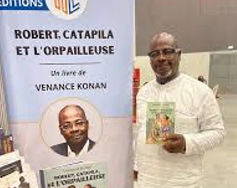 Image de Littérature. Le célèbre écrivain et journaliste ivoirien, Venance Konan, a choisi la ville de Yamoussoukro pour la sortie officielle de son dernier recueil de nouvelles, intitulé "Robert, Catapila et l’orpailleuse", le samedi 20 juillet 2024. Cet événement marque une nouvelle étape dans la carrière prolifique de l'auteur, dont l'œuvre continue de captiver et de provoquer la réflexion. Ce recueil, composé de six nouvelles, plonge au cœur de l'actualité ivoirienne avec l'humour et l'ironie mordante qui caractérisent si bien Venance Konan. Les nouvelles : Un miroir de la société ivoirienne Les six nouvelles qui composent ce recueil portent des titres évocateurs : "Salaud de chien", "Pour que vive le parti", "Le secret de mon oncle", "Françafrique", "Ce peuple, si méchant" et "Robert, Catapila et l’orpailleuse". Chacune de ces histoires explore des thèmes variés, offrant un panorama riche et critique de la société ivoirienne contemporaine. L’auteur y aborde des sujets tels que l’orpaillage, l’exploitation des terres, la prostitution, l’infidélité et la politique. Venance Konan utilise l'ironie pour traiter de problématiques profondes, comme en témoignent les nouvelles "Ce peuple si méchant" et "Salaud de chien". L'orpaillage et l'exploitation des terres, sujets récurrents dans son œuvre, illustrent les tensions entre les populations locales et les étrangers venus exploiter les ressources naturelles. Ces récits mettent en lumière les conflits sociaux et les dynamiques de pouvoir qui animent la société ivoirienne. L’humour est l'une des armes principales de Venance Konan pour aborder des sujets sérieux. « L’humour permet de se moquer de soi-même et des autres tout en transmettant des messages sérieux pour améliorer la société », affirme l’auteur. Cette approche ludique mais percutante permet de toucher un large public tout en provoquant une réflexion profonde sur les enjeux sociopolitiques actuels. Des thèmes socio-politiques actuels L'orpaillage, une pratique répandue en Côte d'Ivoire, est un thème central dans ce recueil. "Robert, Catapila et l’orpailleuse" raconte l’histoire de Robert, qui cède ses terres à Catapila, un exploitant étranger. L’arrivée de Tatiana bouleverse cette dynamique, mettant en lumière les enjeux de l’exploitation des ressources naturelles et les impacts sur les communautés locales. Dans ses nouvelles, Venance Konan ne se contente pas de dépeindre des situations, il cherche aussi à comprendre et à expliquer les comportements humains. La prostitution et l’infidélité, omniprésentes dans la société ivoirienne, sont abordées avec une ironie subtile. "Salaud de chien", par exemple, raconte comment un chien dévoile l'infidélité de son maître, offrant une réflexion mordante sur les relations humaines et les hypocrisies sociales. La politique ivoirienne et la Françafrique La nouvelle "Pour que vive le parti" plonge dans les méandres de la politique ivoirienne, dépeignant les luttes de pouvoir et les compromissions. "Françafrique", quant à elle, aborde les relations complexes et souvent controversées entre la France et ses anciennes colonies africaines. Ces histoires reflètent la profondeur de l'engagement politique de Venance Konan et sa capacité à transformer des sujets complexes en récits accessibles et captivants. Une carrière littéraire prolifique Venance Konan a passé l'essentiel de sa carrière au sein du groupe Fraternité Matin, où il a su se distinguer par sa plume acérée et son regard critique sur la société. Sa carrière d’écrivain est jalonnée de succès, confirmant son talent et son engagement littéraire. Il a remporté plusieurs prix prestigieux, dont le Grand Prix Littéraire d’Afrique Noire, le Prix Rabelais en France et le Prix de la Presse Panafricaine à Paris. L'engagement de Venance Konan ne se limite pas à sa carrière journalistique. En tant qu’écrivain, il utilise la littérature comme un moyen de dénoncer les injustices et de provoquer des changements. Ses œuvres, profondément ancrées dans la réalité ivoirienne, offrent un miroir critique de la société et invitent les lecteurs à une réflexion sur leurs propres vies et sur le monde qui les entoure. Le talent de Venance Konan dépasse les frontières de la Côte d'Ivoire. Ses œuvres sont lues et appréciées à travers le monde, et il est régulièrement invité à des conférences et des festivals littéraires internationaux. Cette reconnaissance internationale témoigne de la portée universelle de ses écrits et de sa capacité à toucher des lecteurs de toutes cultures. Un style unique et percutant L'ironie est une constante dans l'œuvre de Venance Konan. Il utilise ce procédé stylistique pour critiquer sans jamais sombrer dans la moralisation. Cette ironie, parfois mordante, toujours fine, permet de dédramatiser des sujets graves tout en soulignant leur importance. C'est cette maîtrise de l'ironie qui rend ses écrits à la fois divertissants et profondément réfléchis. L’humour est une autre caractéristique essentielle des écrits de Venance Konan. Il s’en sert pour aborder des sujets sensibles, rendant ainsi ses histoires accessibles à un large public. « L’humour permet de se moquer de soi-même et des autres tout en transmettant des messages sérieux pour améliorer la société », souligne-t-il. Cet équilibre entre légèreté et profondeur est ce qui fait la force de ses récits. À travers ses nouvelles, Venance Konan offre un regard acéré sur la société ivoirienne. Il met en lumière les dysfonctionnements, les injustices et les contradictions qui la traversent, tout en proposant des pistes de réflexion. Ses écrits ne se contentent pas de dénoncer, ils invitent aussi à l’action et au changement. L’œuvre de Venance Konan est une source d’inspiration pour de nombreux jeunes auteurs ivoiriens et africains. Par son parcours, il démontre que la littérature peut être un outil puissant pour exprimer des idées, critiquer la société et inspirer le changement. Il incarne une figure de mentor pour la nouvelle génération d’écrivains. Les écrits de Venance Konan réussissent à créer un pont entre tradition et modernité. Ils puisent dans les réalités contemporaines tout en s’ancrant dans les traditions ivoiriennes. Cette dualité enrichit ses histoires et leur donne une profondeur unique, reflétant la complexité de la société africaine moderne. En portant haut les couleurs de la littérature ivoirienne sur la scène internationale, Venance Konan joue un rôle d’ambassadeur culturel. Ses œuvres permettent de faire connaître et apprécier la richesse de la culture ivoirienne à travers le monde. Cette reconnaissance internationale contribue à la valorisation et à la promotion de la littérature africaine. Venance Konan, avec "Robert, Catapila et l’orpailleuse", continue de prouver son talent et son engagement envers la société ivoirienne. En abordant des thèmes variés et actuels avec humour et ironie, il offre à ses lecteurs des récits captivants qui incitent à la réflexion. Alors que ses œuvres continuent de résonner auprès d’un public toujours plus large, une question demeure : comment les écrivains peuvent-ils utiliser la littérature pour influencer positivement les changements sociaux et politiques dans un monde en constante évolution ?