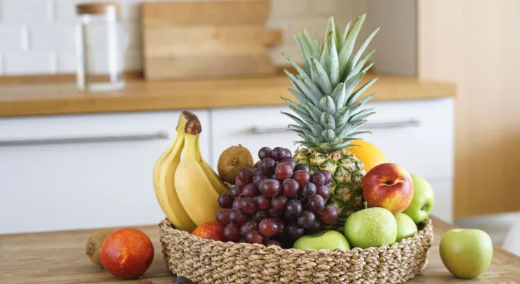 Image de Cuisine. Faites-vous souvent face à des fruits qui résistent à mûrir ? Vous n'êtes pas seul. Les avocats, les bananes et les mangues sont connus pour leur tendance à rester obstinément verts, rendant frustrante l'attente de leur douceur et de leur succulence. Heureusement, il existe des méthodes éprouvées pour accélérer ce processus et savourer des fruits délicieusement mûrs en un rien de temps. Voici un guide complet pour transformer vos fruits trop fermes en délices sucrés prêts à être dégustés. L'alliance magique de l'avocat et de la banane Pour faire mûrir un avocat rapidement, l'une des méthodes les plus efficaces est de le placer dans un sac en papier brun avec une banane pendant une nuit. La banane libère de l'éthylène, un gaz naturel qui favorise le mûrissement des fruits. Le papier brun, quant à lui, maintient une concentration optimale de ce gaz sans emprisonner l'humidité, contrairement aux sacs en plastique, ce qui évite que les fruits ne pourrissent prématurément. L'éthylène est un composé organique qui agit comme une hormone végétale. Il joue un rôle crucial dans le processus de mûrissement des fruits en accélérant la dégradation de la chlorophylle et la conversion des amidons en sucres. En combinant un fruit riche en éthylène avec un autre, vous créez un environnement propice au mûrissement rapide. La nuit des bananes et des pommes Pour obtenir des bananes bien mûres et sucrées, placez-les avec une pomme dans un sac en papier brun pendant la nuit. La pomme, comme la banane, produit de l'éthylène, ce qui accélère le mûrissement des bananes. Cette méthode assure des fruits parfaitement mûrs le lendemain matin, prêts à être dégustés ou utilisés dans vos recettes préférées. En utilisant des fruits qui libèrent naturellement de l'éthylène, vous pouvez contrôler et accélérer le processus de mûrissement de manière naturelle et efficace. Cette technique est non seulement simple mais aussi écologique, car elle ne nécessite pas l'utilisation de produits chimiques ou de dispositifs spéciaux. Le riz, allié des mangues Pour faire mûrir une mangue plus rapidement, une méthode ancienne et efficace consiste à la placer dans un saladier rempli de riz et à bien la couvrir. Le riz agit comme un absorbeur d'éthylène naturel, permettant à la mangue de mûrir uniformément et en douceur. Cette méthode protège également la mangue contre les chocs et le pourrissement précoce. Le riz crée un environnement clos et légèrement humide qui favorise le mûrissement tout en empêchant l'exposition à l'air, ce qui peut ralentir le processus. En enveloppant la mangue de riz, vous assurez une distribution uniforme de l'éthylène autour du fruit, accélérant ainsi son mûrissement. Le secret du tissu en coton Pour les fruits délicats comme les pêches, les nectarines et les prunes, enveloppez-les dans du tissu en coton. Contrairement au papier brun, qui pourrait les faire flétrir, le tissu en coton permet un échange d'oxygène suffisant pour un mûrissement parfait. Vous saurez qu'ils sont prêts lorsque leur parfum enivrant emplit la pièce. Le tissu en coton permet aux fruits de respirer tout en retenant suffisamment d'humidité pour éviter qu'ils ne se dessèchent. Cette méthode est particulièrement utile pour les fruits à peau fine qui sont sensibles aux conditions environnementales. L'éthylène, un accélérateur universel Utilisez un fruit déjà mûr pour en faire mûrir un autre plus rapidement. Par exemple, placez une poire dure avec une pomme ou une banane dans un sac en papier brun. Les fruits mûrs produisent plus d'éthylène, accélérant ainsi le processus de maturation des autres fruits de la corbeille. Les fruits mûrs libèrent de l'éthylène en plus grande quantité que les fruits non mûrs. En combinant ces fruits, vous augmentez la concentration d'éthylène dans l'environnement immédiat, ce qui accélère le mûrissement des fruits plus durs et moins mûrs. Autres astuces pour gérer le mûrissement Pour ceux qui préfèrent que leurs fruits mûrissent à leur rythme, voici quelques conseils pour ralentir le processus : stockez les fruits produisant de l'éthylène séparément des autres, utilisez des absorbeurs d'éthylène et conservez les fruits tropicaux comme les avocats et les tomates à température ambiante. En suivant ces astuces simples, vous prolongerez la fraîcheur de vos fruits et légumes tout en minimisant le gaspillage. Conseils pratiques pour la conservation - Stockage séparé : Gardez les fruits produisant de l'éthylène, comme les pommes, les bananes et les tomates, loin des fruits qui sont sensibles à ce gaz. - Absorbeurs d'éthylène : Utilisez des sachets ou des dispositifs absorbant l'éthylène disponibles dans le commerce pour ralentir le mûrissement. - Température ambiante : Conservez les fruits tropicaux à température ambiante pour éviter qu'ils ne mûrissent trop rapidement au réfrigérateur. Savourez des fruits mûrs et délicieux En utilisant ces astuces simples et efficaces, vous pourrez profiter de fruits parfaitement mûrs en un temps record. Que ce soit pour accélérer le mûrissement ou pour le ralentir, ces méthodes vous permettront de gérer votre corbeille de fruits de manière optimale et de réduire le gaspillage alimentaire. Alors que nous cherchons à maximiser la fraîcheur et la saveur de nos fruits, comment pouvons-nous intégrer ces pratiques dans notre vie quotidienne pour minimiser le gaspillage alimentaire et promouvoir une consommation durable ?