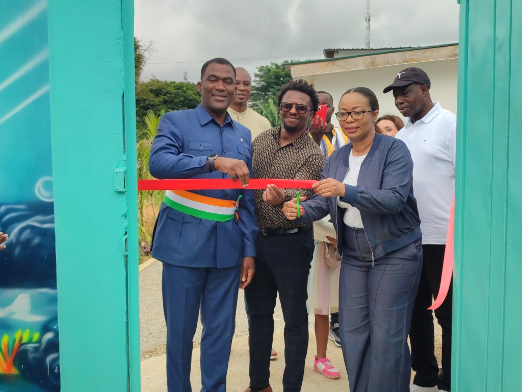 Image de Société. Le samedi 20 juillet 2024 a marqué un tournant dans l'offre de divertissement en Côte d'Ivoire avec l'inauguration de Splash Park à Angré. Ce nouveau parc aquatique s'ajoute à une longue liste d'installations du groupe en Côte d'Ivoire et à travers l'Afrique. Avec cette ouverture, Splash Park entend non seulement enrichir le paysage des loisirs familiaux en région mais aussi mettre en lumière l'expansion rapide de l'industrie du divertissement en Côte d'Ivoire. Un Nouveau Paradis Aquatique pour les Familles L'ouverture officielle de Splash Park a eu lieu sous un soleil radieux, avec une foule enthousiaste prête à découvrir les attractions offertes par ce nouvel espace aquatique. Ce 16e parc aquatique du groupe, conçu pour être un havre de détente et de divertissement, se distingue par son engagement à offrir un environnement sécurisé et plaisant pour toute la famille. “Nous avons conçu Splash Park comme un parc de proximité, accessible et sécurisé, pour permettre aux familles de profiter de moments agréables dans un cadre sûr,” a déclaré un responsable du parc. Le parc, qui a nécessité un investissement de 200 millions de FCFA, a vu le jour grâce à un effort coordonné entre divers acteurs du secteur privé et public. Pour garantir la sécurité des visiteurs, l’équipe du parc comprend une cinquantaine de professionnels, dont 15 animateurs spécialement formés pour superviser les activités dans les bassins. Isabelle Anoh, Directrice Générale des Loisirs, a souligné l'importance stratégique de cette ouverture dans le cadre de la stratégie “Sublime Côte d’Ivoire”. Cette initiative vise à faire de la Côte d'Ivoire une destination incontournable pour les loisirs en Afrique. “Nous souhaitons encourager les investisseurs à venir en Côte d’Ivoire pour développer des infrastructures de divertissement de haute qualité. Avec des projets comme Splash Park, nous espérons réduire la nécessité pour les Ivoiriens de chercher des loisirs à l’étranger,” a-t-elle expliqué. Le conseiller municipal représentant le maire de Cocody a également exprimé son soutien à cette initiative. Il a mis en avant le rôle essentiel de Splash Park dans l'amélioration du cadre de vie local. Selon lui, ce parc aquatique contribuera non seulement au bien-être des habitants, mais aussi au dynamisme économique de la région. La municipalité s'engage à fournir un soutien continu en matière de sécurité et d'entretien, assurant ainsi une intégration harmonieuse du parc dans la communauté. Des Tarifs Abordables pour Tous Splash Park se distingue par son accessibilité financière. Les tarifs d'entrée sont fixés à 3000 FCFA pour les enfants et 2000 FCFA pour les adultes, rendant les loisirs aquatiques accessibles à un large public. En plus des attractions aquatiques variées, le parc propose également un restaurant où les visiteurs peuvent déguster des repas et se rafraîchir. Le parc offre une gamme d'activités adaptées à tous les âges, allant des toboggans géants aux zones de jeux pour les plus jeunes. Cette diversité vise à attirer non seulement les familles locales mais aussi les touristes, contribuant ainsi à l'essor du tourisme interne. L'inauguration de Splash Park s'inscrit dans une dynamique plus large de développement des infrastructures de loisirs en Côte d'Ivoire. Le succès de ce projet pourrait inciter d'autres investisseurs à suivre le mouvement, ce qui serait bénéfique pour la croissance économique et sociale du pays. À l'ère de l'expansion rapide du secteur des loisirs, la question se pose : Splash Park est-il le modèle à suivre pour le développement futur des espaces de divertissement en Côte d'Ivoire ? Avec l'accent mis sur l’accessibilité, la sécurité, et la qualité des services, ce parc pourrait-il représenter un modèle pour d’autres régions d'Afrique de l'Ouest ? En offrant un cadre de divertissement moderne et sûr, Splash Park pourrait bien transformer la manière dont les Ivoiriens perçoivent et expérimentent les loisirs. Cependant, pour maintenir cet élan, il est crucial d'explorer comment ces nouvelles infrastructures peuvent s'adapter aux évolutions des besoins des familles et des jeunes générations. Alors que Splash Park ouvre ses portes et propose une nouvelle ère de divertissement aquatique en Côte d'Ivoire, la question demeure : Comment cette initiative influencera-t-elle le développement futur des infrastructures de loisirs dans le pays, et quelles seront les prochaines étapes pour continuer à attirer des investissements dans ce secteur crucial pour le bien-être des citoyens ?