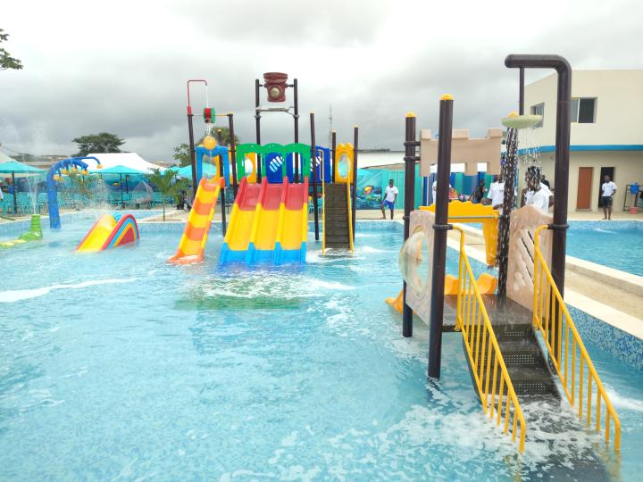 Deuxième Image de Société. Le samedi 20 juillet 2024 a marqué un tournant dans l'offre de divertissement en Côte d'Ivoire avec l'inauguration de Splash Park à Angré. Ce nouveau parc aquatique s'ajoute à une longue liste d'installations du groupe en Côte d'Ivoire et à travers l'Afrique. Avec cette ouverture, Splash Park entend non seulement enrichir le paysage des loisirs familiaux en région mais aussi mettre en lumière l'expansion rapide de l'industrie du divertissement en Côte d'Ivoire. Un Nouveau Paradis Aquatique pour les Familles L'ouverture officielle de Splash Park a eu lieu sous un soleil radieux, avec une foule enthousiaste prête à découvrir les attractions offertes par ce nouvel espace aquatique. Ce 16e parc aquatique du groupe, conçu pour être un havre de détente et de divertissement, se distingue par son engagement à offrir un environnement sécurisé et plaisant pour toute la famille. “Nous avons conçu Splash Park comme un parc de proximité, accessible et sécurisé, pour permettre aux familles de profiter de moments agréables dans un cadre sûr,” a déclaré un responsable du parc. Le parc, qui a nécessité un investissement de 200 millions de FCFA, a vu le jour grâce à un effort coordonné entre divers acteurs du secteur privé et public. Pour garantir la sécurité des visiteurs, l’équipe du parc comprend une cinquantaine de professionnels, dont 15 animateurs spécialement formés pour superviser les activités dans les bassins. Isabelle Anoh, Directrice Générale des Loisirs, a souligné l'importance stratégique de cette ouverture dans le cadre de la stratégie “Sublime Côte d’Ivoire”. Cette initiative vise à faire de la Côte d'Ivoire une destination incontournable pour les loisirs en Afrique. “Nous souhaitons encourager les investisseurs à venir en Côte d’Ivoire pour développer des infrastructures de divertissement de haute qualité. Avec des projets comme Splash Park, nous espérons réduire la nécessité pour les Ivoiriens de chercher des loisirs à l’étranger,” a-t-elle expliqué. Le conseiller municipal représentant le maire de Cocody a également exprimé son soutien à cette initiative. Il a mis en avant le rôle essentiel de Splash Park dans l'amélioration du cadre de vie local. Selon lui, ce parc aquatique contribuera non seulement au bien-être des habitants, mais aussi au dynamisme économique de la région. La municipalité s'engage à fournir un soutien continu en matière de sécurité et d'entretien, assurant ainsi une intégration harmonieuse du parc dans la communauté. Des Tarifs Abordables pour Tous Splash Park se distingue par son accessibilité financière. Les tarifs d'entrée sont fixés à 3000 FCFA pour les enfants et 2000 FCFA pour les adultes, rendant les loisirs aquatiques accessibles à un large public. En plus des attractions aquatiques variées, le parc propose également un restaurant où les visiteurs peuvent déguster des repas et se rafraîchir. Le parc offre une gamme d'activités adaptées à tous les âges, allant des toboggans géants aux zones de jeux pour les plus jeunes. Cette diversité vise à attirer non seulement les familles locales mais aussi les touristes, contribuant ainsi à l'essor du tourisme interne. L'inauguration de Splash Park s'inscrit dans une dynamique plus large de développement des infrastructures de loisirs en Côte d'Ivoire. Le succès de ce projet pourrait inciter d'autres investisseurs à suivre le mouvement, ce qui serait bénéfique pour la croissance économique et sociale du pays. À l'ère de l'expansion rapide du secteur des loisirs, la question se pose : Splash Park est-il le modèle à suivre pour le développement futur des espaces de divertissement en Côte d'Ivoire ? Avec l'accent mis sur l’accessibilité, la sécurité, et la qualité des services, ce parc pourrait-il représenter un modèle pour d’autres régions d'Afrique de l'Ouest ? En offrant un cadre de divertissement moderne et sûr, Splash Park pourrait bien transformer la manière dont les Ivoiriens perçoivent et expérimentent les loisirs. Cependant, pour maintenir cet élan, il est crucial d'explorer comment ces nouvelles infrastructures peuvent s'adapter aux évolutions des besoins des familles et des jeunes générations. Alors que Splash Park ouvre ses portes et propose une nouvelle ère de divertissement aquatique en Côte d'Ivoire, la question demeure : Comment cette initiative influencera-t-elle le développement futur des infrastructures de loisirs dans le pays, et quelles seront les prochaines étapes pour continuer à attirer des investissements dans ce secteur crucial pour le bien-être des citoyens ?