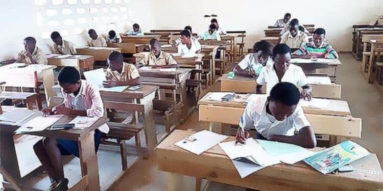 Image de Études/Devoirs. En Côte d'Ivoire, la scène éducative est en effervescence suite à l'annonce des résultats du Brevet d’Études du Premier Cycle (BEPC) de cette année. Parmi les jeunes candidats, un nom retient particulièrement l’attention : Libmann Jacques Nathan. Sa performance exceptionnelle a non seulement suscité l'admiration du public, mais elle a également placé ce jeune talentueux sous les feux des projecteurs. Avec des notes spectaculaires dans les matières scientifiques, Libmann Jacques Nathan se distingue comme un prodige de l’éducation ivoirienne. Des Notes Exemplaires dans les Matières Scientifiques La réussite de Libmann Jacques Nathan est d’autant plus impressionnante qu’elle repose sur des résultats académiques quasi parfaits. En physique, il a obtenu la note maximale de 20/20, et en mathématiques, il s'est vu attribuer un remarquable 19/20. Ces notes reflètent non seulement son intelligence et son assiduité, mais aussi une passion indéniable pour les sciences. Grâce à ces performances exceptionnelles, Libmann a réussi à cumuler un total de 303.13 points, décrochant ainsi son BEPC avec une mention exceptionnelle. L'avenir de Libmann Jacques Nathan semble tout aussi brillant que son parcours au BEPC. Il poursuivra ses études au prestigieux Lycée Scientifique de Yamoussoukro, un établissement réputé pour son excellence académique et ses infrastructures dédiées à la formation des futurs scientifiques et ingénieurs. Cette nouvelle étape de sa vie scolaire lui offrira l'opportunité de continuer à exceller et à influencer positivement ses camarades de promotion par son exemple et ses résultats. L'exploit de Libmann Jacques Nathan fait écho à celui de Krecoum Loevan, un autre jeune prodige qui a fait sensation lors de la publication des résultats du Certificat d’Études Primaires et Élémentaires (CEPE) de cette année. Loevan, avec une moyenne générale de 19,17/20 et un score de 164,76/170 points, a également marqué les esprits. Il a obtenu la note parfaite de 20/20 en dictée et a excellé en mathématiques avec un score de 50/50. Ces deux jeunes talents ont indéniablement contribué à redéfinir les standards de l'excellence académique en Côte d'Ivoire. Le succès de Libmann Jacques Nathan s’inscrit dans un contexte de progrès notable pour le système éducatif ivoirien. En 2024, près de 610 896 candidats se sont présentés à l’examen du BEPC, et 245 459 d’entre eux ont été admis, soit un taux de réussite de 40,18 %. Ce chiffre marque une augmentation significative par rapport à l’année précédente, où le taux de réussite était de 31,47 %. Ce progrès de 8,71 points est un témoignage de l’amélioration continue des méthodes pédagogiques et des efforts soutenus par les enseignants et les élèves. Témoignages et Réactions de la Communauté La performance de Libmann Jacques Nathan a généré de nombreuses réactions positives au sein de la communauté éducative et du grand public. « Nous sommes extrêmement fiers de Libmann. Son succès est une source d'inspiration pour tous les élèves de notre école », a déclaré son professeur de physique. De son côté, le directeur du Lycée Scientifique de Yamoussoukro a exprimé son enthousiasme à l’idée d’accueillir un élève aussi talentueux : « Libmann a un potentiel extraordinaire. Nous sommes impatients de voir tout ce qu'il accomplira ici. » Les exploits de jeunes comme Libmann Jacques Nathan et Krecoum Loevan ne se contentent pas de susciter l'admiration ; ils ont également un impact significatif sur le système éducatif dans son ensemble. Ces performances exceptionnelles encouragent les autres élèves à viser l'excellence et poussent les établissements à adopter des approches pédagogiques plus efficaces. En mettant en lumière les succès académiques, la Côte d'Ivoire se positionne comme un pays déterminé à valoriser l'éducation et à investir dans la formation de ses futurs leaders. Alors que Libmann Jacques Nathan se prépare à entamer son parcours au Lycée Scientifique de Yamoussoukro, l’ensemble de la communauté éducative suit avec intérêt son évolution. Sa réussite au BEPC 2024 est un présage de nombreux autres succès à venir. En continuant à exceller, il pourra non seulement réaliser ses propres aspirations, mais aussi inspirer toute une génération de jeunes Ivoiriens à poursuivre leurs rêves académiques avec détermination et passion. L’histoire de Libmann Jacques Nathan pose une question essentielle pour l’avenir de l’éducation en Côte d’Ivoire : comment le système éducatif peut-il continuer à identifier et à soutenir les talents exceptionnels pour qu’ils puissent atteindre leur plein potentiel ? En investissant dans des infrastructures éducatives de qualité et en promouvant une culture de l’excellence, le pays peut espérer voir émerger de nombreux autres prodiges comme Libmann, prêts à contribuer de manière significative à la société. Mais la question demeure : quelles initiatives spécifiques seront mises en place pour garantir que ces jeunes talents reçoivent le soutien nécessaire pour réussir ?