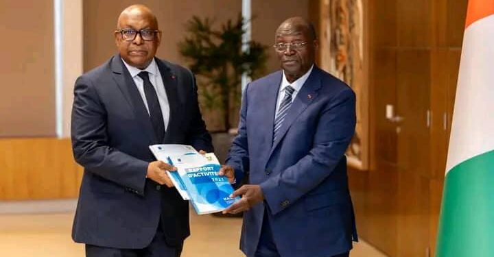 Image de TV/Films/Séries. En Côte d'Ivoire, la Haute Autorité de la Communication audiovisuelle (HACA) a publié un rapport exhaustif sur l'état des services des médias audiovisuels en ligne pour l'année 2023. Ce document, dévoilé lors d'une présentation officielle au Palais présidentiel à Abidjan-Plateau, met en lumière la dynamique et les défis de la régulation médiatique dans le pays. René Bourgouin, président de la HACA, a exposé les principales statistiques et les évolutions notables du secteur devant le vice-président de la République, Tiémoko Meyliet Koné, représentant le président Alassane Ouattara. Une Expansion Impressionnante des Médias Audiovisuels En 2023, la HACA a enregistré un total de 194 services de médias audiovisuels en ligne, marquant ainsi une expansion significative par rapport aux années précédentes. Cette croissance est particulièrement notable dans le secteur de la télévision nationale diffusée par satellite, où le nombre de chaînes est passé de 6 à 14. Cette augmentation témoigne non seulement de l'essor des technologies de l'information et de la communication en Côte d'Ivoire, mais aussi de l'engagement des autorités à promouvoir la diversité et la pluralité des médias dans le pays. Le rapport de la HACA révèle également une augmentation notable du nombre de radios privées non commerciales, qui est passé de 239 à 281 en 2023. Cette diversification des voix radiophoniques enrichit le paysage médiatique ivoirien, offrant aux auditeurs une variété de contenus et de perspectives. De plus, le nombre de télévisions et de radios disponibles via des bouquets satellitaires autorisés a considérablement augmenté, passant de 611 à 763 chaînes. Cette expansion permet aux citoyens d'accéder à une gamme plus étendue de programmes, renforçant ainsi leur accès à l'information et au divertissement. La HACA a également intensifié ses efforts de régulation en 2023, prononçant un total de 34 sanctions contre les médias audiovisuels, contre seulement 12 en 2022. Ces mesures comprennent 15 interpellations, 10 avertissements, deux mises en conformité ou recommandations, et sept mises en demeure. Ces actions visent à garantir que les médias respectent les normes établies et contribuent à un environnement médiatique sain et équilibré. Le président de la HACA, René Bourgouin, a souligné que ces sanctions étaient nécessaires pour maintenir l'intégrité et la qualité des contenus médiatiques diffusés dans le pays. En 2023, la HACA a assigné 18 nouvelles fréquences aux services de radiodiffusion sonore et télévisuelle, démontrant ainsi son rôle crucial dans la gestion des bandes de fréquences. Cette initiative vise à optimiser l'utilisation des ressources spectrales et à garantir une diffusion de haute qualité des contenus audiovisuels. Le rapport met en avant plusieurs sous-activités liées à cette gestion, soulignant l'importance d'une régulation rigoureuse pour le développement harmonieux du secteur. Défis et Perspectives pour l'Avenir Malgré les avancées significatives réalisées en 2023, la HACA reconnaît qu'il reste des défis à relever pour améliorer davantage la régulation des médias en Côte d'Ivoire. Parmi ces défis figurent la lutte contre la désinformation et les contenus inappropriés, ainsi que la nécessité d'adapter les régulations aux évolutions technologiques rapides. La HACA envisage de renforcer ses capacités de surveillance et de contrôle, tout en collaborant étroitement avec les acteurs du secteur pour promouvoir un environnement médiatique transparent et responsable. Un des axes prioritaires de la HACA en 2023 a été la protection des droits des consommateurs de médias. En garantissant la diversité des contenus et en veillant à la qualité des diffusions, la HACA cherche à assurer que les citoyens aient accès à une information fiable et variée. Le président René Bourgouin a déclaré : « Il est de notre devoir de protéger les auditeurs et téléspectateurs en veillant à ce que les médias respectent les normes éthiques et professionnelles. » Cette approche est cruciale pour renforcer la confiance du public dans les médias et soutenir la démocratie en Côte d'Ivoire. La HACA a également entrepris des démarches pour renforcer la coopération internationale en matière de régulation des médias. En participant à des forums et en échangeant des pratiques exemplaires avec d'autres autorités de régulation, la HACA cherche à s'inspirer des expériences réussies à l'étranger. Cette collaboration vise à renforcer les capacités de la HACA et à promouvoir des normes de régulation harmonisées au niveau régional et international. L'année 2023 a été marquée par des progrès significatifs dans la régulation des médias audiovisuels en Côte d'Ivoire. La HACA, sous la direction de René Bourgouin, a su adapter ses stratégies pour répondre aux défis croissants d'un paysage médiatique en constante évolution. Alors que la Côte d'Ivoire continue de se développer sur le plan médiatique, la question demeure : comment la HACA peut-elle continuer à renforcer la régulation des médias tout en s'adaptant aux nouvelles réalités technologiques et sociétales ?