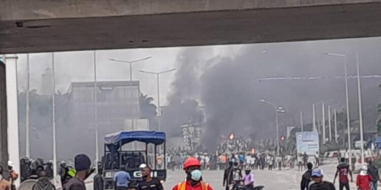 Image de Société. La chefferie d’Adjamé village a fermement démenti les allégations selon lesquelles elle aurait reçu quatre milliards de francs CFA pour le dédommagement des habitants lors des opérations de déguerpissement. Face à la montée des tensions et à la campagne médiatique orchestrée contre elle, la chefferie a décidé de prendre la parole pour clarifier la situation et rétablir la vérité. Mobio Prospère, secrétaire général de la chefferie, a tenu à exprimer son indignation et à dénoncer ce qu'il considère comme une manipulation visant à semer la discorde entre les populations et leurs chefs. Les Événements Déclencheurs et la Réaction de la Chefferie Les opérations de déguerpissement à Adjamé ont suscité une vive opposition de la part des populations locales. Des affrontements violents entre les forces de l’ordre et les habitants ont eu lieu, ces derniers affirmant ne pas avoir été informés à l’avance et déplorant l'absence de mesures de dédommagement. Dans ce contexte de tension, des rumeurs ont émergé sur une prétendue mise à disposition de quatre milliards de francs CFA pour compenser les victimes, somme que la chefferie aurait reçue. Mobio Prospère a catégoriquement rejeté ces accusations, les qualifiant de manœuvre malveillante visant à dresser la population contre ses dirigeants traditionnels. « Nous dénonçons la tentative de manipulation qui vise à soulever la population contre ses chefs. En accusant les chefs d’avoir reçu quatre milliards comme indemnisation, l’objectif est juste de révolter la population contre sa chefferie », a-t-il déclaré. Selon lui, ces rumeurs sont infondées et cherchent à créer un climat de méfiance et de colère. Pour rétablir la vérité, Mobio Prospère a précisé que la chefferie n’a reçu aucun franc de la part de l’État. Les quatre milliards évoqués sont en réalité consignés sur un compte séquestre, et non versés directement à la chefferie. Cette clarification est essentielle pour dissiper les malentendus et apaiser les tensions croissantes. Le secrétaire général de la chefferie a insisté sur le fait que les discussions avec le gouvernement, et en particulier avec le Premier ministre, étaient toujours en cours concernant un protocole d’accord sur les indemnisations. « Nous avons eu des discussions avec le Premier ministre, qui nous a assuré que rien ne se ferait sans son ordre », a expliqué Mobio Prospère. Cependant, la destruction des habitations a eu lieu malgré ces assurances, laissant les habitants et la chefferie perplexes et en colère. Ils attendent désormais le retour du Premier ministre pour obtenir des explications sur cette décision soudaine et inattendue. Les échauffourées enregistrées jeudi matin n’ont pas empêché la poursuite des opérations de déguerpissement à Adjamé. Sous la supervision d’un impressionnant détachement de la police, les habitations ont été détruites, laissant de nombreuses familles sans abri et exacerbant les tensions dans la communauté. Les habitants ont exprimé leur frustration face à ce qu'ils perçoivent comme une absence de considération et de transparence de la part des autorités. La chefferie, quant à elle, se trouve dans une position délicate, cherchant à défendre les droits de ses concitoyens tout en naviguant les complexités politiques et administratives. « Nous sommes déterminés à poursuivre nos efforts pour obtenir justice et dédommagement pour notre communauté », a déclaré Mobio Prospère. Il a également appelé à la fin des rumeurs et à une approche plus collaborative pour résoudre la crise. Implications Politiques et Sociales de la Crise La situation à Adjamé soulève des questions plus larges sur la gestion des opérations de déguerpissement en Côte d'Ivoire et sur les relations entre les autorités locales et les populations affectées. Les accusations de manipulation et de manque de transparence accentuent les divisions et minent la confiance envers les institutions. Cette crise met en lumière les défis auxquels sont confrontées les autorités pour équilibrer le développement urbain et le respect des droits des citoyens. Les tensions à Adjamé sont également révélatrices des frustrations croissantes parmi les populations locales face à des politiques perçues comme déconnectées de leurs réalités quotidiennes. La chefferie d’Adjamé a appelé à une meilleure communication et à des consultations plus inclusives pour éviter de telles crises à l'avenir. « Nous devons travailler ensemble pour trouver des solutions durables qui respectent les droits de tous », a souligné Mobio Prospère. Face à cette situation complexe, plusieurs pistes de solutions peuvent être envisagées. Tout d'abord, une transparence accrue dans les processus décisionnels et une meilleure communication avec les communautés locales sont essentielles pour éviter les malentendus et les tensions. Ensuite, la mise en place de mécanismes de dédommagement clairs et justes pourrait aider à apaiser les tensions et à reconstruire la confiance. La participation active des populations dans les discussions sur les projets de développement urbain est également cruciale. En impliquant les communautés dès le début des processus de planification, les autorités peuvent mieux comprendre leurs besoins et leurs préoccupations, ce qui pourrait mener à des solutions plus équitables et acceptables pour tous. La crise du déguerpissement à Adjamé est un rappel poignant des défis persistants liés au développement urbain et à la gestion des relations entre les autorités et les citoyens. Alors que la chefferie et les populations attendent des réponses claires et des actions concrètes, une question demeure : comment les autorités ivoiriennes peuvent-elles mieux équilibrer les impératifs de développement urbain avec le respect des droits des habitants, tout en préservant la paix sociale et en renforçant la confiance entre les différentes parties prenantes ?