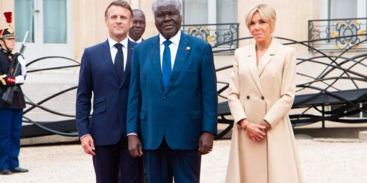 Image de Politique. En France, dans le cadre de la cérémonie officielle d’ouverture des Jeux Olympiques 2024 (JO 2024) de Paris, le Premier ministre de Côte d’Ivoire, Robert Beugré Mambé, a été reçu par le président de la République française, Emmanuel Macron et son épouse. Le représentant d’Alassane Ouattara, ainsi que les autres chefs d’État et de gouvernement invités par le chef de l’État français, ont pris part à une réception de bienvenue, vendredi, dans les jardins de l’Élysée. Réception de Bienvenue aux Jardins de l’Élysée Reçu par le couple présidentiel français, le Premier ministre ivoirien Robert Beugré Mambé a participé à une réception de bienvenue organisée dans les jardins de l’Élysée. Cet événement a réuni plusieurs chefs d’État et de gouvernement venus assister à l’ouverture officielle des JO 2024 à Paris. La réception, marquée par une atmosphère conviviale et des échanges diplomatiques, a permis aux dirigeants de partager leurs attentes pour cet événement sportif mondial. Un Sommet International sur le Sport et le Développement Durable La veille de la cérémonie d’ouverture des JO, Robert Beugré Mambé avait déjà pris part à un sommet international dédié au sport pour le développement durable. Ce sommet, qui a réuni plus de 500 participants venus du monde entier, a permis de discuter des contributions potentielles du sport aux Objectifs de développement durable (ODD) des Nations Unies. Lors de cette rencontre, de nombreux engagements ont été pris par les dirigeants sportifs pour promouvoir des pratiques sportives durables et inclusives. La Rencontre au Sommet entre Beugré Mambé et Macron Lors de la rencontre entre le Premier ministre ivoirien et le président français, plusieurs sujets ont été abordés, notamment la coopération bilatérale entre la Côte d'Ivoire et la France, ainsi que les enjeux globaux liés au sport. Emmanuel Macron a salué la présence de Robert Beugré Mambé, soulignant l’importance de la participation des dirigeants africains à des événements internationaux tels que les JO. Cette rencontre a également été l'occasion de réaffirmer les liens d’amitié et de coopération entre les deux pays. La Côte d’Ivoire aux JO 2024 : Une Participation Symbolique La présence de Robert Beugré Mambé à Paris pour les JO 2024 symbolise l’engagement de la Côte d’Ivoire envers le sport international. Le pays, qui a toujours soutenu ses athlètes sur la scène mondiale, espère voir ses représentants briller lors de ces Jeux. La participation ivoirienne aux JO 2024 témoigne de la vitalité et du dynamisme de sa jeunesse sportive, déterminée à représenter fièrement leur nation. Des Rencontres Diplomatiques et Sportives Au-delà des compétitions, les JO 2024 offrent une plateforme pour des rencontres diplomatiques. Robert Beugré Mambé a ainsi eu l'occasion de rencontrer d'autres dirigeants et représentants sportifs, échangeant des idées et des projets pour le futur du sport en Côte d'Ivoire. Ces discussions pourraient aboutir à de nouvelles initiatives de coopération internationale, renforçant les infrastructures sportives et les programmes de formation dans le pays. Le Rôle du Sport dans le Développement Durable Le sommet sur le sport pour le développement durable a mis en lumière le rôle crucial que joue le sport dans la promotion des ODD. Les discussions ont porté sur des thèmes tels que l’inclusion sociale, l’égalité des genres, et la protection de l’environnement à travers le sport. Robert Beugré Mambé a souligné l’importance de ces engagements, affirmant que « le sport est un vecteur de paix et de développement. Il doit être au cœur de nos stratégies pour un avenir durable ». Une Opportunité pour Renforcer les Liens Franco-Ivoiriens La rencontre entre Robert Beugré Mambé et Emmanuel Macron s’inscrit dans une dynamique de renforcement des relations franco-ivoiriennes. La Côte d'Ivoire et la France partagent une histoire riche et des liens économiques, culturels et diplomatiques solides. Cet échange a permis de réaffirmer les ambitions communes et de discuter des projets futurs, notamment en matière de sport et de développement. L'Impact des JO 2024 sur la Jeunesse Ivoirienne Les Jeux Olympiques sont une source d’inspiration pour la jeunesse ivoirienne. La participation aux JO 2024 est une occasion unique pour les jeunes athlètes de se mesurer aux meilleurs du monde et de représenter leur pays sur la scène internationale. Robert Beugré Mambé a exprimé son espoir de voir les athlètes ivoiriens revenir avec des médailles, tout en soulignant l'importance des valeurs olympiques telles que l’excellence, le respect et l’amitié. L'engagement de la Côte d'Ivoire dans le sport ne se limite pas aux JO. Le gouvernement ivoirien, sous la direction de Robert Beugré Mambé, envisage de continuer à investir dans le développement des infrastructures sportives et des programmes de formation. Des initiatives sont en cours pour améliorer les conditions d’entraînement des athlètes et promouvoir la pratique sportive à tous les niveaux. L’avenir du sport en Côte d’Ivoire semble prometteur, avec une vision claire de développement et d’inclusion. Alors que les JO 2024 battent leur plein, quelles seront les prochaines étapes pour renforcer encore plus les liens entre la Côte d’Ivoire et le monde du sport international ?