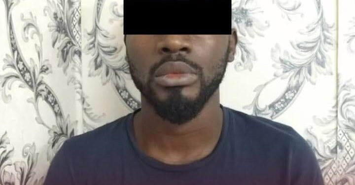 Image de Faits Divers. En Côte d'Ivoire, un incident inattendu a révélé les failles de la sécurité financière numérique et a mis en lumière les limites de la vigilance dans les transactions électroniques. Récemment, un jeune homme, désigné sous le nom de SH, a été arrêté et risque la prison après avoir reçu par erreur un transfert d’argent, qu'il a ensuite utilisé à des fins personnelles. Ce cas a été pris en charge par la Plateforme de Lutte Contre la Cybercriminalité (PLCC), marquant une nouvelle étape dans la lutte contre les abus liés aux transactions numériques. Les Détails de l’Affaire L’affaire a débuté lorsque sieur ANL, après avoir voulu transférer une somme de 1.250.000 francs CFA, a commis une erreur en envoyant l’argent sur le compte de SH, au lieu du compte prévu. Constatant l’erreur, ANL a immédiatement tenté de corriger la transaction en contactant le bénéficiaire supposé, mais SH avait déjà retiré la totalité des fonds. Selon les déclarations de ANL, il a rapidement entrepris des démarches pour rectifier la situation, seulement pour découvrir que le destinataire erroné avait déjà utilisé les fonds. Face à cette situation, ANL a pris la décision de saisir les autorités, en l’occurrence la PLCC, pour récupérer son argent. Ce recours aux autorités a entraîné une enquête approfondie menée par le Laboratoire de Criminalistique Numérique (LCN), spécialisé dans la traque des infractions liées aux technologies de l’information. L’enquête a révélé que SH, malgré ses affirmations initiales d’être en déplacement à l’étranger, avait effectivement retiré et utilisé les fonds transférés par erreur. Après une investigation poussée, SH a été interpellé et conduit devant les autorités judiciaires. Face aux preuves, il a reconnu avoir agi de manière frauduleuse et a admis avoir trompé ANL en prétendant être en voyage. Inculpé pour « faux » et « appropriation de biens d’autrui », SH est désormais confronté à des poursuites judiciaires qui pourraient entraîner des peines sévères, incluant une possible incarcération. Ce cas est révélateur des risques associés aux transactions numériques et de l’importance croissante de la régulation et de la vigilance dans ce domaine. La Plateforme de Lutte Contre la Cybercriminalité, par son intervention rapide, a démontré son rôle crucial dans la prévention des abus financiers en ligne et dans la protection des droits des individus contre les fraudes électroniques. Réactions et Répercussions dans le Contexte Ivoirien Cette affaire soulève des questions importantes sur la gestion des erreurs de transfert et la responsabilité des parties impliquées. En Côte d'Ivoire, où les transactions électroniques deviennent de plus en plus courantes, ce type d’incident souligne la nécessité d’améliorer les systèmes de sécurité et de sensibilisation pour éviter de telles erreurs à l'avenir. La réaction de la communauté financière et des consommateurs face à cette affaire est mitigée. Certains estiment que le cas de SH est une leçon nécessaire pour ceux qui pourraient être tentés de profiter des erreurs financières, tandis que d'autres mettent en avant la nécessité d’un meilleur encadrement des transactions numériques pour prévenir de telles situations. Le cadre juridique ivoirien, tout en s’adaptant aux nouvelles réalités numériques, devra évoluer pour traiter les cas de fraudes et d’abus avec une rigueur accrue. La situation met également en lumière la capacité des institutions de sécurité numérique à intervenir efficacement en cas de litige financier et la nécessité d’une coopération entre les différents acteurs du secteur financier pour assurer une régulation efficace. La rapidité avec laquelle les erreurs de transfert sont détectées et traitées est cruciale pour éviter des abus similaires à l'avenir. Ce cas rappelle aussi l’importance de l’éducation numérique pour les utilisateurs, afin qu'ils soient conscients des risques et des procédures à suivre en cas d’erreur. La question centrale reste de savoir comment le système judiciaire et les autorités de régulation pourront s’adapter aux défis croissants posés par les technologies financières. Alors que les outils numériques continuent de transformer les transactions financières, il est impératif d’assurer une protection efficace contre les abus tout en facilitant des processus transparents et équitables. À mesure que la Côte d'Ivoire avance dans la modernisation de son secteur financier, quelles mesures supplémentaires devraient être mises en place pour équilibrer sécurité numérique et liberté financière tout en garantissant une justice équitable pour tous les citoyens ?