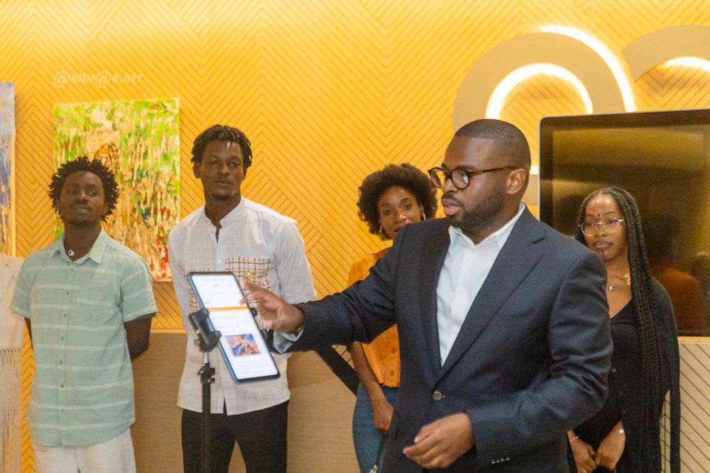 Image de Art. Le jeudi 25 juillet 2024, Abidjan a été le théâtre d’un événement artistique innovant et prometteur, marqué par le lancement de la première édition de "L’Africart Flash". Cet événement est l’initiative de SellArts, une start-up spécialisée dans l’intermédiation culturelle, co-fondée par Philippe Emmanuel Yacé. L’exposition phygitale intitulée "Jouvence" met en lumière le travail de cinq jeunes artistes peintres africains, alliant l’expérience physique à une dimension numérique. Un Concept Innovant pour une Nouvelle Génération d’Artistes L'exposition, qui se distingue par sa dualité phygitale, se tient à la fois dans un espace physique, un prestigieux hôtel du Plateau à Abidjan, et sur une plateforme en ligne, SellArts.net. Cette approche hybride vise à offrir aux artistes une visibilité accrue en conjuguant les avantages de l'exposition en personne avec ceux du numérique. Philippe Emmanuel Yacé a souligné l’importance de cet événement en ces termes : « Aujourd’hui, nous sommes là pour L’Africart Flash by SellArts. C’est un événement phygital qui a pour but de mettre en valeur les jeunes artistes africains en leur donnant de nouveaux canaux d’exposition avec l’objectif de pouvoir vendre. Il y a 20 % d’exposition physique aujourd’hui et 90 % sera digital pendant un mois sur notre plateforme SellArts.net. » L'initiative "L’Africart Flash" se distingue non seulement par son concept phygital mais aussi par son objectif de démocratiser l'accès à l'art pour les jeunes créateurs africains. La combinaison d’une exposition physique et d'une vitrine en ligne vise à ouvrir des opportunités inédites pour les artistes en permettant une interaction directe avec les collectionneurs et amateurs d'art, tout en élargissant leur portée au niveau international. Le choix du nom "Jouvence" n'est pas anodin. Il symbolise la jeunesse et le dynamisme qui caractérisent cette première édition. « On ne vient pas pour concurrencer quelqu'un. Mais, on vient pour ouvrir de nouveaux canaux d’exposition... L’exposition s’appelle Jouvence parce que la Jouvence exprime la jeunesse et le dynamisme », précise Philippe Emmanuel Yacé. Ce nom reflète également la mission de SellArts, qui est de revitaliser la scène artistique africaine et de donner aux jeunes talents les moyens de s'épanouir. SellArts.net joue un rôle central dans la réalisation de cet événement. En offrant une plateforme numérique dédiée, elle permet aux artistes de présenter leurs œuvres à un public global, sans les contraintes géographiques des expositions traditionnelles. Ce choix stratégique reflète une tendance croissante dans le monde de l'art où le digital devient un outil incontournable pour la promotion et la vente d’œuvres. La plateforme permet non seulement de visualiser les œuvres en haute résolution mais aussi d’interagir avec les artistes et d'acheter des œuvres en ligne. Cette approche vise à élargir les horizons des artistes et à atteindre des acheteurs potentiels au-delà des frontières nationales. La dimension numérique de l’exposition est conçue pour compléter l'expérience physique, offrant ainsi une alternative flexible et accessible aux amateurs d’art. Un Regard sur les Artistes et leurs Œuvres Cinq jeunes artistes peintres, dont deux femmes, participent à cette première édition de "L’Africart Flash". Chacun apporte sa propre vision et son style unique, contribuant à une riche diversité d’expressions artistiques. Ces artistes ont été sélectionnés pour leur potentiel créatif et leur capacité à représenter les dynamiques actuelles de l’art africain. L’exposition présente un éventail de techniques et de thèmes, allant des explorations contemporaines aux représentations plus traditionnelles. Cette diversité permet aux visiteurs de découvrir une gamme variée d’œuvres tout en offrant une fenêtre sur les tendances émergentes dans le domaine de l’art africain. Le succès de "Jouvence" pourrait bien avoir des répercussions significatives sur le marché de l’art en Afrique. En facilitant l’accès à une plateforme numérique et en offrant une visibilité accrue aux jeunes artistes, l’exposition pourrait encourager d’autres initiatives similaires et stimuler l’intérêt pour l’art africain à l’échelle internationale. Le modèle phygital adopté par SellArts pourrait également inspirer d’autres organisateurs d’événements artistiques et galeries, ouvrant la voie à une intégration plus poussée du digital dans le monde de l’art. Cette évolution pourrait transformer la manière dont les œuvres sont exposées et vendues, tout en renforçant la présence des artistes africains sur la scène mondiale. Alors que "Jouvence" marque un tournant pour SellArts et pour la scène artistique africaine, la question se pose : quel avenir pour les expositions phygitales dans le monde de l’art ? Avec la montée en puissance du numérique et l’évolution constante des technologies, il est pertinent de se demander comment ces nouveaux formats influenceront les pratiques artistiques et les modes de consommation de l’art. Les expositions phygitales représentent-elles l’avenir des événements artistiques, ou sont-elles un phénomène temporaire lié à une période particulière ? Comment les artistes et les organisateurs d'événements pourront-ils tirer parti des avantages du numérique tout en préservant la richesse de l'expérience physique ? La réponse à ces questions pourrait façonner le futur de l’art et de la manière dont il est présenté et apprécié. L’expérience de "Jouvence" et ses implications pour le secteur de l’art en Afrique sont des indicateurs précieux pour comprendre cette évolution. Quels seront les prochains développements dans l’intégration du digital et comment ces changements influenceront-ils la manière dont nous découvrons et valorisons l’art ?