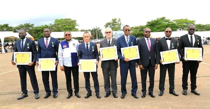 Image de Société. En Côte d'Ivoire, les autorités de l'Agence Foncière Rurale (AFOR) ont récemment dévoilé les enjeux et les défis du Programme de Renforcement de la Sécurisation Foncière Rurale (PRESFOR) pour la période 2024-2029. Ce projet ambitieux, lancé le 18 juillet 2024 à la place Félix Houphouët-Boigny de Guiglo, vise à sécuriser les terres rurales et à promouvoir la stabilité sociale et économique dans plusieurs régions du pays. Avec la délivrance prévue de 500 000 certificats fonciers et la conclusion de 500 000 contrats agraires, le PRESFOR s'impose comme une initiative majeure pour le développement rural en Côte d'Ivoire. Les Objectifs et les Régions Ciblées Le Programme de Renforcement de la Sécurisation Foncière Rurale (PRESFOR) a pour objectif principal de sécuriser les terres rurales dans 16 régions de la Côte d'Ivoire, couvrant une superficie totale de 5 000 000 hectares. Les régions concernées par ce programme sont : Poro, Tchologo, Tonkpi, Worodougou, Gontougo, Agnéby-Tiassa, Moronou, Mé, N'Zi, Indénié-Djuablin, Sud-Comoé, Lôh-Djiboua, Nawa, Bafing, Cavally et Guémon. Ces régions comprennent 52 départements, 218 sous-préfectures et 3 322 villages, faisant du PRESFOR un projet de grande envergure qui touche une large partie du territoire ivoirien. Selon Bamba Cheick Daniel, Directeur général de l'AFOR, « le programme est essentiel pour garantir la sécurité foncière et la stabilité sociale dans les zones rurales, où les conflits fonciers ont souvent été source de tensions et de violences ». En délivrant des certificats fonciers et en concluant des contrats agraires, le PRESFOR vise à établir des droits de propriété clairs et incontestables, réduisant ainsi les risques de conflits. L'Agence Foncière Rurale (AFOR), créée en 2016, joue un rôle central dans la mise en œuvre du PRESFOR. Confrontée à la résurgence des conflits fonciers, l'AFOR a pour mission de sécuriser les droits fonciers et de promouvoir une gestion durable des terres rurales. Le ministre d'État en charge de l'Agriculture, Adjoumani Kobenan Kouassi, a souligné l'importance de cette initiative en déclarant : « Vos terres seront sécurisées grâce au PRESFOR, n’hésitez pas à vous y engager sans réserve. Le gouvernement avec l’appui des bailleurs travaille dans ce sens ». Le soutien au programme ne se limite pas aux autorités gouvernementales. Des personnalités influentes, telles que la ministre d'État en charge de la Fonction publique, Anne Désirée Ouloto, ont également exprimé leur appui. Anne Désirée Ouloto a exhorté les acteurs locaux, y compris les chefs traditionnels, les cadres et les propriétaires terriens, à adhérer pleinement au PRESFOR pour garantir la cohésion sociale et préserver le patrimoine foncier pour les générations futures. Un Enjeu de Cohésion Sociale La sécurisation foncière n'est pas seulement une question de propriété légale, mais aussi un facteur crucial de cohésion sociale. Les conflits fonciers ont souvent des répercussions graves sur la paix et la stabilité dans les zones rurales. En établissant des droits de propriété clairs, le PRESFOR vise à prévenir ces conflits et à promouvoir la paix et la stabilité. Anne Désirée Ouloto a insisté sur ce point lors de son intervention : « Nous devons nous disposer à l’union et à la solidarité, tout en garantissant la cohésion sociale. Cette démarche s’impose à nous si nous voulons laisser à la postérité, en héritage à nos enfants, notre patrimoine commun : nos terres que nous ont léguées nos parents. Ces terres appartiennent à nos enfants, aux générations futures, nous n’avons pas le droit de les compromettre ». La mise en œuvre du PRESFOR présente plusieurs défis. Le processus de délivrance des certificats fonciers et de conclusion des contrats agraires nécessite une coordination étroite entre les différentes parties prenantes, y compris les autorités locales, les communautés rurales et les bailleurs de fonds internationaux. La complexité du cadre juridique foncier en Côte d'Ivoire, ainsi que les différences culturelles et sociales entre les régions, ajoutent également une couche de complexité à ce projet. Le directeur général de l'AFOR, Bamba Cheick Daniel, a reconnu ces défis mais reste optimiste quant à la capacité du programme à atteindre ses objectifs. « Nous sommes conscients des défis, mais nous sommes également déterminés à réussir. Le soutien du gouvernement et des partenaires internationaux est essentiel pour surmonter ces obstacles et réaliser notre vision d'une Côte d'Ivoire où les terres rurales sont sécurisées et les conflits fonciers sont résolus pacifiquement », a-t-il déclaré. Les Avantages Économiques du PRESFOR La sécurisation foncière présente également des avantages économiques significatifs. En garantissant des droits de propriété clairs, le PRESFOR facilite l'accès au crédit pour les agriculteurs, ce qui peut stimuler les investissements dans le secteur agricole. De plus, la sécurité foncière encourage une gestion plus durable des terres, ce qui peut conduire à une augmentation de la productivité agricole et à une amélioration des revenus des ménages ruraux. Adjoumani Kobenan Kouassi a souligné cet aspect en déclarant : « Le PRESFOR n’est pas seulement une question de droits fonciers, c’est aussi une question de développement économique. En sécurisant les terres, nous créons un environnement propice à l’investissement et à la croissance économique dans nos zones rurales ». Le succès du PRESFOR repose en grande partie sur le soutien des partenaires internationaux. Plusieurs bailleurs de fonds, y compris des organisations internationales et des gouvernements étrangers, ont exprimé leur engagement à soutenir le programme. Ce soutien financier et technique est crucial pour assurer la mise en œuvre efficace du PRESFOR et pour surmonter les défis logistiques et administratifs. Le PRESFOR s'inscrit également dans une vision à long terme pour la Côte d'Ivoire. En sécurisant les terres rurales, le programme vise à créer les bases d'un développement rural durable et inclusif. Cette vision à long terme est essentielle pour assurer la pérennité des résultats du programme et pour garantir que les bénéfices de la sécurisation foncière soient ressentis par les générations futures. Le Programme de Renforcement de la Sécurisation Foncière Rurale (PRESFOR) représente une initiative majeure pour la Côte d'Ivoire, visant à sécuriser les terres rurales et à promouvoir la stabilité sociale et économique. Cependant, de nombreux défis restent à relever pour garantir le succès de ce programme ambitieux. Comment la Côte d'Ivoire peut-elle mobiliser les ressources nécessaires et assurer une mise en œuvre efficace du PRESFOR pour garantir un avenir meilleur à ses populations rurales ?