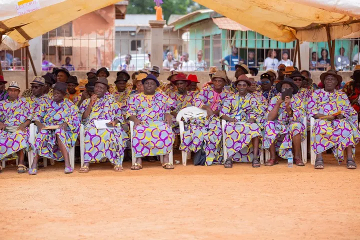 Troisième Image de Société. Le 25 juillet 2024, Gagnoa a été le théâtre d'une cérémonie exceptionnelle avec l'investiture de Kiffy Boga Dago en tant que chef suprême des chefs traditionnels. Cet événement, parrainé par le Ministre Conseiller à la Présidence de la République, Dr Abdallah Albert Toikeusse Mabri, marque une étape importante dans la valorisation des traditions et la promotion de la cohésion sociale dans cette région. Une Cérémonie Marquante pour Gagnoa Le village de Gagnoa s'est réveillé dans une ambiance festive et solennelle ce 25 juillet 2024. La foule, composée de milliers de personnes, s'était rassemblée à l’espace Bonwéli de Garahio pour assister à l'investiture de Kiffy Boga Dago, ancien journaliste connu sous le nom de Boga Sivori. Décoré de 17 bâches noires de monde, l'espace vibrait d'excitation et de fierté, témoignant de l'importance de cet événement pour la communauté. Dr Abdallah Albert Toikeusse Mabri, Ministre Conseiller à la Présidence de la République, a honoré de sa présence cette cérémonie. Considéré comme un fils par le peuple Bété, Mabri a été accueilli chaleureusement. Dans son discours, il a exprimé sa joie et sa fierté de parrainer cette investiture, soulignant l'importance de l'unité et de la cohésion parmi les chefs traditionnels. "Le Président de la République vous a donné la clé pour occuper toute la place. Faites en sorte d'être ensemble, de manière à prolonger la vision du Chef de l’Etat. Sachez que le Président Alassane Ouattara compte sur vous", a-t-il déclaré. Ces paroles résonnaient comme un appel à la solidarité et à l'engagement envers la vision présidentielle de réconciliation et de développement. Kiffy Boga Dago, dont le parcours de journaliste sous le pseudonyme de Boga Sivori est largement reconnu, a pris la parole avec émotion. "Le Chef de l'Etat a valorisé la fonction de chef du village et a élevé la chambre des têtes couronnées au rang d'institution. Allez dire au Chef de l’Etat que le peuple de Gagnoa l’aime et le soutient dans son action", a-t-il affirmé. Son discours a souligné la gratitude envers le Président Ouattara pour ses efforts de valorisation des chefs traditionnels et leur rôle crucial dans la société ivoirienne. Une Mobilisation Exceptionnelle pour la Paix et la Cohésion La cérémonie a été marquée par la présence de nombreuses personnalités et une importante délégation, y compris l’épouse du Ministre Mabri. Les dons significatifs en nature et en espèces offerts par le Ministre et sa délégation ont témoigné de leur engagement envers la paix, la cohésion et le développement de la région de Gagnoa. Cet événement n'était pas seulement une célébration des traditions, mais aussi une manifestation du soutien continu des autorités à l'égard des chefs traditionnels. La présence et les gestes de Mabri illustrent la volonté de promouvoir une harmonie durable et de renforcer le rôle des chefs traditionnels dans le développement local. Cette investiture a mis en lumière l'importance des traditions et du rôle des leaders traditionnels dans la société moderne. En valorisant la fonction de chef du village, le Président Ouattara et les autorités locales affirment leur volonté de maintenir les traditions vivantes tout en les intégrant dans le processus de développement national. Le rôle des chefs traditionnels est crucial pour la cohésion sociale et la réconciliation. Ils servent de pont entre les anciennes coutumes et les nouvelles dynamiques sociales, assurant une continuité culturelle tout en s'adaptant aux défis contemporains. Le Développement Harmonieux à Travers les Traditions L'investiture de Kiffy Boga Dago est également une reconnaissance de la capacité des traditions à contribuer au développement harmonieux des communautés. Les chefs traditionnels, en tant que gardiens des coutumes et des valeurs ancestrales, jouent un rôle essentiel dans la médiation des conflits, la promotion de la paix et l'encouragement du développement local. L'engagement des autorités à soutenir les chefs traditionnels se traduit par des initiatives concrètes, comme la création de la chambre nationale des rois et chefs traditionnels, qui donne une voix officielle aux leaders coutumiers dans le processus décisionnel national. L'investiture de Kiffy Boga Dago représente un nouveau départ pour Gagnoa. En tant que chef suprême, il aura la responsabilité de guider les chefs traditionnels dans leur rôle de leaders communautaires. Sa longue carrière de journaliste lui a conféré une expérience et une perspective uniques qu'il pourra utiliser pour renforcer la cohésion sociale et promouvoir le développement local. Le soutien manifesté par le Ministre Mabri et les autorités locales souligne l'importance de cette nouvelle ère pour Gagnoa. En travaillant ensemble, les chefs traditionnels et les autorités peuvent assurer un avenir prospère et harmonieux pour la région. Alors que Gagnoa célèbre cette investiture historique, comment les chefs traditionnels et les autorités locales peuvent-ils continuer à collaborer pour renforcer la cohésion sociale et promouvoir le développement durable dans la région ?